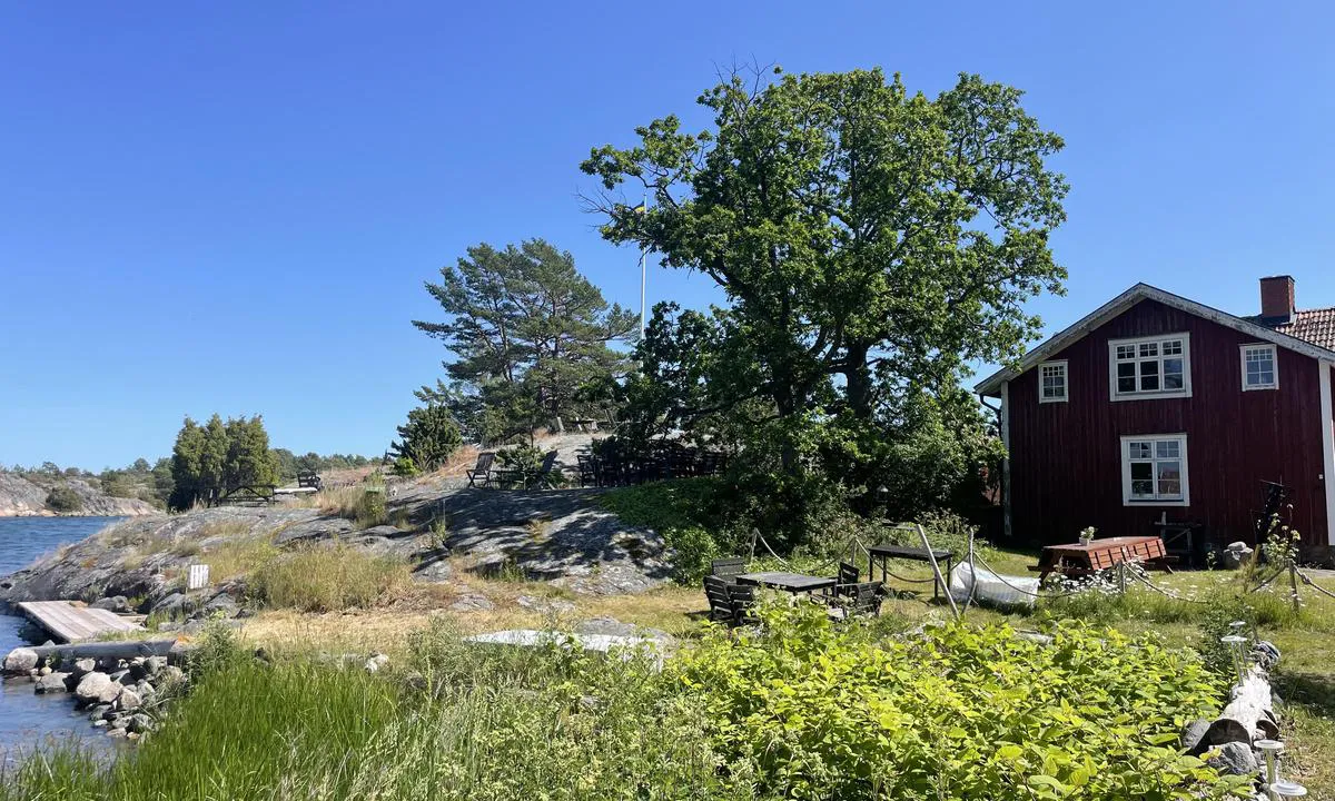 Norra Långholmen - Trässö - Bredholmen - Kalmar: {"base": "se", "no": "L\u00e5ngholmens Glassbod. Det er fortsatt flere sitteplasser i skyggen.", "se": "L\u00e5ngholmens Glassbod. There\u2019s still more seating in the shade.", "en": "L\u00e5ngholmens Ice Cream Stand. There\u2019s still more seating in the shade.", "da": "L\u00e5ngholmens Isbod. Der er stadig flere siddepladser i skyggen.", "fr": "Le kiosque de glace de L\u00e5ngholmen. Il y a encore plus de places assises \u00e0 l'ombre.", "de": "L\u00e5ngholmens Glassbod. Es gibt noch mehr Sitzpl\u00e4tze im Schatten.", "es": "El quiosco de helados de L\u00e5ngholmen. Todav\u00eda hay m\u00e1s asientos en la sombra.", "it": "Chiosco dei gelati di L\u00e5ngholmen. C'\u00e8 ancora pi\u00f9 posto all'ombra.", "pt": "L\u00e5ngholmens Glassbod. Ainda h\u00e1 mais assentos \u00e0 sombra.", "nl": "L\u00e5ngholmens Glassbod. Er is nog meer zitruimte in de schaduw.", "pl": "Kiosk z lodami na L\u00e5ngholmen. Wci\u0105\u017c dost\u0119pne s\u0105 miejsca siedz\u0105ce w cieniu.", "uk": "\u041a\u0430\u0444\u0435 \u043d\u0430 \u041b\u043e\u043d\u0433\u0445\u043e\u043b\u044c\u043c\u0435\u043d\u0456. \u041b\u044e\u0442\u0430\u043a\u0430 \u0454 \u0449\u0435 \u0431\u0456\u043b\u044c\u0448\u0435 \u0441\u0442\u043e\u043b\u0456\u0432 \u0443 \u0442\u0456\u043d\u0456.", "ro": "Chio\u0219c de \u00eenghe\u021bat\u0103 L\u00e5ngholmen. Exist\u0103 \u00eenc\u0103 mai multe locuri la umbr\u0103.", "tr": "L\u00e5ngholmens Dondurma Kul\u00fcbesi. H\u00e2l\u00e2 g\u00f6lgede daha fazla oturma alan\u0131 var.", "el": "\u03a0\u03b1\u03b3\u03c9\u03c4\u03b1\u03c4\u03b6\u03af\u03b4\u03b9\u03ba\u03bf \u03c4\u03bf\u03c5 L\u00e5ngholmen. \u03a5\u03c0\u03ac\u03c1\u03c7\u03bf\u03c5\u03bd \u03b1\u03ba\u03cc\u03bc\u03b1 \u03c0\u03b5\u03c1\u03b9\u03c3\u03c3\u03cc\u03c4\u03b5\u03c1\u03b1 \u03ba\u03b1\u03b8\u03af\u03c3\u03bc\u03b1\u03c4\u03b1 \u03c3\u03c4\u03b7 \u03c3\u03ba\u03b9\u03ac.", "cs": "St\u00e1nek s zmrzlinou v L\u00e5ngholmen. St\u00e1le je v\u00edce m\u00edst k sezen\u00ed ve st\u00ednu.", "hu": "L\u00e5ngholmens Glassbod. M\u00e9g mindig van t\u00f6bb \u00fcl\u0151hely az \u00e1rny\u00e9kban.", "fi": "L\u00e5ngholmens j\u00e4\u00e4tel\u00f6kioski. Varjossa on edelleen enemm\u00e4n istumapaikkoja.", "bg": "\u0414\u044a\u043b\u0433\u043e\u043b\u0430\u0442\u043d\u0438\u044f \u0441\u0442\u044a\u043a\u043b\u0430\u0440\u0441\u043a\u0438 \u0431\u043e\u043a\u0441. \u0412\u0441\u0435 \u043e\u0449\u0435 \u0438\u043c\u0430 \u043e\u0449\u0435 \u043c\u0435\u0441\u0442\u0430 \u043d\u0430 \u0441\u044f\u043d\u043a\u0430.", "sr": "L\u00e5ngholmens Glassbod. Jo\u0161 uvek ima vi\u0161e mesta za sedenje u hladu.", "et": "L\u00e5ngholmeni j\u00e4\u00e4tiseputka. Ikka on rohkem istumisruumi varjus.", "lv": "L\u00e5ngholmens Glassbod. V\u0113l ir vair\u0101k s\u0113dvietu \u0113n\u0101.", "lt": "L\u00e5ngholmens led\u0173 kioskas. Vis dar yra daugiau viet\u0173 \u0161e\u0161\u0117lyje."}