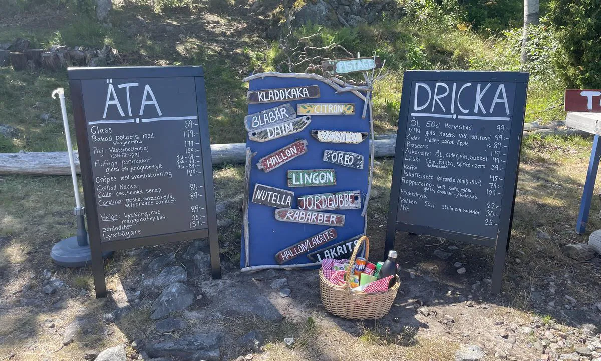 Norra Långholmen - Trässö - Bredholmen - Kalmar: {"base": "se", "no": "L\u00e5ngholmens Glassbod Meny", "se": "L\u00e5ngholmens Glassbod Menu", "en": "<h1>L\u00e5ngholmens Ice Cream Stand Menu</h1>", "da": "L\u00e5ngholmens Isbod Menu", "fr": "Menu de la Cabane de Glace de L\u00e5ngholmen", "de": "L\u00e5ngholmens Glassbod Men\u00fc\u00fc", "es": "Men\u00fa de L\u00e5ngholmens Glassbod", "it": "Menu della Gelateria di L\u00e5ngholmen", "pt": "Menu da Sorveteria L\u00e5ngholmen", "nl": "L\u00e5ngholmens Glassbod Menu", "pl": "Menu budki z lodami na L\u00e5ngholmen", "uk": "\u041c\u0435\u043d\u044e \u043a\u0430\u0444\u0435 \u0437\u0456 \u0441\u043c\u0430\u0447\u043d\u0438\u043c \u043c\u043e\u0440\u043e\u0437\u0438\u0432\u043e\u043c \u043d\u0430 \u041b\u043e\u043d\u0433\u0433\u043e\u043b\u044c\u043c\u0435\u043d\u0456", "ro": "Meniu L\u00e5ngholmens Glassbod", "tr": "L\u00e5ngholmen Dondurma B\u00fcfesi Men\u00fcs\u00fc", "el": "\u039c\u03b5\u03bd\u03bf\u03cd L\u00e5ngholmens Glassbod", "cs": "<h1>L\u00e5ngholmens Glassbod</h1><p>Menu</p>", "hu": "L\u00e5ngholmens Glassbod Men\u00fc", "fi": "L\u00e5ngholmenin J\u00e4\u00e4tel\u00f6kioski Menu", "bg": "\u041c\u0435\u043d\u044e \u043d\u0430 \u0449\u0430\u043d\u0434\u0430 \u0437\u0430 \u0441\u043b\u0430\u0434\u043e\u043b\u0435\u0434\u0438 \u0432 \u041b\u043e\u043d\u0433\u0445\u043e\u043b\u043c\u0435\u043d", "sr": "Meni Langholmens Glassbod", "et": "L\u00e5ngholmens Glassbod Men\u00fc\u00fc", "lv": "L\u00e5ngholmens Glassbod Izv\u0113lne", "lt": "L\u00e5ngholmens Glassbod Meniu"}