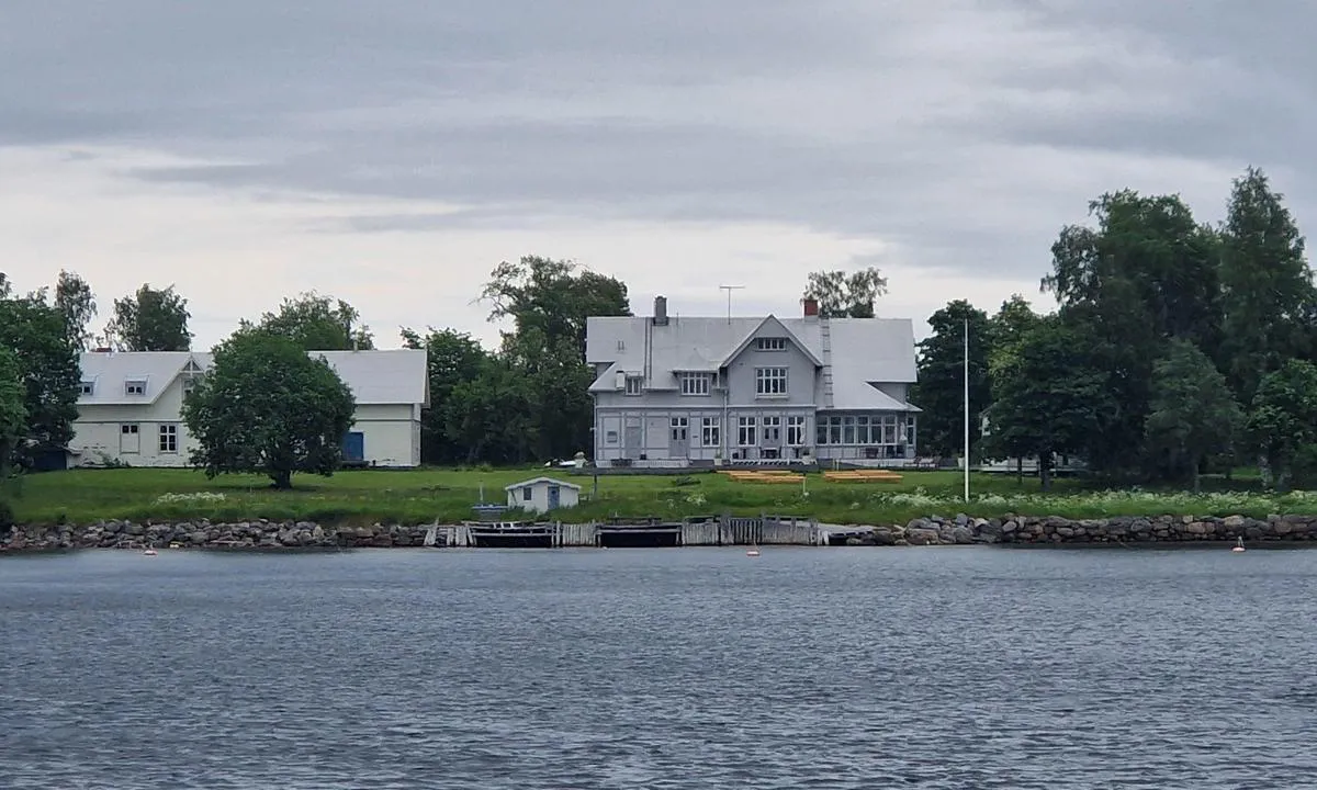 Norrbyskär Hotellbryggan: {"base": "en", "no": "Pontongen har sett bedre dager, men er fortsatt funksjonell med akterb\u00f8yer.", "se": "Pontonen har sett b\u00e4ttre dagar men \u00e4r fortfarande funktionell med akterbojar.", "en": "The pontoon has known better days but is still functional with stern buoys.", "da": "Flydebroen har haft bedre dage, men er stadig funktionel med agterb\u00f8jer.", "fr": "Le ponton a connu des jours meilleurs mais est toujours fonctionnel avec des bou\u00e9es de poupe.", "de": "Der Ponton hat schon bessere Tage gesehen, ist aber mit Heckbojen immer noch funktionsf\u00e4hig.", "es": "El pantal\u00e1n ha visto d\u00edas mejores, pero a\u00fan es funcional con boyas de popa.", "it": "Il pontile ha conosciuto tempi migliori ma \u00e8 ancora funzionale con boe a poppa.", "pt": "O pont\u00e3o j\u00e1 teve dias melhores, mas ainda \u00e9 funcional com boias de popa.", "nl": "De steiger heeft betere dagen gekend, maar is nog steeds functioneel met hekboeien.", "pl": "Pontoon mia\u0142 lepsze dni, ale wci\u0105\u017c jest funkcjonalny z rufowymi boiami.", "uk": "\u041f\u043e\u043d\u0442\u043e\u043d \u043f\u0435\u0440\u0435\u0436\u0438\u0432 \u043a\u0440\u0430\u0449\u0456 \u0434\u043d\u0456, \u0430\u043b\u0435 \u0432\u0441\u0435 \u0449\u0435 \u0444\u0443\u043d\u043a\u0446\u0456\u043e\u043d\u0443\u0454 \u0437 \u043a\u043e\u0440\u043c\u043e\u0432\u0438\u043c\u0438 \u0431\u0443\u044f\u043c\u0438.", "ro": "Pontonul a cunoscut zile mai bune, dar este \u00eenc\u0103 func\u021bional cu balize de pupa.", "tr": "Pontoon daha iyi g\u00fcnler g\u00f6rm\u00fc\u015ft\u00fcr ama hala k\u0131\u00e7 \u015famand\u0131ralar\u0131 ile i\u015flevseldir.", "el": "\u0397 \u03c0\u03c1\u03bf\u03b2\u03bb\u03ae\u03c4\u03b1 \u03ad\u03c7\u03b5\u03b9 \u03b3\u03bd\u03c9\u03c1\u03af\u03c3\u03b5\u03b9 \u03ba\u03b1\u03bb\u03cd\u03c4\u03b5\u03c1\u03b5\u03c2 \u03bc\u03ad\u03c1\u03b5\u03c2 \u03b1\u03bb\u03bb\u03ac \u03b5\u03af\u03bd\u03b1\u03b9 \u03b1\u03ba\u03cc\u03bc\u03b7 \u03bb\u03b5\u03b9\u03c4\u03bf\u03c5\u03c1\u03b3\u03b9\u03ba\u03ae \u03bc\u03b5 \u03c0\u03af\u03c3\u03c9 \u03c3\u03b7\u03bc\u03b1\u03b4\u03bf\u03cd\u03c1\u03b5\u03c2.", "cs": "Ponton za\u017eil lep\u0161\u00ed \u010dasy, ale je st\u00e1le funk\u010dn\u00ed s kotevn\u00edmi b\u00f3jemi na z\u00e1di.", "hu": "A ponton l\u00e1tott m\u00e1r jobb napokat, de m\u00e9g mindig m\u0171k\u00f6d\u0151k\u00e9pes a farb\u00f3j\u00e1kkal.", "fi": "Ponttooni on n\u00e4hnyt parempia p\u00e4ivi\u00e4, mutta on yh\u00e4 toimintakelpoinen per\u00e4poijujen kanssa.", "bg": "\u041f\u043e\u043d\u0442\u043e\u043d\u044a\u0442 \u0435 \u0438\u043c\u0430\u043b \u043f\u043e-\u0434\u043e\u0431\u0440\u0438 \u0434\u043d\u0438, \u043d\u043e \u0432\u0441\u0435 \u043e\u0449\u0435 \u0435 \u0444\u0443\u043d\u043a\u0446\u0438\u043e\u043d\u0430\u043b\u0435\u043d \u0441 \u043a\u043e\u0442\u0432\u0435\u043d\u0438 \u0432\u0445\u043e\u0434\u043e\u0432\u0435 \u043a\u044a\u043c \u043a\u044a\u0440\u043c\u0430\u0442\u0430.", "sr": "Pontonski dok je imao boljih dana, ali je i dalje funkcionalan sa krmenim bovi.", "et": "Pontoon on n\u00e4inud paremaid p\u00e4evi, kuid on endiselt t\u00f6\u00f6korras koos s\u00f5ukaimudega.", "lv": "Pontons ir piedz\u012bvojis lab\u0101kus laikus, bet joproj\u0101m funkcion\u0113 ar paka\u013cgala boju.", "lt": "Pontonas mat\u0117 geresnes dienas, ta\u010diau vis dar veikia su galo pl\u016bdurais."}