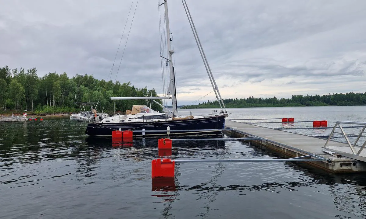 Norrbyskär kalmarn: {"base": "en", "no": "De siste 4 plassene er store, men konstruksjonen er lett.", "se": "De sista 4 platserna \u00e4r stora men konstruktionen \u00e4r l\u00e4tt.", "en": "The last 4 places are large but the construction is light.", "da": "De sidste 4 pladser er store, men konstruktionen er let.", "fr": "Les 4 derniers emplacements sont grands mais la construction est l\u00e9g\u00e8re.", "de": "Die letzten 4 Pl\u00e4tze sind gro\u00df, aber die Konstruktion ist leicht.", "es": "Los \u00faltimos 4 lugares son grandes pero la construcci\u00f3n es ligera.", "it": "Gli ultimi 4 posti sono grandi ma la costruzione \u00e8 leggera.", "pt": "Os \u00faltimos 4 lugares s\u00e3o grandes, mas a constru\u00e7\u00e3o \u00e9 leve.", "nl": "De laatste 4 plaatsen zijn groot, maar de constructie is licht.", "pl": "Ostatnie 4 miejsca s\u0105 du\u017ce, ale konstrukcja jest lekka.", "uk": "\u041e\u0441\u0442\u0430\u043d\u043d\u0456 4 \u043c\u0456\u0441\u0446\u044f \u0432\u0435\u043b\u0438\u043a\u0456, \u0430\u043b\u0435 \u043a\u043e\u043d\u0441\u0442\u0440\u0443\u043a\u0446\u0456\u044f \u043b\u0435\u0433\u043a\u0430.", "ro": "Ultimele 4 locuri sunt mari, dar construc\u021bia este u\u0219oar\u0103.", "tr": "Son 4 yer b\u00fcy\u00fck ama yap\u0131s\u0131 hafif.", "el": "\u03a4\u03b1 \u03c4\u03b5\u03bb\u03b5\u03c5\u03c4\u03b1\u03af\u03b1 4 \u03c3\u03b7\u03bc\u03b5\u03af\u03b1 \u03b5\u03af\u03bd\u03b1\u03b9 \u03bc\u03b5\u03b3\u03ac\u03bb\u03b1 \u03b1\u03bb\u03bb\u03ac \u03b7 \u03ba\u03b1\u03c4\u03b1\u03c3\u03ba\u03b5\u03c5\u03ae \u03b5\u03af\u03bd\u03b1\u03b9 \u03b5\u03bb\u03b1\u03c6\u03c1\u03b9\u03ac.", "cs": "Posledn\u00ed 4 m\u00edsta jsou velk\u00e1, ale stavba je lehk\u00e1.", "hu": "Az utols\u00f3 4 hely nagy, de a kialak\u00edt\u00e1s k\u00f6nny\u0171.", "fi": "Viimeiset 4 paikkaa ovat suuria, mutta rakenteet ovat kevyit\u00e4.", "bg": "\u041f\u043e\u0441\u043b\u0435\u0434\u043d\u0438\u0442\u0435 4 \u043c\u0435\u0441\u0442\u0430 \u0441\u0430 \u0433\u043e\u043b\u0435\u043c\u0438, \u043d\u043e \u043a\u043e\u043d\u0441\u0442\u0440\u0443\u043a\u0446\u0438\u044f\u0442\u0430 \u0435 \u043b\u0435\u043a\u0430.", "sr": "Poslednja 4 mesta su velika, ali je konstrukcija lagana.", "et": "Viimased neli kohta on suured, kuid konstruktsioon on kerge.", "lv": "P\u0113d\u0113j\u0101s 4 vietas ir lielas, bet konstrukcija ir viegla.", "lt": "Paskutines 4 vietos yra didel\u0117s, ta\u010diau konstrukcija lengva."}