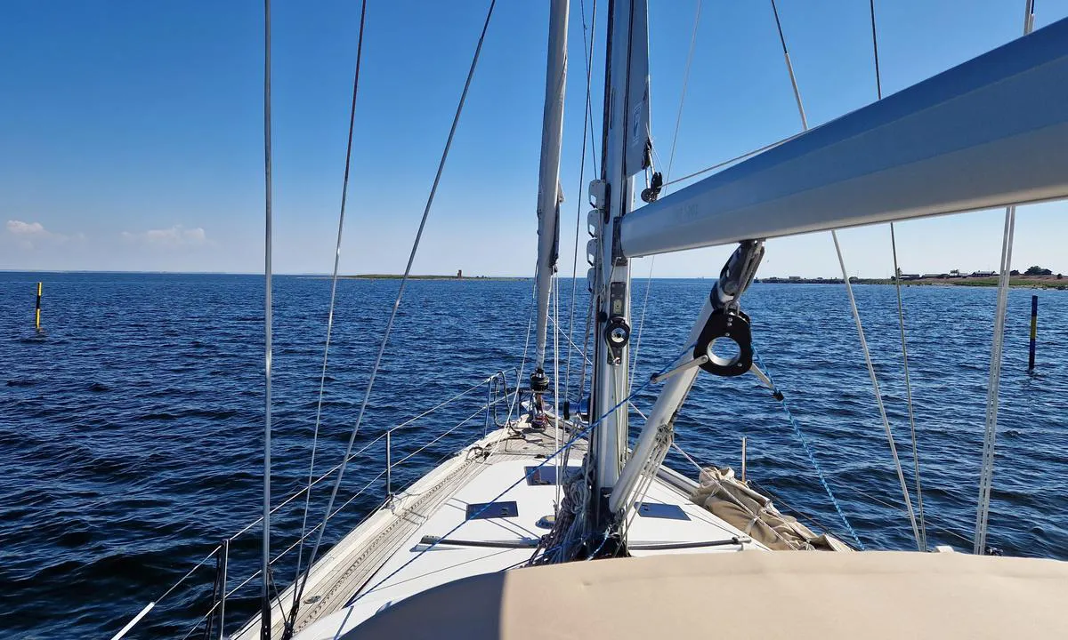 Norrskär - Vasa: {"base": "en", "no": "De nordlige og syd/syd\u00f8stlige innseilingsfarvann er godt merket med 2,2 m dybde.<br>\u00d8stpassasjen har kun 1,5 m dybde.", "se": "De norra och syd/syd\u00f6stra tilltr\u00e4desfarlederna \u00e4r v\u00e4l markerade med 2,2m djup. \u00d6stra passagen erbjuder endast 1,5m.", "en": "The north and the south/south east access fairways are well marked with 2.2m depth.\r\nThe East passage only offers 1.5m.", "da": "Nord- og syd/syd\u00f8st-tilgangsfarvandene er godt afm\u00e6rket med en dybde p\u00e5 2,2m.<br />\u00d8stpassagen tilbyder kun 1,5m.", "fr": "Les chenaux d'acc\u00e8s nord et sud/sud-est sont bien balis\u00e9s avec une profondeur de 2,2 m. Le passage est n'offre que 1,5 m.", "de": "Die n\u00f6rdlichen und s\u00fcd/s\u00fcd\u00f6stlichen Zufahrtswege sind gut mit einer Tiefe von 2,2 m markiert. Die \u00f6stliche Passage bietet nur 1,5 m.", "es": "Las v\u00edas de acceso del norte y del sur/sureste est\u00e1n bien se\u00f1alizadas con una profundidad de 2,2m.<br>El paso del este solo ofrece 1,5m.", "it": "I canali di accesso a nord e sud/sud-est sono ben segnalati con una profondit\u00e0 di 2,2m.<br>Il passaggio a est offre solo 1,5m.", "pt": "As rotas de acesso norte e sul/sudeste est\u00e3o bem sinalizadas com profundidade de 2,2m. A passagem leste oferece apenas 1,5m.", "nl": "De noordelijke en de zuid/zuid-oostelijke toegangsvaarwegen zijn goed gemarkeerd met een diepte van 2,2m. De oostelijke doorgang biedt slechts 1,5m.", "pl": "P\u00f3\u0142nocne oraz po\u0142udniowo-po\u0142udniowo-wschodnie tory wodne s\u0105 dobrze oznaczone i maj\u0105 g\u0142\u0119boko\u015b\u0107 2,2m. Przej\u015bcie wschodnie oferuje tylko 1,5m.", "uk": "\u041f\u0456\u0432\u043d\u0456\u0447\u043d\u0438\u0439 \u0442\u0430 \u043f\u0456\u0432\u0434\u0435\u043d\u043d\u043e-\u043f\u0456\u0432\u0434\u0435\u043d\u043d\u043e-\u0441\u0445\u0456\u0434\u043d\u0438\u0439 \u043f\u0456\u0434\u0445\u043e\u0434\u0438 \u0434\u043e\u0431\u0440\u0435 \u043f\u043e\u0437\u043d\u0430\u0447\u0435\u043d\u0456 \u0433\u043b\u0438\u0431\u0438\u043d\u043e\u044e 2,2 \u043c. \u0421\u0445\u0456\u0434\u043d\u0438\u0439 \u043f\u0440\u043e\u0445\u0456\u0434 \u043c\u0430\u0454 \u0433\u043b\u0438\u0431\u0438\u043d\u0443 \u043b\u0438\u0448\u0435 1,5 \u043c.", "ro": "C\u0103ile de acces din nord \u0219i sud/sud-est sunt bine marcate cu o ad\u00e2ncime de 2,2m.<br>Pasajul estic ofer\u0103 doar 1,5m.", "tr": "Kuzey ve g\u00fcney/g\u00fcneydo\u011fu giri\u015f yollar\u0131 2.2m derinlik ile iyi bir \u015fekilde i\u015faretlenmi\u015ftir.<br>Do\u011fu ge\u00e7idi sadece 1.5m derinlik sunmaktad\u0131r.", "el": "\u039f\u03b9 \u03b4\u03af\u03b1\u03c5\u03bb\u03bf\u03b9 \u03c0\u03c1\u03cc\u03c3\u03b2\u03b1\u03c3\u03b7\u03c2 \u03b2\u03bf\u03c1\u03c1\u03ac \u03ba\u03b1\u03b9 \u03bd\u03cc\u03c4\u03bf\u03c5/\u03bd\u03cc\u03c4\u03b9\u03bf-\u03b1\u03bd\u03b1\u03c4\u03bf\u03bb\u03b9\u03ba\u03ac \u03b5\u03af\u03bd\u03b1\u03b9 \u03ba\u03b1\u03bb\u03ac \u03c3\u03b7\u03bc\u03b1\u03c4\u03bf\u03b4\u03bf\u03c4\u03b7\u03bc\u03ad\u03bd\u03bf\u03b9 \u03bc\u03b5 \u03b2\u03ac\u03b8\u03bf\u03c2 2,2 \u03bc\u03ad\u03c4\u03c1\u03b1.<br>\u039f \u03b1\u03bd\u03b1\u03c4\u03bf\u03bb\u03b9\u03ba\u03cc\u03c2 \u03b4\u03b9\u03ac\u03b4\u03c1\u03bf\u03bc\u03bf\u03c2 \u03c0\u03c1\u03bf\u03c3\u03c6\u03ad\u03c1\u03b5\u03b9 \u03bc\u03cc\u03bd\u03bf 1,5 \u03bc\u03ad\u03c4\u03c1\u03bf.", "cs": "P\u0159\u00edstupov\u00e9 plavebn\u00ed dr\u00e1hy na sever a jih/jihov\u00fdchod jsou dob\u0159e ozna\u010den\u00e9 a maj\u00ed hloubku 2,2m. V\u00fdchodn\u00ed pr\u016fchod nab\u00edz\u00ed pouze 1,5m.", "hu": "Az \u00e9szaki \u00e9s a d\u00e9l/d\u00e9lkeleti bej\u00e1rati \u00fatszakaszok j\u00f3l meg vannak jel\u00f6lve, 2,2 m m\u00e9lys\u00e9ggel.<br /> A keleti \u00e1tj\u00e1r\u00f3 csak 1,5 m-t k\u00edn\u00e1l.", "fi": "Pohjois- ja etel\u00e4-/kaakkoiskulkuv\u00e4yl\u00e4t on hyvin merkitty ja syvyydelt\u00e4\u00e4n 2,2 m. Id\u00e4n v\u00e4yl\u00e4 tarjoaa vain 1,5 m.", "bg": "\u0421\u0435\u0432\u0435\u0440\u043d\u0438\u044f\u0442 \u0438 \u044e\u0436\u043d\u043e/\u044e\u0433\u043e\u0438\u0437\u0442\u043e\u0447\u043d\u0438\u044f\u0442 \u0434\u043e\u0441\u0442\u044a\u043f \u0434\u043e \u0444\u0430\u0440\u0432\u0430\u0442\u0435\u0440\u0438\u0442\u0435 \u0441\u0430 \u0434\u043e\u0431\u0440\u0435 \u043c\u0430\u0440\u043a\u0438\u0440\u0430\u043d\u0438 \u0441 \u0434\u044a\u043b\u0431\u043e\u0447\u0438\u043d\u0430 \u043e\u0442 2.2 \u043c.<br>\u0418\u0437\u0442\u043e\u0447\u043d\u0438\u044f\u0442 \u043f\u0440\u043e\u0445\u043e\u0434 \u043f\u0440\u0435\u0434\u043b\u0430\u0433\u0430 \u0441\u0430\u043c\u043e 1.5 \u043c.", "sr": "Severni i ju\u017eni/jugoisto\u010dni pristupni plovni putevi su dobro obele\u017eeni sa dubinom od 2,2m. Isto\u010dni prolaz nudi samo 1,5m.", "et": "P\u00f5hja ja l\u00f5una/l\u00f5una-ida ligip\u00e4\u00e4suteed on h\u00e4sti m\u00e4rgistatud 2,2 m s\u00fcgavusega.<br />Ida l\u00e4bip\u00e4\u00e4s pakub vaid 1,5 m s\u00fcgavust.", "lv": "Zieme\u013cu un dienvidu/dienvidaustrumu pieejas ce\u013ci ir labi iez\u012bm\u0113ti ar 2.2 m dzi\u013cumu. Austrumu ieeja pied\u0101v\u0101 tikai 1.5 m.", "lt": "\u0160iaur\u0117s ir piet\u0173/pietry\u010di\u0173 \u012fplaukos kanalai yra gerai pa\u017eym\u0117ti ir turi 2,2 m gyl\u012f. Rytin\u0117 per\u0117ja si\u016blo tik 1,5 m."}