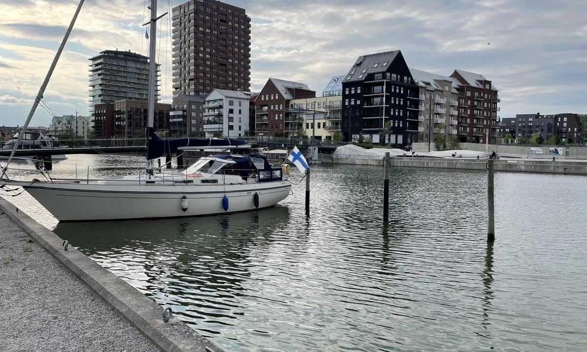 Norrtälje Gästhamn: {"base": "en", "no": "Noen gamle stolper f\u00f8r broen", "se": "N\u00e5gra gamla stolpar f\u00f6re bron", "en": "Some old poles before the bridge", "da": "Nogle gamle stolper f\u00f8r broen", "fr": "Quelques vieux poteaux avant le pont", "de": "Einige alte Pf\u00e4hle vor der Br\u00fccke", "es": "Algunas estacas viejas antes del puente", "it": "Alcuni vecchi pali prima del ponte", "pt": "Alguns postes antigos antes da ponte", "nl": "Enkele oude palen voor de brug", "pl": "Kilka starych pali przed mostem", "uk": "\u0414\u0435\u044f\u043a\u0456 \u0441\u0442\u0430\u0440\u0456 \u043f\u0430\u043b\u0456 \u043f\u0435\u0440\u0435\u0434 \u043c\u043e\u0441\u0442\u043e\u043c", "ro": "C\u00e2teva st\u00e2lpi vechi \u00eenainte de pod", "tr": "K\u00f6pr\u00fcden \u00f6nce baz\u0131 eski direkler", "el": "\u039c\u03b5\u03c1\u03b9\u03ba\u03bf\u03af \u03c0\u03b1\u03bb\u03b9\u03bf\u03af \u03c0\u03ac\u03c3\u03b1\u03bb\u03bf\u03b9 \u03c0\u03c1\u03b9\u03bd \u03b1\u03c0\u03cc \u03c4\u03b7 \u03b3\u03ad\u03c6\u03c5\u03c1\u03b1", "cs": "N\u011bjak\u00e9 star\u00e9 sloupy p\u0159ed mostem", "hu": "N\u00e9h\u00e1ny r\u00e9gi c\u00f6l\u00f6p a h\u00edd el\u0151tt", "fi": "Joidenkin vanhojen tolppien ennen siltaa", "bg": "\u041d\u044f\u043a\u043e\u0438 \u0441\u0442\u0430\u0440\u0438 \u043a\u043e\u043b\u043e\u0432\u0435 \u043f\u0440\u0435\u0434\u0438 \u043c\u043e\u0441\u0442\u0430", "sr": "Neki stari stubovi pre mosta", "et": "M\u00f5ned vanad postid enne silda", "lv": "Da\u017ei veci stabi pirms tilta", "lt": "Kai kurie seni poliai prie\u0161ais tilt\u0105"}