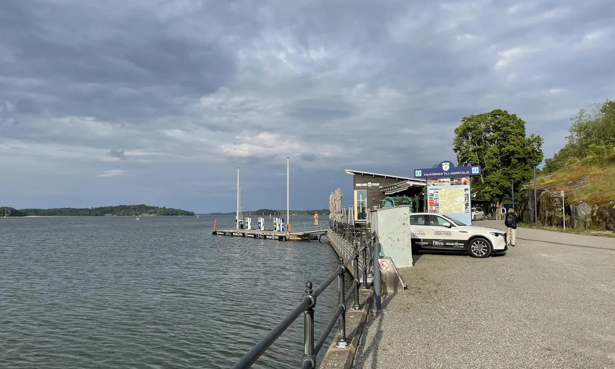 Norrtälje Gästhamn: {"base": "en", "no": "Drivstoff og tjenester", "se": "Br\u00e4nsle och tj\u00e4nster", "en": "Fuel and services", "da": "Br\u00e6ndstof og tjenester", "fr": "Carburant et services", "de": "Kraftstoff und Dienstleistungen", "es": "Combustible y servicios", "it": "Carburante e servizi", "pt": "Combust\u00edvel e servi\u00e7os", "nl": "Brandstof en diensten", "pl": "Paliwo i us\u0142ugi", "uk": "\u041f\u0430\u043b\u044c\u043d\u0435 \u0442\u0430 \u043f\u043e\u0441\u043b\u0443\u0433\u0438", "ro": "Combustibil \u0219i servicii", "tr": "Yak\u0131t ve hizmetler", "el": "\u039a\u03b1\u03cd\u03c3\u03b9\u03bc\u03b1 \u03ba\u03b1\u03b9 \u03c5\u03c0\u03b7\u03c1\u03b5\u03c3\u03af\u03b5\u03c2", "cs": "Palivo a slu\u017eby", "hu": "\u00dczemanyag \u00e9s szolg\u00e1ltat\u00e1sok", "fi": "Polttoaine ja palvelut", "bg": "\u0413\u043e\u0440\u0438\u0432\u043e \u0438 \u0443\u0441\u043b\u0443\u0433\u0438", "sr": "Gorivo i usluge", "et": "K\u00fctus ja teenused", "lv": "Degviela un pakalpojumi", "lt": "Kuras ir paslaugos"}