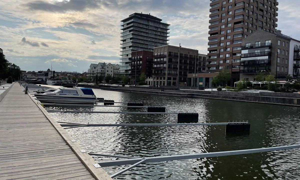 Norrtälje Gästhamn: {"base": "en", "no": "Splitter nye Y-bommer mellom broen og sentrum", "se": "Helt nya Y-bommar mellan bron och stadens centrum", "en": "Brand new Y-booms between the bridge and city centre", "da": "Nye Y-bomme mellem broen og byens centrum", "fr": "Nouveaux pontons en Y entre le pont et le centre-ville", "de": "Brandneue Y-B\u00e4ume zwischen der Br\u00fccke und dem Stadtzentrum", "es": "Nuevas Y-booms entre el puente y el centro de la ciudad", "it": "Nuovi Y-boom tra il ponte e il centro citt\u00e0", "pt": "Novos bra\u00e7os em Y entre a ponte e o centro da cidade", "nl": "Splinternieuwe Y-bomen tussen de brug en het stadscentrum", "pl": "Nowiutkie Y-boje pomi\u0119dzy mostem a centrum miasta", "uk": "\u041d\u043e\u0432\u0456 Y-\u0431\u0430\u043b\u043a\u0438 \u043c\u0456\u0436 \u043c\u043e\u0441\u0442\u043e\u043c \u0456 \u0446\u0435\u043d\u0442\u0440\u043e\u043c \u043c\u0456\u0441\u0442\u0430", "ro": "Y-boomuri noi \u00eentre pod \u0219i centrul ora\u0219ului", "tr": "Yeni Y-bumlar\u0131, k\u00f6pr\u00fc ile \u015fehir merkezi aras\u0131nda", "el": "\u039a\u03b1\u03b9\u03bd\u03bf\u03cd\u03c1\u03b3\u03b9\u03b1 Y-\u03b4\u03bf\u03ba\u03ac\u03c1\u03b9\u03b1 \u03bc\u03b5\u03c4\u03b1\u03be\u03cd \u03c4\u03b7\u03c2 \u03b3\u03ad\u03c6\u03c5\u03c1\u03b1\u03c2 \u03ba\u03b1\u03b9 \u03c4\u03bf\u03c5 \u03ba\u03ad\u03bd\u03c4\u03c1\u03bf\u03c5 \u03c4\u03b7\u03c2 \u03c0\u03cc\u03bb\u03b7\u03c2", "cs": "Zcela nov\u00e9 Y-ramena mezi mostem a centrem m\u011bsta", "hu": "Vadi\u00faj Y-kik\u00f6t\u0151bakok a h\u00edd \u00e9s a v\u00e1rosk\u00f6zpont k\u00f6z\u00f6tt", "fi": "Uudenkarheat Y-puomit sillan ja keskustan v\u00e4lill\u00e4", "bg": "\u0427\u0438\u0441\u0442\u043e \u043d\u043e\u0432\u0438 Y-\u0431\u0443\u043c\u043e\u0432\u0435 \u043c\u0435\u0436\u0434\u0443 \u043c\u043e\u0441\u0442\u0430 \u0438 \u0446\u0435\u043d\u0442\u044a\u0440\u0430 \u043d\u0430 \u0433\u0440\u0430\u0434\u0430", "sr": "Potpuno novi Y-bu\u017eevi izme\u0111u mosta i centra grada", "et": "T\u00e4iesti uued Y-poomid silla ja kesklinna vahel", "lv": "Pavisam jauni Y-bu\u013c\u013ci starp tiltu un pils\u0113tas centru", "lt": "Visi\u0161kai nauji Y-bok\u0161tai tarp tilto ir miesto centro"}