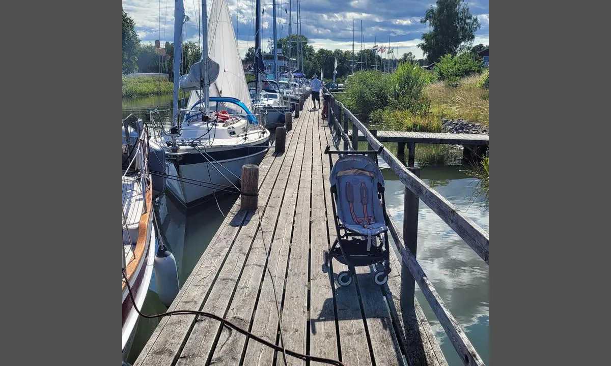 Norsholm: {"base": "de", "no": "Utsikt over den midtre seksjonen av bryggen.", "se": "<p>Utsikt \u00f6ver den mellersta sektionen av bryggan.</p>", "en": "View of the middle section of the jetty.", "da": "Udsigt over den midterste del af broen.", "fr": "Vue sur la section m\u00e9diane du ponton.", "de": "Blick auf die mittlere Sektion des Stegs.", "es": "Vista de la secci\u00f3n media del embarcadero.", "it": "Vista sulla sezione centrale del molo.", "pt": "Vista da se\u00e7\u00e3o intermedi\u00e1ria do cais.", "nl": "Uitzicht op het middelste gedeelte van de steiger.", "pl": "Widok na \u015brodkow\u0105 sekcj\u0119 pomostu.", "uk": "\u0412\u0438\u0434 \u043d\u0430 \u0441\u0435\u0440\u0435\u0434\u043d\u044e \u0441\u0435\u043a\u0446\u0456\u044e \u043f\u0440\u0438\u0447\u0430\u043b\u0443.", "ro": "Privire asupra sec\u021biunii centrale a pontonului.", "tr": "\u0130skelelerin orta k\u0131sm\u0131na bak\u0131\u015f.", "el": "\u0398\u03ad\u03b1 \u03c3\u03c4\u03b7\u03bd \u03ba\u03b5\u03bd\u03c4\u03c1\u03b9\u03ba\u03ae \u03b5\u03bd\u03cc\u03c4\u03b7\u03c4\u03b1 \u03c4\u03b7\u03c2 \u03c0\u03c1\u03bf\u03b2\u03bb\u03ae\u03c4\u03b1\u03c2.", "cs": "Pohled na st\u0159edn\u00ed \u010d\u00e1st mola.", "hu": "Kil\u00e1t\u00e1s a m\u00f3l\u00f3 k\u00f6z\u00e9ps\u0151 szakasz\u00e1ra.", "fi": "N\u00e4kym\u00e4 laiturin keskiosaan.", "bg": "\u0418\u0437\u0433\u043b\u0435\u0434 \u043a\u044a\u043c \u0441\u0440\u0435\u0434\u043d\u0430\u0442\u0430 \u0441\u0435\u043a\u0446\u0438\u044f \u043d\u0430 \u043a\u0435\u0439\u043e\u0432\u043e\u0442\u043e \u043f\u0440\u0438\u0441\u0442\u0430\u043d\u0438\u0449\u0435.", "sr": "Pogled na srednji deo pristani\u0161ta.", "et": "Vaade kai keskosale.", "lv": "Skats uz piest\u0101tnes vid\u0113jo sekciju.", "lt": "Vaizdas \u012f vidurin\u012f prieplaukos sektori\u0173."}