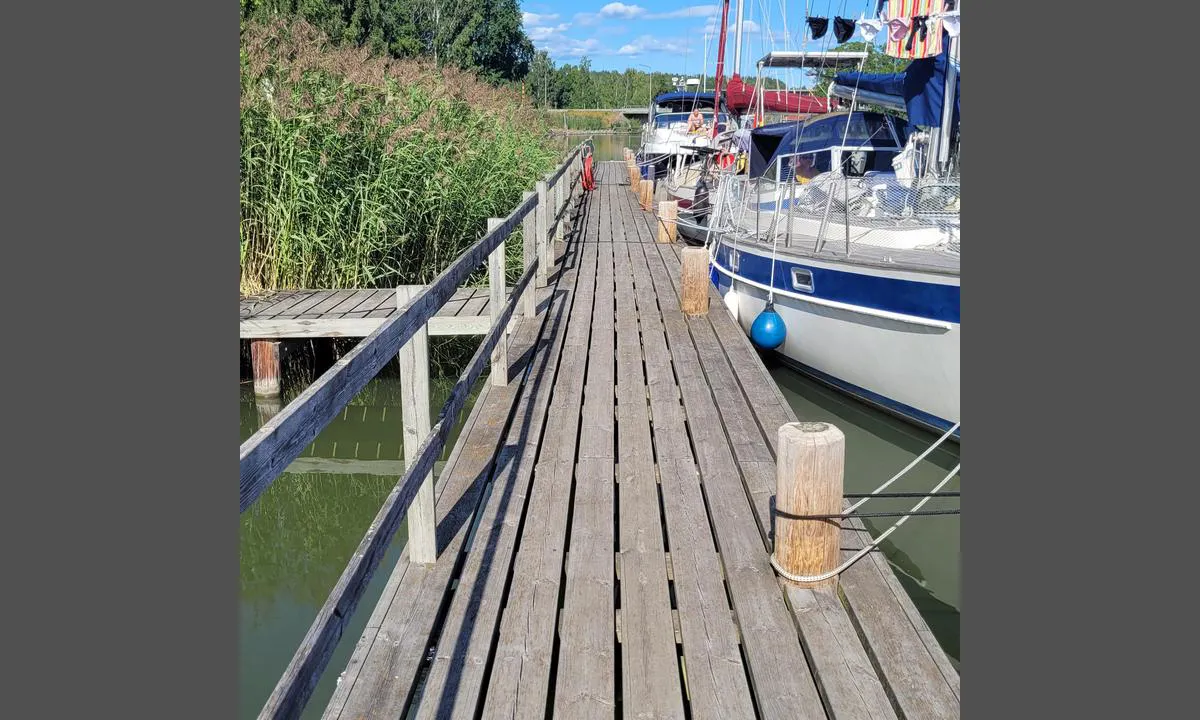 Norsholm: {"base": "de", "no": "Utsikt over den \u00f8stlige enden av bryggen.", "se": "Utsikt \u00f6ver den \u00f6stra \u00e4nden av bryggan.", "en": "View of the eastern end of the jetty.", "da": "Udsigt over den \u00f8stlige ende af molen.", "fr": "Vue sur l'extr\u00e9mit\u00e9 est du ponton.", "de": "Blick auf das \u00f6stliche Ende des Stegs.", "es": "Vista del extremo oriental del muelle.", "it": "Vista sull'estremit\u00e0 orientale del molo.", "pt": "Vista da extremidade oriental do cais.", "nl": "Zicht op het oostelijke einde van de steiger.", "pl": "Widok na wschodni koniec pomostu.", "uk": "\u0412\u0438\u0434 \u043d\u0430 \u0441\u0445\u0456\u0434\u043d\u0438\u0439 \u043a\u0456\u043d\u0435\u0446\u044c \u043f\u0440\u0438\u0447\u0430\u043b\u0443.", "ro": "Privire spre cap\u0103tul estic al pontonului.", "tr": "\u0130skele'nin do\u011fu ucuna bak\u0131\u015f.", "el": "\u0398\u03ad\u03b1 \u03c3\u03c4\u03bf \u03b1\u03bd\u03b1\u03c4\u03bf\u03bb\u03b9\u03ba\u03cc \u03ac\u03ba\u03c1\u03bf \u03c4\u03bf\u03c5 \u03c0\u03c1\u03bf\u03b2\u03bb\u03ae\u03c4\u03b1.", "cs": "Pohled na v\u00fdchodn\u00ed konec mola.", "hu": "Kil\u00e1t\u00e1s a m\u00f3l\u00f3 keleti v\u00e9g\u00e9re.", "fi": "N\u00e4kym\u00e4 laiturin it\u00e4p\u00e4\u00e4h\u00e4n.", "bg": "\u0418\u0437\u0433\u043b\u0435\u0434 \u043a\u044a\u043c \u0438\u0437\u0442\u043e\u0447\u043d\u0438\u044f \u043a\u0440\u0430\u0439 \u043d\u0430 \u043a\u0435\u044f.", "sr": "\u041f\u043e\u0433\u043b\u0435\u0434 \u043d\u0430 \u0438\u0441\u0442\u043e\u0447\u043d\u0438 \u043a\u0440\u0430\u0458 \u043f\u0440\u0438\u0441\u0442\u0430\u043d\u0438\u0448\u0442\u0430.", "et": "Vaade kai idapoolsele otsale.", "lv": "Skats uz piest\u0101tnes austrumu galu.", "lt": "Vaizdas \u012f rytin\u012f prieplaukos gal\u0105."}