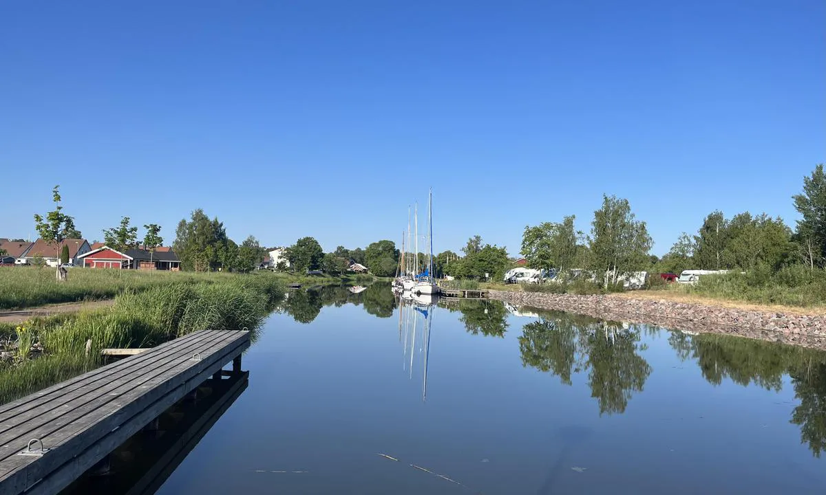 Norsholm: For så vidt en fin havn, men mye støy fra trafikkert vei og travel jernbane. Bildet er tatt fra en ventebrygge, havna var full da vi kom inn, og vi fikk ikke ligge to i bredden.