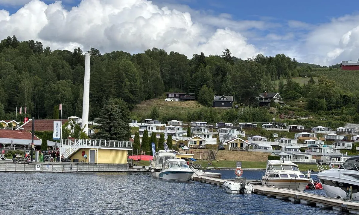 Norsjø Ferieland - Akkerhaugen: {"base": "no", "no": "Yrende folkeliv en fin dag i juli", "se": "Folkmyller en fin dag i juli", "en": "Bustling crowd on a fine day in July", "da": "Yrende folkeliv en fin dag i juli", "fr": "Foule anim\u00e9e un beau jour de juillet", "de": "Lebhaftes Treiben an einem sch\u00f6nen Julitag", "es": "Animada vida en un hermoso d\u00eda de julio", "it": "Vivace vita cittadina in una bella giornata di luglio", "pt": "Vida movimentada em um belo dia de julho", "nl": "Bruisende drukte op een mooie julidag", "pl": "T\u0119tni\u0105ce \u017cyciem t\u0142umy w pi\u0119kny dzie\u0144 lipca", "uk": "\u0416\u0432\u0430\u0432\u0435 \u043b\u044e\u0434\u0441\u044c\u043a\u0435 \u0436\u0438\u0442\u0442\u044f \u0443 \u0433\u0430\u0440\u043d\u0438\u0439 \u043b\u0438\u043f\u043d\u0435\u0432\u0438\u0439 \u0434\u0435\u043d\u044c", "ro": "Forfot\u0103 de oameni \u00eentr-o zi frumoas\u0103 de iulie", "tr": "Temmuz ay\u0131n\u0131n g\u00fczel bir g\u00fcn\u00fcnde kalabal\u0131k ve canl\u0131 ya\u015fam", "el": "\u0396\u03c9\u03bd\u03c4\u03b1\u03bd\u03ae \u03ba\u03af\u03bd\u03b7\u03c3\u03b7 \u03bc\u03af\u03b1 \u03cc\u03bc\u03bf\u03c1\u03c6\u03b7 \u03b7\u03bc\u03ad\u03c1\u03b1 \u03c4\u03bf\u03c5 \u0399\u03bf\u03c5\u03bb\u03af\u03bf\u03c5", "cs": "Ru\u0161n\u00fd \u017eivot v p\u0159\u00edstavu za kr\u00e1sn\u00e9ho \u010dervencov\u00e9ho dne", "hu": "<i>Nagy forgalom</i> egy sz\u00e9p j\u00faliusi napon", "fi": "Vilkas v\u00e4entungos kauniina hein\u00e4kuun p\u00e4iv\u00e4n\u00e4", "bg": "\u041e\u0436\u0438\u0432\u0435\u043d \u0447\u043e\u0432\u0435\u0448\u043a\u0438 \u043f\u043e\u0442\u043e\u043a \u0432 \u0445\u0443\u0431\u0430\u0432 \u044e\u043b\u0441\u043a\u0438 \u0434\u0435\u043d", "sr": "\u0416\u0438\u0432\u0430\u0445\u0430\u043d \u0436\u0438\u0432\u043e\u0442 \u043d\u0430 \u043b\u0435\u043f \u0434\u0430\u043d \u0443 \u0458\u0443\u043b\u0443", "et": "Rahvarohke elu kaunil juulip\u00e4eval", "lv": "Kop\u0101 sapulc\u0113ju\u0161ies \u013caudis k\u0101d\u0101 jauk\u0101 j\u016blija dien\u0101", "lt": "\u017dmoni\u0173 \u0161urmulys gra\u017ei\u0105 liepos dien\u0105"}