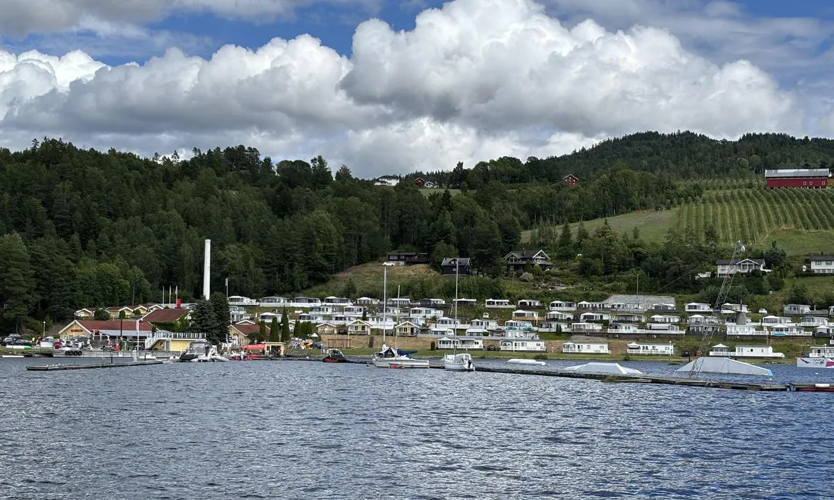 Norsjø Ferieland - Akkerhaugen: {"base": "no", "no": "Stort feriesenter med gjestehavn, hytter, osv. Stort servicebygg med matservering, kiosk, dusj, osv.", "se": "Stort semestercenter med g\u00e4sthamn, stugor, osv. Stor servicebyggnad med matservering, kiosk, dusch, osv.", "en": "Large holiday center with guest harbor, cabins, etc. Large service building with food service, kiosk, shower, etc.", "da": "Stort feriested med g\u00e6stehavn, hytter, osv. Stort servicebygning med madservering, kiosk, bruser, osv.", "fr": "Grand complexe de vacances avec port de plaisance pour visiteurs, chalets, etc. Grand b\u00e2timent de service avec restauration, kiosque, douches, etc.", "de": "Gro\u00dfes Ferienzentrum mit G\u00e4stehafen, H\u00fctten usw. Gro\u00dfes Servicegeb\u00e4ude mit Verpflegung, Kiosk, Dusche usw.", "es": "Gran centro vacacional con puerto para visitantes, caba\u00f1as, etc. Gran edificio de servicios con restaurante, quiosco, duchas, etc.", "it": "Grande complesso turistico con porto turistico, cottage, ecc. Grande edificio di servizi con ristorazione, chiosco, doccia, ecc.", "pt": "Grande centro de f\u00e9rias com marina para visitantes, cabanas, etc. Grande edif\u00edcio de servi\u00e7os com servi\u00e7o de alimenta\u00e7\u00e3o, quiosque, chuveiro, etc.", "nl": "Groot vakantiecentrum met jachthaven voor gasten, hutten, etc. Groot servicegebouw met eetgelegenheid, kiosk, douche, etc.", "pl": "Du\u017ce centrum wakacyjne z portem go\u015bcinnym, domkami, itd. Du\u017cy budynek us\u0142ugowy z restauracj\u0105, kioskiem, prysznicami, itd.", "uk": "\u0412\u0435\u043b\u0438\u043a\u0438\u0439 \u043a\u0443\u0440\u043e\u0440\u0442\u043d\u0438\u0439 \u0446\u0435\u043d\u0442\u0440 \u0437 \u0433\u043e\u0441\u0442\u044c\u043e\u0432\u043e\u044e \u0433\u0430\u0432\u0430\u043d\u043d\u044e, \u0431\u0443\u0434\u0438\u043d\u043e\u0447\u043a\u0430\u043c\u0438 \u0442\u043e\u0449\u043e. \u0412\u0435\u043b\u0438\u043a\u0430 \u0441\u0435\u0440\u0432\u0456\u0441\u043d\u0430 \u0431\u0443\u0434\u0456\u0432\u043b\u044f \u0437 \u0445\u0430\u0440\u0447\u0443\u0432\u0430\u043d\u043d\u044f\u043c, \u043a\u0456\u043e\u0441\u043a\u043e\u043c, \u0434\u0443\u0448\u0435\u043c \u0442\u043e\u0449\u043e.", "ro": "Centru de vacan\u021b\u0103 mare cu port pentru vizitatori, cabane, etc. Cl\u0103dire mare de servicii cu servire de m\u00e2ncare, chio\u0219c, du\u0219, etc.", "tr": "Misafir liman\u0131, kul\u00fcbeler vb. ile b\u00fcy\u00fck tatil merkezi. Yiyecek servisi, b\u00fcfe, du\u015f vb. ile b\u00fcy\u00fck hizmet binas\u0131.", "el": "\u039c\u03b5\u03b3\u03ac\u03bb\u03bf \u03b8\u03ad\u03c1\u03b5\u03c4\u03c1\u03bf \u03b4\u03b9\u03b1\u03ba\u03bf\u03c0\u03ce\u03bd \u03bc\u03b5 \u03bc\u03b1\u03c1\u03af\u03bd\u03b1 \u03b5\u03c0\u03b9\u03c3\u03ba\u03b5\u03c0\u03c4\u03ce\u03bd, \u03b5\u03be\u03bf\u03c7\u03b9\u03ba\u03ad\u03c2 \u03ba\u03b1\u03c4\u03bf\u03b9\u03ba\u03af\u03b5\u03c2, \u03ba\u03bb\u03c0. \u039c\u03b5\u03b3\u03ac\u03bb\u03bf \u03ba\u03c4\u03af\u03c1\u03b9\u03bf \u03b5\u03be\u03c5\u03c0\u03b7\u03c1\u03ad\u03c4\u03b7\u03c3\u03b7\u03c2 \u03bc\u03b5 \u03c0\u03b1\u03c1\u03bf\u03c7\u03ae \u03b3\u03b5\u03c5\u03bc\u03ac\u03c4\u03c9\u03bd, \u03ba\u03b9\u03cc\u03c3\u03ba\u03b9, \u03bd\u03c4\u03bf\u03c5\u03c2, \u03ba\u03bb\u03c0.", "cs": "Velk\u00e9 rekrea\u010dn\u00ed st\u0159edisko s marina pro hosty, chatkami, atd. Velk\u00e1 servisn\u00ed budova s ob\u010derstven\u00edm, kioskem, sprchami, atd.", "hu": "Nagy \u00fcd\u00fcl\u0151k\u00f6zpont vend\u00e9ghaj\u00f3kik\u00f6t\u0151vel, fah\u00e1zakkal, stb. Nagy szerviz\u00e9p\u00fclet \u00e9tkez\u00e9si lehet\u0151s\u00e9ggel, kioszkkal, zuhanyz\u00f3val, stb.", "fi": "Suuri lomakeskus vierassatamalla, m\u00f6keill\u00e4 jne. Suuri palvelurakennus jossa on ruokailu, kioski, suihku jne.", "bg": "\u0413\u043e\u043b\u044f\u043c \u0432\u0430\u043a\u0430\u043d\u0446\u0438\u043e\u043d\u0435\u043d \u0446\u0435\u043d\u0442\u044a\u0440 \u0441\u044a\u0441 \u043f\u0440\u0438\u0441\u0442\u0430\u043d\u0438\u0449\u0435 \u0437\u0430 \u0433\u043e\u0441\u0442\u0438, \u043a\u044a\u0449\u0438\u0447\u043a\u0438, \u0438 \u0434\u0440. \u0413\u043e\u043b\u044f\u043c\u0430 \u0441\u0435\u0440\u0432\u0438\u0437\u043d\u0430 \u0441\u0433\u0440\u0430\u0434\u0430 \u0441 \u043a\u0435\u0442\u044a\u0440\u0438\u043d\u0433, \u0431\u0438\u0432\u0441\u0442\u0431\u043e\u0440\u0434, \u0434\u0443\u0448, \u0438 \u0434\u0440.", "sr": "Veliki turisti\u010dki centar sa lukom za goste, vikendicama, itd. Velika servisna zgrada sa restoranom, kioskom, tu\u0161em, itd.", "et": "Suur puhkekeskus koos k\u00fclalissadama, majakeste jne. Suur teenindushoone koos toiduserveerimise, kioski, du\u0161\u0161i jne.", "lv": "Liels atp\u016btas centrs ar viesu ostu, m\u0101ji\u0146\u0101m, utt. Liela servisa \u0113ka ar \u0113din\u0101\u0161anu, kiosku, du\u0161u, utt.", "lt": "Didelis poilsio centras su sve\u010di\u0173 uostu, nameliais ir kt. Didelis paslaug\u0173 pastatas su maitinimu, kiosku, du\u0161ais ir kt."}