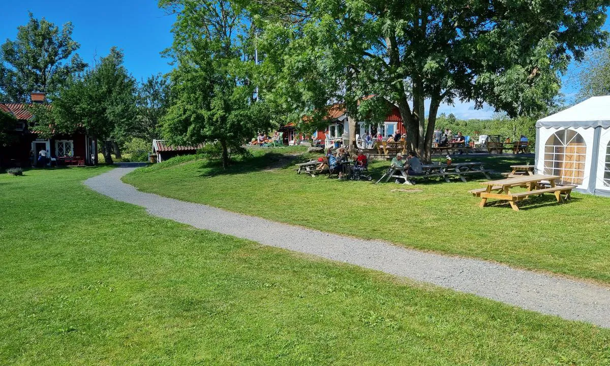 {"base": "se", "no": "Notholmens kaf\u00e9, koselig, vakkert og virkelig trivelig personale", "se": "Notholmens cafe, mysigt, vackert och verkligt trevlig personal", "en": "Notholmen's caf\u00e9, cozy, beautiful, and truly friendly staff", "da": "Notholmens caf\u00e9, hyggeligt, smukt og virkelig venligt personale", "fr": "Le caf\u00e9 de Notholmen, confortable, beau et avec un personnel vraiment sympathique", "de": "Notholmens Caf\u00e9, gem\u00fctlich, sch\u00f6n und wirklich freundliches Personal", "es": "El caf\u00e9 de Notholmen, acogedor, hermoso y con un personal realmente amable", "it": "Il caff\u00e8 di Notholmen, accogliente, bello e personale veramente gentile", "pt": "Caf\u00e9 Notholmen, acolhedor, bonito e com pessoal realmente simp\u00e1tico", "nl": "Notholmens caf\u00e9, gezellig, mooi en echt vriendelijk personeel", "pl": "Kawiarnia Notholmen, przytulna, pi\u0119kna i naprawd\u0119 mi\u0142a obs\u0142uga", "uk": "\u041a\u0430\u0444\u0435 Notholmen, \u0437\u0430\u0442\u0438\u0448\u043d\u0435, \u043a\u0440\u0430\u0441\u0438\u0432\u0435 \u0456 \u0434\u0443\u0436\u0435 \u043f\u0440\u0438\u0432\u0456\u0442\u043d\u0438\u0439 \u043f\u0435\u0440\u0441\u043e\u043d\u0430\u043b", "ro": "Cafeneaua Notholmens, confortabil\u0103, frumoas\u0103 \u0219i cu personal foarte amabil", "tr": "Notholmens kafe, samimi, g\u00fczel ve ger\u00e7ekten ho\u015f bir personel", "el": "\u03a4\u03bf \u03ba\u03b1\u03c6\u03ad Notholmens, \u03b6\u03b5\u03c3\u03c4\u03cc, \u03cc\u03bc\u03bf\u03c1\u03c6\u03bf \u03ba\u03b1\u03b9 \u03bc\u03b5 \u03c0\u03c1\u03b1\u03b3\u03bc\u03b1\u03c4\u03b9\u03ba\u03ac \u03c6\u03b9\u03bb\u03b9\u03ba\u03cc \u03c0\u03c1\u03bf\u03c3\u03c9\u03c0\u03b9\u03ba\u03cc", "cs": "Notholmensk\u00e1 kav\u00e1rna, \u00fatuln\u00e1, kr\u00e1sn\u00e1 a opravdu p\u0159\u00e1telsk\u00fd person\u00e1l", "hu": "Notholmens k\u00e1v\u00e9z\u00f3, hangulatos, gy\u00f6ny\u00f6r\u0171 \u00e9s val\u00f3ban kedves szem\u00e9lyzet", "fi": "Notholmenin kahvila, viihtyis\u00e4, kaunis ja todella mukava henkil\u00f6kunta", "bg": "\u041a\u0430\u0444\u0435 \u041d\u043e\u0442\u0445\u043e\u043b\u043c\u0435\u043d, \u0443\u044e\u0442\u043d\u043e, \u043a\u0440\u0430\u0441\u0438\u0432\u043e \u0438 \u043d\u0430\u0438\u0441\u0442\u0438\u043d\u0430 \u043b\u044e\u0431\u0435\u0437\u0435\u043d \u043f\u0435\u0440\u0441\u043e\u043d\u0430\u043b", "sr": "Notholmens cafe, udoban, lep i stvarno ljubazno osoblje", "et": "Notholmens kohvik, hubane, ilus ja t\u00f5eliselt meeldiv personal", "lv": "Notholmens kafejn\u012bca, m\u0101j\u012bga, skaista un patiesi jauks person\u0101ls", "lt": "Notholmens kavin\u0117, jauku, gra\u017eu ir labai malonus personalas"}
