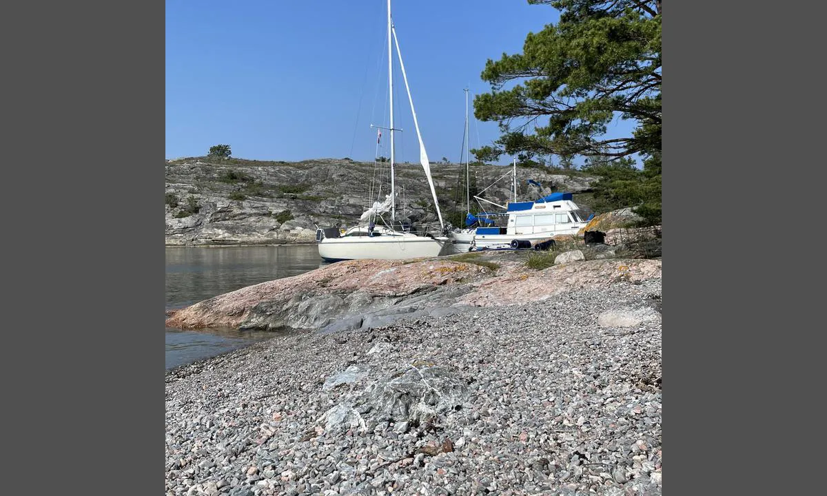 Notholmen - Ornö: {"base": "se", "no": "En grusstrand for den badelystne. Nesten p\u00e5 niv\u00e5 med Kroatias strender ;)", "se": "En grusstrand f\u00f6r den badsugne. N\u00e4stan i klass med Kroatiens str\u00e4nder ;)", "en": "A gravel beach for those eager to swim. Almost on par with Croatia's beaches ;)", "da": "En grusstrand for den badelystne. N\u00e6sten i klasse med Kroatiens strande ;)", "fr": "Une plage de galets pour les amateurs de baignade. Presque digne des plages de la Croatie ;)", "de": "Ein Kiesstrand f\u00fcr den badelustigen. Fast wie die Str\u00e4nde Kroatiens ;)", "es": "Una playa de grava para los que desean ba\u00f1arse. Casi en la misma clase que las playas de Croacia ;)", "it": "Una spiaggia di ghiaia per chi desidera fare il bagno. Quasi alla pari con le spiagge della Croazia ;)", "pt": "Uma praia de cascalho para aqueles que querem nadar. Quase na mesma classe das praias da Cro\u00e1cia ;)", "nl": "Een kiezelstrand voor de zwemliefhebber. Bijna op het niveau van de stranden van Kroati\u00eb ;)", "pl": "Kamienista pla\u017ca dla spragnionych k\u0105pieli. Prawie jak pla\u017ce w Chorwacji ;)", "uk": "\u0413\u0430\u043b\u044c\u043a\u043e\u0432\u0438\u0439 \u043f\u043b\u044f\u0436 \u0434\u043b\u044f \u0431\u0430\u0436\u0430\u044e\u0447\u0438\u0445 \u043f\u043e\u043f\u043b\u0430\u0432\u0430\u0442\u0438. \u041c\u0430\u0439\u0436\u0435 \u043d\u0430 \u0440\u0456\u0432\u043d\u0456 \u0437 \u043f\u043b\u044f\u0436\u0430\u043c\u0438 \u0425\u043e\u0440\u0432\u0430\u0442\u0456\u0457 ;)", "ro": "O plaj\u0103 cu pietri\u0219 pentru cei dornici de baie. Aproape de nivelul plajelor din Croa\u021bia ;)", "tr": "Deniz tutkunu i\u00e7in \u00e7ak\u0131lta\u015f\u0131yla kapl\u0131 bir plaj. Neredeyse H\u0131rvatistan'\u0131n plajlar\u0131 kadar g\u00fczel ;)", "el": "\u039c\u03b9\u03b1 \u03c0\u03b1\u03c1\u03b1\u03bb\u03af\u03b1 \u03bc\u03b5 \u03c7\u03b1\u03bb\u03af\u03ba\u03b9\u03b1 \u03b3\u03b9\u03b1 \u03b5\u03ba\u03b5\u03af\u03bd\u03bf\u03c5\u03c2 \u03c0\u03bf\u03c5 \u03b8\u03ad\u03bb\u03bf\u03c5\u03bd \u03bd\u03b1 \u03ba\u03bf\u03bb\u03c5\u03bc\u03c0\u03ae\u03c3\u03bf\u03c5\u03bd. \u03a3\u03c7\u03b5\u03b4\u03cc\u03bd \u03c3\u03c4\u03b7\u03bd \u03af\u03b4\u03b9\u03b1 \u03ba\u03b1\u03c4\u03b7\u03b3\u03bf\u03c1\u03af\u03b1 \u03bc\u03b5 \u03c4\u03b9\u03c2 \u03c0\u03b1\u03c1\u03b1\u03bb\u03af\u03b5\u03c2 \u03c4\u03b7\u03c2 \u039a\u03c1\u03bf\u03b1\u03c4\u03af\u03b1\u03c2 ;)", "cs": "\u0160t\u011brkov\u00e1 pl\u00e1\u017e pro ka\u017ed\u00e9ho, kdo tou\u017e\u00ed po koup\u00e1n\u00ed. Skoro na \u00farovni chorvatsk\u00fdch pl\u00e1\u017e\u00ed ;)", "hu": "Egy kavicsos strand a f\u00fcrd\u0151zni v\u00e1gy\u00f3knak. Szinte horv\u00e1torsz\u00e1gi strandok sz\u00ednvonal\u00e1n ;)", "fi": "Soram\u00e4kinen ranta uimahaluja varten. Melkein Kroatian rantojen tasolla ;)", "bg": "\u041f\u044f\u0441\u044a\u0447\u0435\u043d \u043f\u043b\u0430\u0436 \u0437\u0430 \u043b\u044e\u0431\u0438\u0442\u0435\u043b\u0438\u0442\u0435 \u043d\u0430 \u043a\u044a\u043f\u0430\u043d\u0435\u0442\u043e. \u041f\u043e\u0447\u0442\u0438 \u043d\u0430 \u043d\u0438\u0432\u043e\u0442\u043e \u043d\u0430 \u0445\u044a\u0440\u0432\u0430\u0442\u0441\u043a\u0438\u0442\u0435 \u043f\u043b\u0430\u0436\u043e\u0432\u0435 ;)", "sr": "\u0160ljun\u010dana pla\u017ea za one koji \u017eele da se kupaju. Gotovo kao pla\u017ee u Hrvatskoj ;)", "et": "Kruusane rand suplejatele. Peaaegu v\u00f5rreldav Horvaatia randadega ;)", "lv": "Grants pludmale peld\u0113ties grib\u0113t\u0101jiem. Gandr\u012bz Horv\u0101tijas pludma\u013cu l\u012bmen\u012b ;)", "lt": "\u017dvyro papl\u016bdimys tiems, kurie nori maudytis. Beveik tokios kokyb\u0117s kaip Kroatijos papl\u016bdimiai ;)"}