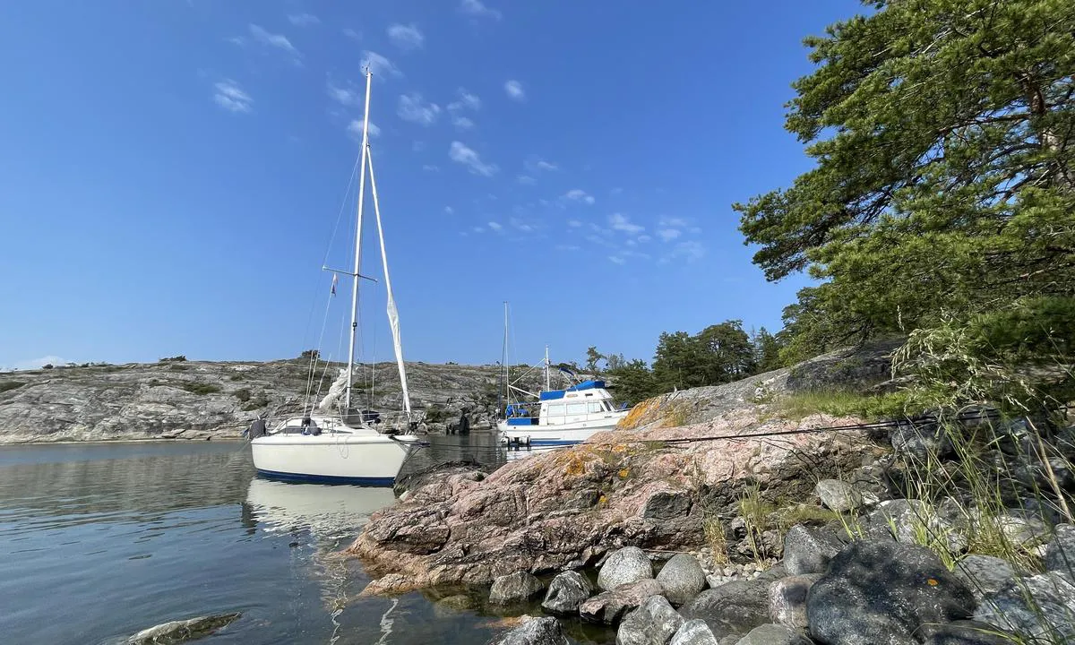 Notholmen - Ornö: {"base": "se", "no": "Langt inne i viken p\u00e5 den nordlige stranden er det dypt helt inn til det bratte fjellet.", "se": "L\u00e5ngt in i viken p\u00e5 den norra stranden \u00e4r det djupt \u00e4nda in till det branta berget.", "en": "Far into the bay on the northern shore, it is deep all the way up to the steep mountain.", "da": "Langt inde i vigen p\u00e5 den nordlige strand er det dybt helt ind til det stejle bjerg.", "fr": "Loin dans la baie sur la rive nord, la profondeur est maintenue jusqu'\u00e0 la falaise escarp\u00e9e.", "de": "Weit in der Bucht an der n\u00f6rdlichen K\u00fcste ist es bis hin zu dem steilen Berg tief.", "es": "Lejos en la bah\u00eda en la orilla norte es profundo hasta la monta\u00f1a empinada.", "it": "In fondo alla baia sulla riva settentrionale \u00e8 profondo fino alla montagna scoscesa.", "pt": "Longe da ba\u00eda na margem norte, a profundidade vai at\u00e9 \u00e0 montanha \u00edngreme.", "nl": "Ver in de baai aan de noordelijke kust is het diep tot aan de steile berg.", "pl": "Daleko w zatoce na p\u00f3\u0142nocnym brzegu jest g\u0142\u0119boko a\u017c do stromego zbocza g\u00f3ry.", "uk": "\u0414\u0430\u043b\u0435\u043a\u043e \u0432 \u0437\u0430\u0442\u043e\u0446\u0456 \u043d\u0430 \u043f\u0456\u0432\u043d\u0456\u0447\u043d\u043e\u043c\u0443 \u0431\u0435\u0440\u0435\u0437\u0456 \u0433\u043b\u0438\u0431\u0438\u043d\u0430 \u0442\u0440\u0438\u043c\u0430\u0454\u0442\u044c\u0441\u044f \u0430\u0436 \u0434\u043e \u043a\u0440\u0443\u0442\u043e\u0433\u043e \u0433\u043e\u0440\u0431\u0430.", "ro": "Departe \u00een golf, pe malul nordic, este ad\u00e2nc p\u00e2n\u0103 la muntele abrupt.", "tr": "Koyun kuzey k\u0131y\u0131s\u0131nda, dik da\u011fa kadar derinlik devam eder.", "el": "\u0392\u03b1\u03b8\u03b9\u03ac \u03bc\u03ad\u03c3\u03b1 \u03c3\u03c4\u03bf\u03bd \u03ba\u03cc\u03bb\u03c0\u03bf \u03c3\u03c4\u03b7\u03bd \u03b2\u03cc\u03c1\u03b5\u03b9\u03b1 \u03b1\u03ba\u03c4\u03ae \u03b5\u03af\u03bd\u03b1\u03b9 \u03b2\u03b1\u03b8\u03b9\u03ac \u03bc\u03ad\u03c7\u03c1\u03b9 \u03c4\u03bf\u03bd \u03b1\u03c0\u03cc\u03c4\u03bf\u03bc\u03bf \u03b2\u03c1\u03ac\u03c7\u03bf.", "cs": "Hluboko v z\u00e1livu na severn\u00edm b\u0159ehu je hloubka a\u017e ke strm\u00e9mu \u00fatesu.", "hu": "A v\u00f6lgy \u00e9szaki partj\u00e1n m\u00e9ly a v\u00edz eg\u00e9szen a meredek hegyig.", "fi": "Pitk\u00e4ll\u00e4 lahden pohjoisrannalla on syv\u00e4\u00e4 aivan jyrk\u00e4lle vuorelle asti.", "bg": "\u0414\u044a\u043b\u0431\u043e\u043a\u043e \u0432 \u0437\u0430\u043b\u0438\u0432\u0430 \u043d\u0430 \u0441\u0435\u0432\u0435\u0440\u043d\u0438\u044f \u0431\u0440\u044f\u0433 \u0435 \u0434\u044a\u043b\u0431\u043e\u043a\u043e \u0447\u0430\u043a \u0434\u043e \u0441\u0442\u0440\u044a\u043c\u043d\u0430\u0442\u0430 \u0441\u043a\u0430\u043b\u0430.", "sr": "Daleko u zalivu, na severnoj obali, voda je duboka sve do strme planine.", "et": "Kaugel p\u00f5hja kalda lahes on s\u00fcgav kuni j\u00e4rsu m\u00e4eni.", "lv": "T\u0101lu l\u012bc\u012b pie zieme\u013cu krasta ir dzi\u013c\u0161 l\u012bdz pat st\u0101v\u0101 kalna pak\u0101jei.", "lt": "Giliai \u012flankoje \u0161iaurin\u0117je pakrant\u0117je giluma t\u0119siasi iki pat sta\u010dio kalno."}