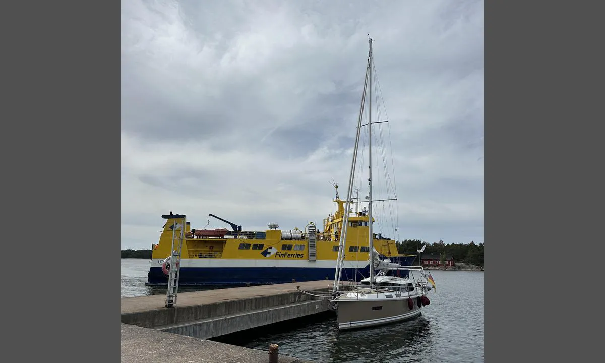 Nötö guest harbour: {"base": "en", "no": "Ferje kommer en eller to ganger om dagen", "se": "F\u00e4rjan kommer en eller tv\u00e5 g\u00e5nger om dagen", "en": "Ferry comes once or twice a day", "da": "F\u00e6rgen kommer en eller to gange om dagen"}