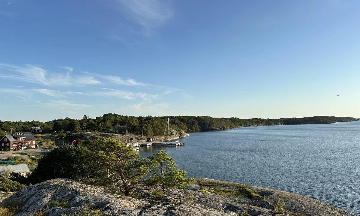Nötö guest harbour: {"base": "en", "no": "Utsikt fra den gigantiske klippen p\u00e5 ferjebrua", "se": "Utsikt fr\u00e5n Stora Klippan p\u00e5 F\u00e4rjebron", "en": "View from the giant Rock on the Ferry brigde", "da": "Udsigt fra den gigantiske klippe p\u00e5 f\u00e6rgebroen"}