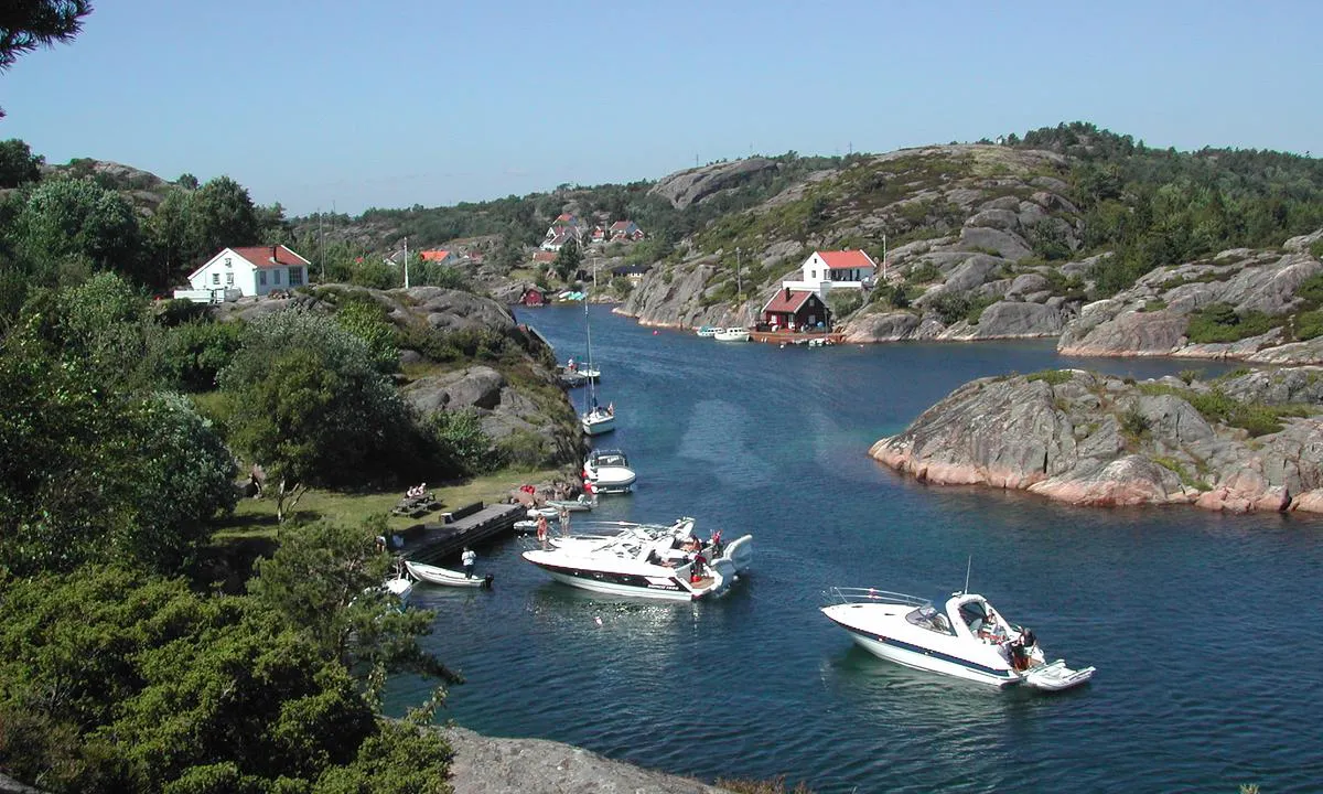 I Kilen ved Ny-Hellesund er det kai for motorbåter og ellers mulighet til å fortøye mot land.