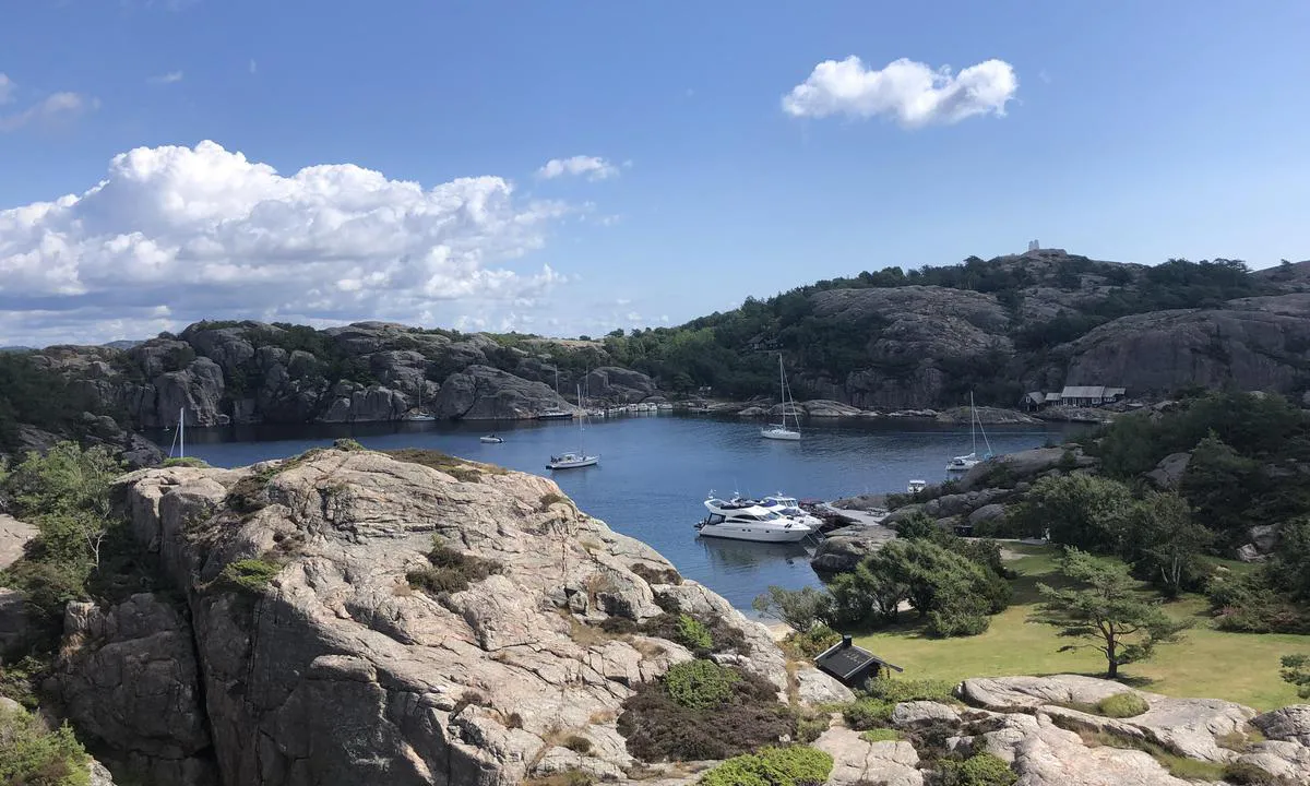 Ny-Hellesund - Olavsundet: Bildet er tatt mot øst. Seilbåter ankommer denne andedammen i fra syd.