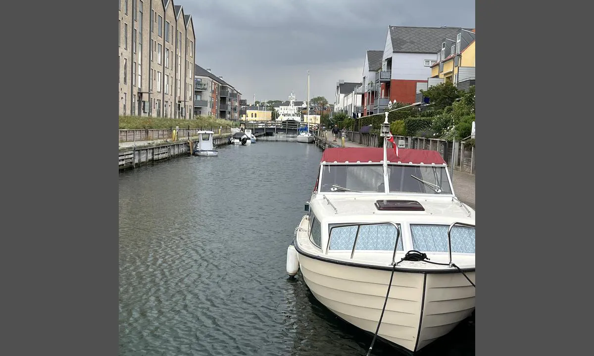 Nyborg Marina: {"base": "no", "no": "Mindre motor- og seilb\u00e5ter kan ligge i kanalen.", "se": "Mindre motor- och segelb\u00e5tar kan ligga i kanalen.", "en": "Smaller motorboats and sailboats can berth in the canal.", "da": "Mindre motor- og sejlb\u00e5de kan ligge i kanalen.", "fr": "Les petits bateaux \u00e0 moteur et voiliers peuvent s'amarrer dans le canal.", "de": "Kleinere Motor- und Segelboote k\u00f6nnen im Kanal liegen.", "es": "Los barcos de motor y de vela m\u00e1s peque\u00f1os pueden permanecer en el canal.", "it": "Barche a motore e a vela pi\u00f9 piccole possono ormeggiare nel canale.", "pt": "Embarca\u00e7\u00f5es menores a motor e \u00e0 vela podem ficar no canal.", "nl": "Kleinere motor- en zeilboten kunnen in het kanaal liggen.", "pl": "Mniejsze \u0142odzie motorowe i \u017caglowe mog\u0105 cumowa\u0107 w kanale.", "uk": "\u041c\u0435\u043d\u0448\u0456 \u043c\u043e\u0442\u043e\u0440\u043d\u0456 \u0442\u0430 \u0432\u0456\u0442\u0440\u0438\u043b\u044c\u043d\u0456 \u0447\u043e\u0432\u043d\u0438 \u043c\u043e\u0436\u0443\u0442\u044c \u0448\u0432\u0430\u0440\u0442\u0443\u0432\u0430\u0442\u0438\u0441\u044f \u0432 \u043a\u0430\u043d\u0430\u043b\u0456.", "ro": "B\u0103rcile cu motor \u0219i velierele mai mici pot acosta \u00een canal.", "tr": "Daha k\u00fc\u00e7\u00fck motorlu ve yelkenli tekneler kanalda ba\u011flanabilir.", "el": "\u039c\u03b9\u03ba\u03c1\u03cc\u03c4\u03b5\u03c1\u03b1 \u03bc\u03b7\u03c7\u03b1\u03bd\u03bf\u03ba\u03af\u03bd\u03b7\u03c4\u03b1 \u03ba\u03b1\u03b9 \u03b9\u03c3\u03c4\u03b9\u03bf\u03c6\u03cc\u03c1\u03b1 \u03c3\u03ba\u03ac\u03c6\u03b7 \u03bc\u03c0\u03bf\u03c1\u03bf\u03cd\u03bd \u03bd\u03b1 \u03c3\u03c4\u03b1\u03b8\u03bc\u03b5\u03cd\u03c3\u03bf\u03c5\u03bd \u03c3\u03c4\u03bf \u03ba\u03b1\u03bd\u03ac\u03bb\u03b9.", "cs": "Men\u0161\u00ed motorov\u00e9 a plachetn\u00ed lod\u011b mohou kotvit v kan\u00e1lu.", "hu": "Kisebb motoros- \u00e9s vitorl\u00e1shaj\u00f3k a csatorn\u00e1ban kik\u00f6thetnek.", "fi": "Pienemm\u00e4t moottori- ja purjeveneet voivat olla kanavassa.", "bg": "\u041c\u0430\u043b\u043a\u0438 \u043c\u043e\u0442\u043e\u0440\u043d\u0438 \u0438 \u0432\u0435\u0442\u0440\u043e\u0445\u043e\u0434\u043d\u0438 \u043b\u043e\u0434\u043a\u0438 \u043c\u043e\u0433\u0430\u0442 \u0434\u0430 \u043e\u0441\u0442\u0430\u043d\u0430\u0442 \u0432 \u043a\u0430\u043d\u0430\u043b\u0430.", "sr": "Manji motorni i jedrili\u010darski brodovi mogu se usidriti u kanalu.", "et": "V\u00e4iksemad mootor- ja purjelaevad v\u00f5ivad j\u00e4\u00e4da kanalisse.", "lv": "Maz\u0101kas motorlaivas un buruku\u0123i var st\u0101v\u0113t kan\u0101l\u0101.", "lt": "Ma\u017eesni motoriniai laivai ir burlaiviai gali b\u016bti prisi\u0161vartuoti kanale."}