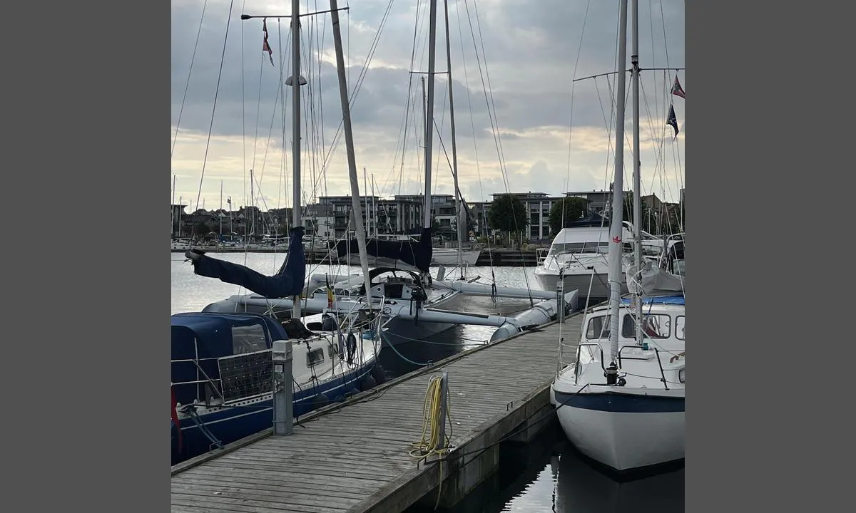 Nyborg Marina: {"base": "no", "no": "Longsideplasser i \u00d8sterhavnen", "se": "L\u00e5ngsidesplatser i \u00d6sterhamnen", "en": "Alongside berths in the Eastern Harbour", "da": "Longsidepladser i \u00d8sterhavnen", "fr": "Places \u00e0 quai dans le port est", "de": "L\u00e4ngsseits-Liegepl\u00e4tze im Osthafen", "es": "Plazas de amarre longitudinales en el Puerto Este", "it": "Posti lungo il molo nel porto orientale", "pt": "Lugares de ancoragem ao longo da lateral no Porto Oriental", "nl": "Langszijplaatsen in de Oostelijke Haven", "pl": "Nabrze\u017ce cumownicze w porcie wschodnim", "uk": "\u041f\u0440\u0438\u0447\u0430\u043b\u0438 \u0432\u0437\u0434\u043e\u0432\u0436 \u043f\u0440\u0438\u0447\u0430\u043b\u0443 \u0443 \u0421\u0445\u0456\u0434\u043d\u0456\u0439 \u0433\u0430\u0432\u0430\u043d\u0456", "ro": "Locuri de acostare laterale \u00een portul de est", "tr": "Do\u011fu Liman\u0131'nda uzun yan yana yerler", "el": "\u0398\u03ad\u03c3\u03b5\u03b9\u03c2 \u03c0\u03bb\u03b5\u03c5\u03c1\u03ac\u03c2 \u03c3\u03c4\u03b7\u03bd \u0391\u03bd\u03b1\u03c4\u03bf\u03bb\u03b9\u03ba\u03ae \u039b\u03b9\u03bc\u03bd\u03bf\u03b8\u03ac\u03bb\u03b1\u03c3\u03c3\u03b1", "cs": "St\u00e1n\u00ed pod\u00e9l boku v \u00d8sterhavnen", "hu": "Oldalhelyek a Keleti-kik\u00f6t\u0151ben", "fi": "Rinnakkaislaituripaikat It\u00e4satamassa", "bg": "\u041c\u0435\u0441\u0442\u0430 \u043f\u043e \u0434\u044a\u043b\u0436\u0438\u043d\u0430\u0442\u0430 \u043d\u0430 \u043a\u0435\u044f \u0432 \u0418\u0437\u0442\u043e\u0447\u043d\u043e\u0442\u043e \u043f\u0440\u0438\u0441\u0442\u0430\u043d\u0438\u0449\u0435", "sr": "Du\u017einski vezovi u Isto\u010dnoj luci", "et": "S\u00fcvisega kohad Idasadamais", "lv": "Gar\u0101s piest\u0101tnes vietas Austeru ost\u0101", "lt": "Ilgoji laivaviet\u0117 Ryt\u0173 uoste"}