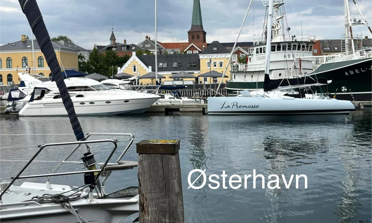 Nyborg Marina: {"base": "no", "no": "Longsideplasser i \u00d8sterhavnen", "se": "L\u00e5ngsidesplatser i \u00d6sterhamnen", "en": "Longside berths in the East Harbour", "da": "Langsidepladser i \u00d8sterhavnen", "fr": "Emplacements longitudinaux dans le port est", "de": "L\u00e4ngsseitsliegepl\u00e4tze im Osthafen", "es": "Plazas a lo largo del muelle en el Puerto del Este", "it": "Posti longside nel porto orientale", "pt": "Lugares ao longo do cais no Porto Leste", "nl": "Langszijplaatsen in de Oosthaven", "pl": "Miejsca przy nabrze\u017cu w Porcie Wschodnim", "uk": "\u0428\u0432\u0430\u0440\u0442\u0443\u0432\u0430\u043d\u043d\u044f \u0432\u0437\u0434\u043e\u0432\u0436 \u043f\u0440\u0438\u0447\u0430\u043b\u0443 \u0443 \u0421\u0445\u0456\u0434\u043d\u0456\u0439 \u0433\u0430\u0432\u0430\u043d\u0456", "ro": "Locuri de acostare longitudinal\u0103 \u00een Portul de Est", "tr": "\u00d8st Liman\u0131'nda yan yana ba\u011flama yerleri", "el": "\u0398\u03ad\u03c3\u03b5\u03b9\u03c2 \u03c0\u03c1\u03c5\u03bc\u03bd\u03bf\u03b4\u03ad\u03c4\u03b7\u03c3\u03b7\u03c2 \u03c3\u03c4\u03bf \u0391\u03bd\u03b1\u03c4\u03bf\u03bb\u03b9\u03ba\u03cc \u039b\u03b9\u03bc\u03ac\u03bd\u03b9", "cs": "Voln\u00e9 p\u0159\u00edstavy ve v\u00fdchodn\u00edm p\u0159\u00edstavu", "hu": "Hosszanti kik\u00f6t\u0151helyek a Keleti Kik\u00f6t\u0151ben", "fi": "Poijupaikat It\u00e4satamassa", "bg": "\u041a\u0435\u0439\u043e\u0432\u0438 \u043c\u0435\u0441\u0442\u0430 \u0432 \u0418\u0437\u0442\u043e\u0447\u043d\u043e\u0442\u043e \u043f\u0440\u0438\u0441\u0442\u0430\u043d\u0438\u0449\u0435", "sr": "Longside vezovi u isto\u010dnoj luci", "et": "K\u00fclgpoordiga kohad Ida-sadamas", "lv": "Gar\u0101 borta piest\u0101tnes Austrumu ost\u0101", "lt": "Ilgi \u0161vartavimo vietos Ryt\u0173 uoste"}