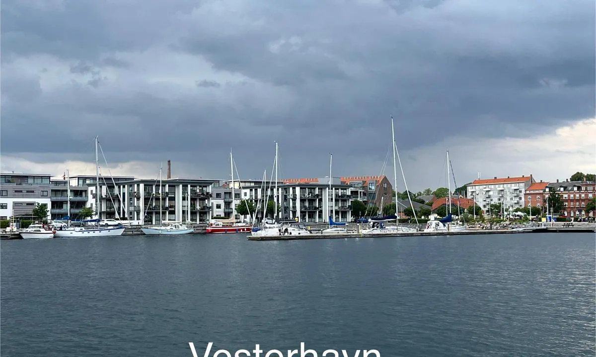 Nyborg Marina: {"base": "no", "no": "Longsideplasser i Vedterhavnen.", "se": "L\u00e5ngsidesplatser i Vedterhamnen.", "en": "Alongside berths in Vedter Harbour.", "da": "Langsidepladser i Vedterhavnen.", "fr": "Places \u00e0 couple dans le port de Vedter.", "de": "L\u00e4ngsseitsliegepl\u00e4tze im Vedterhafen.", "es": "Espacios de atraque de lado largo en el puerto de Vedter.", "it": "Posti per ormeggio lungo la banchina nel porto di Vedter.", "pt": "Lugares de longa lateral no Porto de Vedter.", "nl": "Langszij-ligplaatsen in de Vedterhaven.", "pl": "Miejsca cumownicze burtowe w porcie Vedter.", "uk": "\u0428\u0432\u0430\u0440\u0442\u043e\u0432\u0456 \u043c\u0456\u0441\u0446\u044f \u0443 \u0433\u0430\u0432\u0430\u043d\u0456 \u0412\u0435\u0434\u0442\u0435\u0440.", "ro": "Locuri de acostare de-a lungul cheiului \u00een portul Vedter.", "tr": "Vedter Liman\u0131'nda borda yana\u015fma yerleri.", "el": "\u0398\u03ad\u03c3\u03b5\u03b9\u03c2 \u03ba\u03b1\u03c4\u03ac \u03bc\u03ae\u03ba\u03bf\u03c2 \u03c4\u03b7\u03c2 \u03c0\u03bb\u03b1\u03c4\u03b5\u03af\u03b1\u03c2 \u03c3\u03c4\u03bf \u03bb\u03b9\u03bc\u03ac\u03bd\u03b9 Vedter.", "cs": "Longside plochy v p\u0159\u00edstavu Vedter.", "hu": "Hossz\u00e1ban kik\u00f6t\u0151helyek a Vedter-kik\u00f6t\u0151ben.", "fi": "Kylkikiinnitys Vedter-satamassa.", "bg": "\u041c\u0435\u0441\u0442\u0430 \u0437\u0430 \u0448\u0432\u0430\u0440\u0442\u043e\u0432\u0430\u043d\u0435 \u043f\u043e \u0434\u044a\u043b\u0436\u0438\u043d\u0430 \u0432\u044a\u0432 \u0412\u0435\u0442\u0435\u0440\u0445\u0430\u0444\u043d\u0435\u043d.", "sr": "Mesta uzdu\u017e du\u017eine na Vedterhavn.", "et": "Alusega kai k\u00f5rval Vedterhavni sadamas.", "lv": "Gar s\u0101nu piest\u0101tnes Vedterhavn\u0113.", "lt": "\u0160onin\u0117s vietos Vedter uoste."}