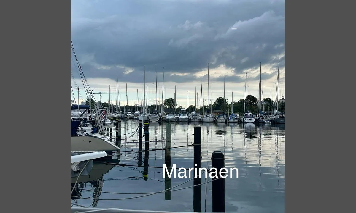 Nyborg Marina: {"base": "no", "no": "Det er p\u00e5leplasser i marinaen. R\u00f8de og gr\u00f8nne skilt symboliserer om det er ledig.", "se": "Det finns p\u00e5leplatser i marinan. R\u00f6da och gr\u00f6na skyltar symboliserar om det \u00e4r ledigt.", "en": "There are pole moorings in the marina. Red and green signs indicate availability.", "da": "Der er p\u00e6lepladser i marinaen. R\u00f8de og gr\u00f8nne skilte symboliserer, om der er ledigt.", "fr": "Il y a des places \u00e0 poteaux dans la marina. Des panneaux rouges et verts indiquent si elles sont disponibles.", "de": "Es gibt Pfahlpl\u00e4tze im Yachthafen. Rote und gr\u00fcne Schilder zeigen an, ob sie frei sind.", "es": "En la marina hay lugares con postes. Los carteles rojos y verdes simbolizan si est\u00e1n disponibles.", "it": "Ci sono posti di ormeggio con pali nella marina. I segnali rossi e verdi indicano se sono liberi.", "pt": "H\u00e1 lugares com estacas na marina. Sinais vermelhos e verdes simbolizam se est\u00e3o dispon\u00edveis.", "nl": "Er zijn paalplaatsen in de jachthaven. Rode en groene borden geven aan of er beschikbaarheid is.", "pl": "W marinie znajduj\u0105 si\u0119 miejsca przy palach. Czerwone i zielone znaki symbolizuj\u0105, czy miejsce jest wolne.", "uk": "\u041d\u0430 \u043f\u0440\u0438\u0447\u0430\u043b\u0456 \u0454 \u043c\u0456\u0441\u0446\u044f \u0434\u043b\u044f \u043f\u0440\u0438\u0448\u0432\u0430\u0440\u0442\u043e\u0432\u043a\u0438 \u043d\u0430 \u043f\u0430\u043b\u044f\u0445. \u0427\u0435\u0440\u0432\u043e\u043d\u0456 \u0456 \u0437\u0435\u043b\u0435\u043d\u0456 \u0437\u043d\u0430\u043a\u0438 \u0441\u0438\u043c\u0432\u043e\u043b\u0456\u0437\u0443\u044e\u0442\u044c, \u0447\u0438 \u0454 \u0432\u043e\u043d\u0438 \u0432\u0456\u043b\u044c\u043d\u0438\u043c\u0438.", "ro": "Exist\u0103 locuri de andocare \u00een marin\u0103. Semnele ro\u0219ii \u0219i verzi simbolizeaz\u0103 dac\u0103 sunt libere.", "tr": "Marinada kaz\u0131k yerleri bulunmaktad\u0131r. K\u0131rm\u0131z\u0131 ve ye\u015fil i\u015faretler dolu olup olmad\u0131\u011f\u0131n\u0131 g\u00f6stermektedir.", "el": "\u03a5\u03c0\u03ac\u03c1\u03c7\u03bf\u03c5\u03bd \u03b8\u03ad\u03c3\u03b5\u03b9\u03c2 \u03bc\u03b5 \u03c0\u03b1\u03c3\u03c3\u03ac\u03bb\u03bf\u03c5\u03c2 \u03c3\u03c4\u03b7 \u03bc\u03b1\u03c1\u03af\u03bd\u03b1. \u039a\u03cc\u03ba\u03ba\u03b9\u03bd\u03b5\u03c2 \u03ba\u03b1\u03b9 \u03c0\u03c1\u03ac\u03c3\u03b9\u03bd\u03b5\u03c2 \u03c0\u03b9\u03bd\u03b1\u03ba\u03af\u03b4\u03b5\u03c2 \u03c3\u03c5\u03bc\u03b2\u03bf\u03bb\u03af\u03b6\u03bf\u03c5\u03bd \u03b1\u03bd \u03b5\u03af\u03bd\u03b1\u03b9 \u03b4\u03b9\u03b1\u03b8\u03ad\u03c3\u03b9\u03bc\u03b5\u03c2.", "cs": "V p\u0159\u00edstavu jsou m\u00edsta k uv\u00e1z\u00e1n\u00ed lod\u00ed. \u010cerven\u00e9 a zelen\u00e9 zna\u010dky symbolizuj\u00ed, zda je m\u00edsto voln\u00e9.", "hu": "A kik\u00f6t\u0151ben c\u00f6l\u00f6phelyek vannak. Piros \u00e9s z\u00f6ld t\u00e1bl\u00e1k jelzik, hogy szabad-e a hely.", "fi": "Marinassa on paaluja. Punaiset ja vihre\u00e4t merkit symboloivat, onko paikka vapaa.", "bg": "\u0418\u043c\u0430 \u043f\u0438\u043b\u043e\u0442\u043d\u0438 \u043c\u0435\u0441\u0442\u0430 \u0432 \u043c\u0430\u0440\u0438\u043d\u0430\u0442\u0430. \u0427\u0435\u0440\u0432\u0435\u043d\u0438 \u0438 \u0437\u0435\u043b\u0435\u043d\u0438 \u0437\u043d\u0430\u0446\u0438 \u0441\u0438\u043c\u0432\u043e\u043b\u0438\u0437\u0438\u0440\u0430\u0442 \u0434\u0430\u043b\u0438 \u0435 \u0441\u0432\u043e\u0431\u043e\u0434\u043d\u043e.", "sr": "\u0423 \u043c\u0430\u0440\u0438\u043d\u0438 \u043f\u043e\u0441\u0442\u043e\u0458\u0435 \u043c\u0435\u0441\u0442\u0430 \u0437\u0430 \u0432\u0435\u0437\u0438\u0432\u0430\u045a\u0435 \u043d\u0430 \u0448\u0438\u043f\u043a\u0430\u043c\u0430. \u0426\u0440\u0432\u0435\u043d\u0438 \u0438 \u0437\u0435\u043b\u0435\u043d\u0438 \u0437\u043d\u0430\u0446\u0438 \u0441\u0438\u043c\u0431\u043e\u043b\u0438\u0437\u0443\u0458\u0443 \u0434\u0430 \u043b\u0438 \u0458\u0435 \u043c\u0435\u0441\u0442\u043e \u0441\u043b\u043e\u0431\u043e\u0434\u043d\u043e.", "et": "Sadamapiirkonnas on vaiakohad. Punased ja rohelised m\u00e4rgid s\u00fcmboliseerivad, kas koht on vaba.", "lv": "Ir stabi\u0146u vietas jahtu ost\u0101. Sarkan\u0101s un za\u013c\u0101s z\u012bmes simboliz\u0113, vai vieta ir br\u012bva.", "lt": "Marinoje yra poli\u0173 vietos. Raudoni ir \u017eali \u017eenklai simbolizuoja, ar vieta yra laisva."}