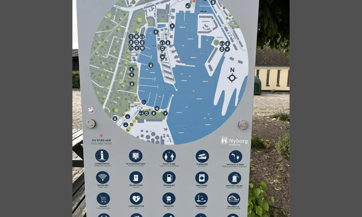 Nyborg Marina: {"base": "no", "no": "Oversiktskart over havneomr\u00e5det", "se": "\u00d6versiktskarta \u00f6ver hamnomr\u00e5det", "en": "Overview map of the harbour area", "da": "Oversigtskort over havneomr\u00e5det", "fr": "Carte d'ensemble de la zone portuaire", "de": "\u00dcbersichtskarte des Hafenbereichs", "es": "Mapa general del \u00e1rea del puerto", "it": "Mappa panoramica dell'area portuale", "pt": "Mapa geral da \u00e1rea portu\u00e1ria", "nl": "Overzichtskaart van het havengebied", "pl": "Mapa przegl\u0105dowa obszaru portowego", "uk": "\u041e\u0433\u043b\u044f\u0434\u043e\u0432\u0430 \u043a\u0430\u0440\u0442\u0430 \u043f\u043e\u0440\u0442\u043e\u0432\u043e\u0457 \u0437\u043e\u043d\u0438", "ro": "Harta de ansamblu a zonei portuare", "tr": "Liman b\u00f6lgesinin genel g\u00f6r\u00fcn\u00fcm haritas\u0131", "el": "\u0395\u03c0\u03b9\u03c3\u03ba\u03cc\u03c0\u03b7\u03c3\u03b7 \u03c7\u03ac\u03c1\u03c4\u03b7 \u03c4\u03b7\u03c2 \u03bb\u03b9\u03bc\u03b5\u03bd\u03b9\u03ba\u03ae\u03c2 \u03c0\u03b5\u03c1\u03b9\u03bf\u03c7\u03ae\u03c2", "cs": "P\u0159ehledov\u00e1 mapa p\u0159\u00edstavn\u00ed oblasti", "hu": "\u00c1ttekint\u0151t\u00e9rk\u00e9p a kik\u00f6t\u0151 ter\u00fclet\u00e9r\u0151l", "fi": "Yleiskartta satama-alueesta", "bg": "\u041f\u0440\u0435\u0433\u043b\u0435\u0434\u043d\u0430 \u043a\u0430\u0440\u0442\u0430 \u043d\u0430 \u043f\u0440\u0438\u0441\u0442\u0430\u043d\u0438\u0449\u043d\u0430\u0442\u0430 \u0437\u043e\u043d\u0430", "sr": "\u041f\u0440\u0435\u0433\u043b\u0435\u0434\u043d\u0430 \u043a\u0430\u0440\u0442\u0430 \u043b\u0443\u043a\u0435", "et": "\u00dclevaatekaart sadamaalast", "lv": "P\u0101rskata karte p\u0101r ostas teritoriju", "lt": "Ap\u017evalgos \u017eem\u0117lapis vir\u0161 uosto teritorijos"}