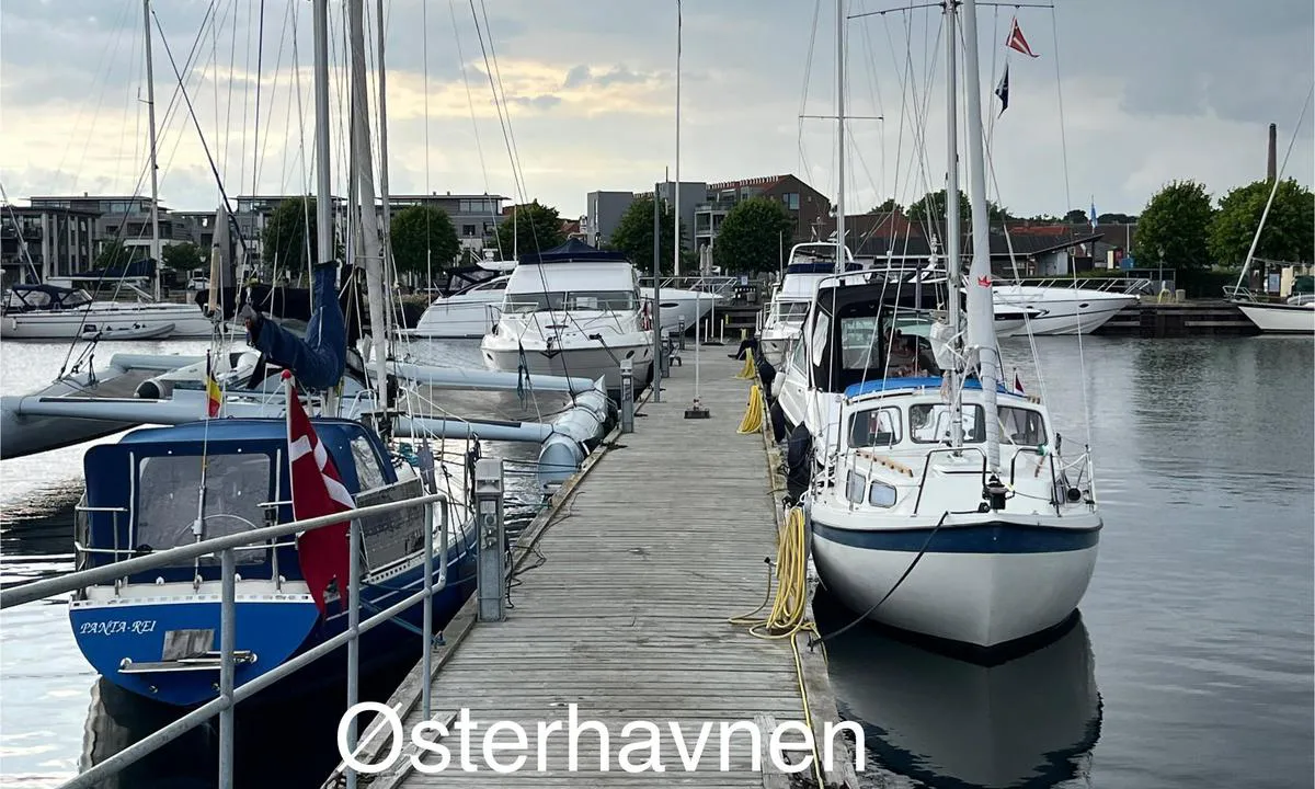 Nyborg Marina: {"base": "no", "no": "Longsideplasser i \u00d8sterhavnen", "se": "Langsideplatser i \u00d6sterhamnen", "en": "Alongside berths in the East Harbour", "da": "Langsidepladser i \u00d8sterhavnen", "fr": "Emplacements longside dans le port est", "de": "L\u00e4ngsseitspl\u00e4tze im \u00d6sthafen", "es": "Amarres de costado en el Puerto Este", "it": "Posti all'ormeggio lungo il lato nel porto orientale", "pt": "Lugares ao longo do lado no Porto Leste", "nl": "Langszij ligplaatsen in de Oosthaven", "pl": "Miejsca burta do burty w Porcie Wschodnim", "uk": "\u041f\u0440\u0438\u0447\u0430\u043b\u0438 \u043d\u0430 \u0434\u043e\u0432\u0436\u0438\u043d\u0443 \u0432 \u0421\u0445\u0456\u0434\u043d\u0456\u0439 \u0433\u0430\u0432\u0430\u043d\u0456", "ro": "Locuri longitudinale \u00een portul de est", "tr": "Uzakdo\u011fu Liman\u0131'nda uzun taraf yerleri", "el": "\u0398\u03ad\u03c3\u03b5\u03b9\u03c2 \u03c0\u03bb\u03b5\u03c5\u03c1\u03b9\u03ba\u03ce\u03bd \u03b1\u03b3\u03ba\u03c5\u03c1\u03bf\u03b2\u03bf\u03bb\u03af\u03c9\u03bd \u03c3\u03c4\u03bf \u03b1\u03bd\u03b1\u03c4\u03bf\u03bb\u03b9\u03ba\u03cc \u03bb\u03b9\u03bc\u03ac\u03bd\u03b9", "cs": "Bo\u010dn\u00ed m\u00edsta v \u00d8sterhavnen", "hu": "Oldal melletti kik\u00f6t\u0151helyek a Keleti Kik\u00f6t\u0151ben", "fi": "Pitk\u00e4sidepaikat It\u00e4satamassa", "bg": "\u041c\u0435\u0441\u0442\u0430 \u0437\u0430 \u043f\u0440\u0438\u0441\u0442\u0430\u0432\u0430\u043d\u0435 \u0434\u043e \u043a\u0435\u044f \u0432 \u0418\u0437\u0442\u043e\u0447\u043d\u043e\u0442\u043e \u043f\u0440\u0438\u0441\u0442\u0430\u043d\u0438\u0449\u0435", "sr": "\u041c\u0435\u0441\u0442\u0430 \u0437\u0430 \u0432\u0435\u0437\u0438\u0432\u0430\u045a\u0435 \u0443\u0437 \u043e\u0431\u0430\u043b\u0443 \u0443 \u0438\u0441\u0442\u043e\u0447\u043d\u043e\u043c \u043b\u0443\u043a\u0443", "et": "K\u00fclgsilla kohad Idasadamas", "lv": "Gar\u0101m laivo\u0161anas vietas Austrumu ost\u0101", "lt": "Ilgalaik\u0117s stov\u0117jimo vietos Ryt\u0173 uoste"}