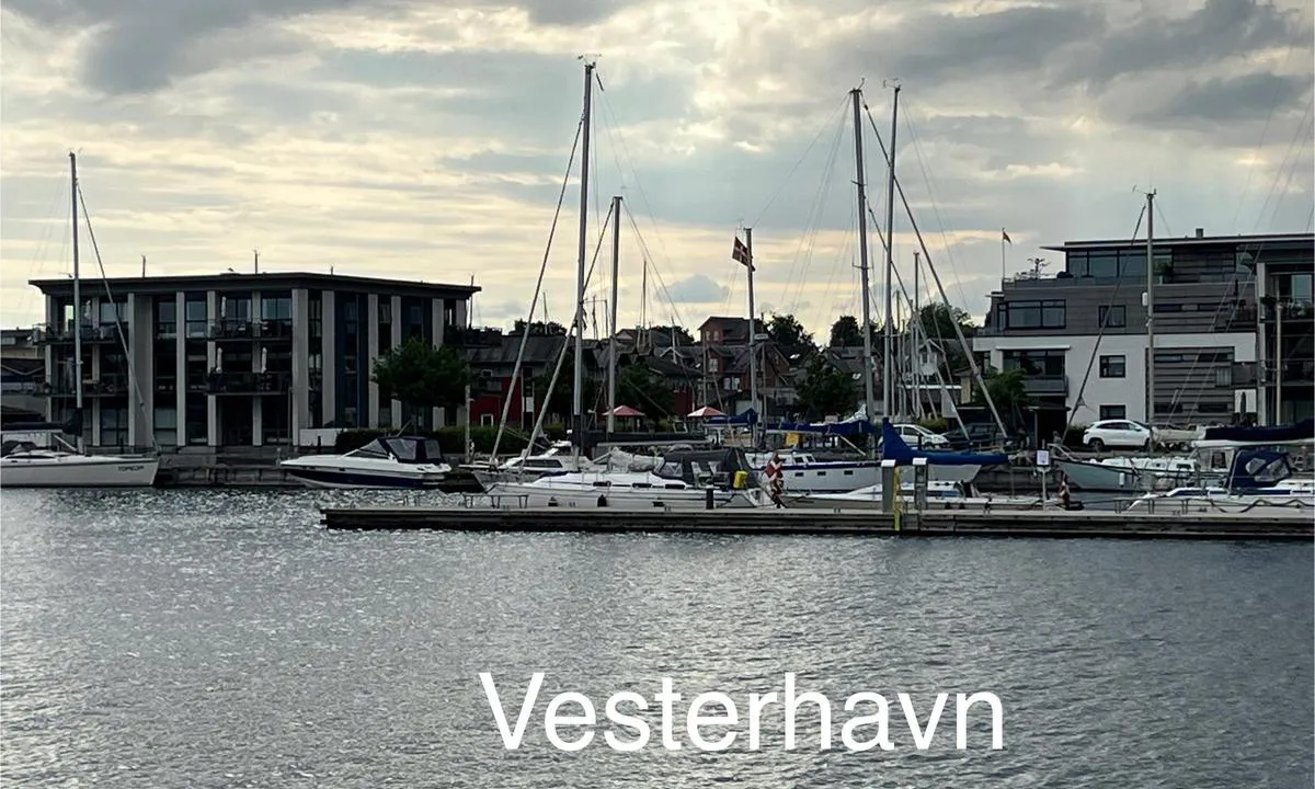 Nyborg Marina: {"base": "no", "no": "Longsideplasser i Vesterhavnen.", "se": "L\u00e5ngsidesplatser i V\u00e4sterhamnen.", "en": "Alongside berths in the West Harbour.", "da": "Langsidepladser i Vesterhavnen.", "fr": "Places \u00e0 quai dans le port Ouest.", "de": "L\u00e4ngsseitspl\u00e4tze im Westhafen.", "es": "Atraques de costado en el Puerto Oeste.", "it": "Ormeggi di fianco nel Porto Ovest.", "pt": "Lugares ao longo do lado no Porto Oeste.", "nl": "Langszijplaatsen in de Westhaven.", "pl": "Miejsca przy nabrze\u017cu w porcie Zachodnim.", "uk": "\u041f\u0440\u0438\u0447\u0430\u043b\u044c\u043d\u0456 \u043c\u0456\u0441\u0446\u044f \u0443\u0437\u0434\u043e\u0432\u0436 \u043f\u0440\u0438\u0447\u0430\u043b\u0443 \u0443 \u0417\u0430\u0445\u0456\u0434\u043d\u0456\u0439 \u0433\u0430\u0432\u0430\u043d\u0456.", "ro": "Locuri longside \u00een portul de vest.", "tr": "Vesterhavnen'de uzunlamas\u0131na yana\u015fma yerleri.", "el": "\u0398\u03ad\u03c3\u03b5\u03b9\u03c2 \u03ba\u03b1\u03c4\u03ac \u03bc\u03ae\u03ba\u03bf\u03c2 \u03c3\u03c4\u03b7\u03bd \u0392\u03bf\u03c1\u03b5\u03b9\u03bf\u03b4\u03c5\u03c4\u03b9\u03ba\u03ae \u039b\u03b9\u03bc\u03bd\u03bf\u03b8\u03ac\u03bb\u03b1\u03c3\u03c3\u03b1.", "cs": "M\u00edsta pod\u00e9l boku v Z\u00e1padn\u00edm p\u0159\u00edstavu.", "hu": "Hosszanti kik\u00f6t\u0151helyek a nyugati kik\u00f6t\u0151ben.", "fi": "Kylkipaikkoja L\u00e4nsisatamassa.", "bg": "\u041c\u0435\u0441\u0442\u0430 \u0437\u0430 \u0448\u0432\u0430\u0440\u0442\u043e\u0432\u0430\u043d\u0435 \u043d\u0430 \u043a\u0435\u044f \u0432\u044a\u0432 \u0412\u0435\u0441\u0442\u0435\u0440\u0441\u043a\u043e\u0442\u043e \u043f\u0440\u0438\u0441\u0442\u0430\u043d\u0438\u0449\u0435.", "sr": "Privez uz obalu u zapadnoj luci.", "et": "Sillakohad L\u00e4\u00e4nesadamas.", "lv": "Garens piest\u0101tnes vietas Vesterhavn\u0113.", "lt": "Ilgaplauk\u0117s vietos Vakar\u0173 uoste."}