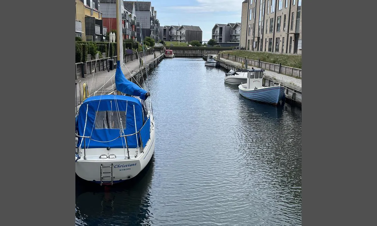 Nyborg Marina: {"base": "no", "no": "Mindre motor- og seilb\u00e5ter kan ligge i kanalen.", "se": "Mindre motor- och segelb\u00e5tar kan l\u00e4gga till i kanalen.", "en": "Smaller motor and sailing boats can stay in the canal.", "da": "Mindre motor- og sejlb\u00e5de kan ligge i kanalen.", "fr": "Les petits bateaux \u00e0 moteur et voiliers peuvent s'amarrer dans le canal.", "de": "Kleinere Motor- und Segelboote k\u00f6nnen im Kanal liegen.", "es": "Peque\u00f1os barcos a motor y de vela pueden fondear en el canal.", "it": "Piccole barche a motore e a vela possono sostare nel canale.", "pt": "Embarca\u00e7\u00f5es a motor e veleiros menores podem atracar no canal.", "nl": "Kleinere motor- en zeilboten kunnen in het kanaal liggen.", "pl": "Mniejsze silnikowe i \u017caglowe jachty mog\u0105 cumowa\u0107 w kanale.", "uk": "\u041c\u0435\u043d\u0448\u0456 \u043c\u043e\u0442\u043e\u0440\u043d\u0456 \u0442\u0430 \u0432\u0456\u0442\u0440\u0438\u043b\u044c\u043d\u0456 \u0447\u043e\u0432\u043d\u0438 \u043c\u043e\u0436\u0443\u0442\u044c \u0448\u0432\u0430\u0440\u0442\u0443\u0432\u0430\u0442\u0438\u0441\u044f \u0432 \u043a\u0430\u043d\u0430\u043b\u0456.", "ro": "B\u0103rcile cu motor \u0219i cu vele mai mici pot sta \u00een canal.", "tr": "K\u00fc\u00e7\u00fck motorlu ve yelkenli tekneler kanalda demirleyebilir.", "el": "\u039c\u03b9\u03ba\u03c1\u03ac \u03bc\u03b7\u03c7\u03b1\u03bd\u03bf\u03ba\u03af\u03bd\u03b7\u03c4\u03b1 \u03ba\u03b1\u03b9 \u03b9\u03c3\u03c4\u03b9\u03bf\u03c6\u03cc\u03c1\u03b1 \u03c3\u03ba\u03ac\u03c6\u03b7 \u03bc\u03c0\u03bf\u03c1\u03bf\u03cd\u03bd \u03bd\u03b1 \u03c0\u03b1\u03c1\u03b1\u03bc\u03b5\u03af\u03bd\u03bf\u03c5\u03bd \u03c3\u03c4\u03bf \u03ba\u03b1\u03bd\u03ac\u03bb\u03b9.", "cs": "Men\u0161\u00ed motorov\u00e9 a plachetn\u00ed lod\u011b mohou kotvit v kan\u00e1lu.", "hu": "Kisebb motoros- \u00e9s vitorl\u00e1s haj\u00f3k \u00e1llhatnak a csatorn\u00e1ban.", "fi": "Pienemm\u00e4t moottori- ja purjeveneet voivat olla kanavassa.", "bg": "\u041f\u043e-\u043c\u0430\u043b\u043a\u0438 \u043c\u043e\u0442\u043e\u0440\u043d\u0438 \u0438 \u0432\u0435\u0442\u0440\u043e\u0445\u043e\u0434\u043d\u0438 \u043b\u043e\u0434\u043a\u0438 \u043c\u043e\u0433\u0430\u0442 \u0434\u0430 \u043f\u0440\u0435\u0441\u0442\u043e\u044f\u0432\u0430\u0442 \u0432 \u043a\u0430\u043d\u0430\u043b\u0430.", "sr": "Manji motorni i jedrilice mogu le\u017eati u kanalu.", "et": "V\u00e4iksemad mootor- ja purjepaadid v\u00f5ivad kanalis peatuda.", "lv": "Maz\u0101kas motorlaivas un burulaivas var pietauvoties kan\u0101l\u0101.", "lt": "Ma\u017ei motoriniai ir buriniai laivai gali laikyti kanale."}