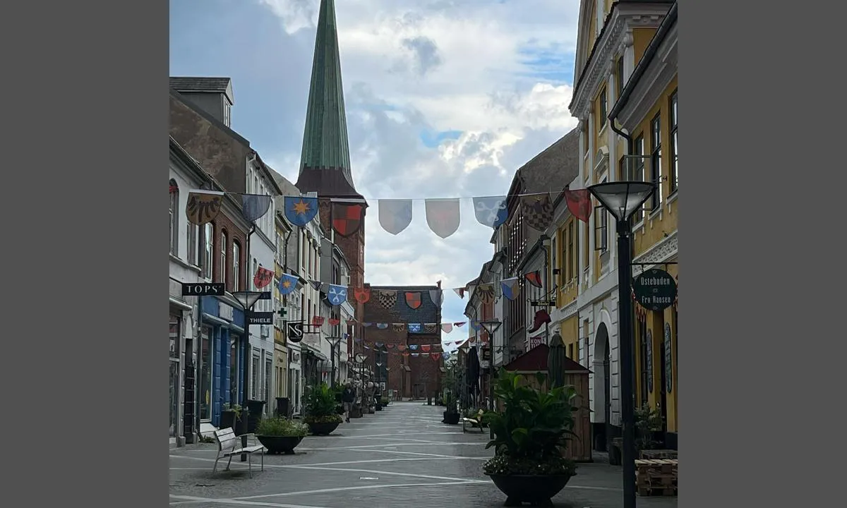Nyborg Marina: {"base": "no", "no": "Kort vei fra bryggene til Superbrugsen og Netto som er \u00e5pne hver dag.", "se": "Kort v\u00e4g fr\u00e5n bryggorna till Superbrugsen och Netto som \u00e4r \u00f6ppna varje dag.", "en": "Short distance from the docks to Superbrugsen and Netto, which are open every day.", "da": "Kort vej fra kajerne til Superbrugsen og Netto som er \u00e5bne hver dag.", "fr": "Courte distance des quais \u00e0 Superbrugsen et Netto qui sont ouverts tous les jours.", "de": "Kurzer Weg von den Stegen zu Superbrugsen und Netto, die jeden Tag ge\u00f6ffnet sind.", "es": "Corta distancia desde los muelles hasta Superbrugsen y Netto, que est\u00e1n abiertos todos los d\u00edas.", "it": "Breve distanza dai moli a Superbrugsen e Netto che sono aperti tutti i giorni.", "pt": "Caminho curto dos cais at\u00e9 o Superbrugsen e o Netto, que est\u00e3o abertos todos os dias.", "nl": "Korte afstand van de kades naar Superbrugsen en Netto die elke dag geopend zijn.", "pl": "Kr\u00f3tka droga z nabrze\u017cy do Superbrugsen i Netto, kt\u00f3re s\u0105 otwarte codziennie.", "uk": "\u041a\u043e\u0440\u043e\u0442\u043a\u0430 \u0432\u0456\u0434\u0441\u0442\u0430\u043d\u044c \u0432\u0456\u0434 \u043f\u0440\u0438\u0447\u0430\u043b\u0456\u0432 \u0434\u043e Superbrugsen \u0456 Netto, \u044f\u043a\u0456 \u0432\u0456\u0434\u043a\u0440\u0438\u0442\u0456 \u0449\u043e\u0434\u043d\u044f.", "ro": "Distan\u021b\u0103 scurt\u0103 de la pontoane p\u00e2n\u0103 la Superbrugsen \u0219i Netto, care sunt deschise \u00een fiecare zi.", "tr": "\u0130skelelerden Superbrugsen ve Netto'ya her g\u00fcn a\u00e7\u0131k olan k\u0131sa mesafe.", "el": "\u039b\u03af\u03b3\u03b7 \u03b1\u03c0\u03cc\u03c3\u03c4\u03b1\u03c3\u03b7 \u03b1\u03c0\u03cc \u03c4\u03b9\u03c2 \u03c0\u03c1\u03bf\u03b2\u03bb\u03ae\u03c4\u03b5\u03c2 \u03bc\u03ad\u03c7\u03c1\u03b9 \u03c4\u03bf Superbrugsen \u03ba\u03b1\u03b9 \u03c4\u03bf Netto \u03c0\u03bf\u03c5 \u03b5\u03af\u03bd\u03b1\u03b9 \u03b1\u03bd\u03bf\u03b9\u03c7\u03c4\u03ac \u03ba\u03ac\u03b8\u03b5 \u03bc\u03ad\u03c1\u03b1.", "cs": "Kr\u00e1tk\u00e1 cesta z p\u0159\u00edstavu do supermarket\u016f Superbrugsen a Netto, kter\u00e9 jsou otev\u0159eny ka\u017ed\u00fd den.", "hu": "R\u00f6vid \u00fat a m\u00f3l\u00f3kt\u00f3l a Superbrugsenhez \u00e9s a Nettohoz, amelyek minden nap nyitva vannak.", "fi": "Lyhyt matka laitureilta Superbrugseniin ja Nettoon, jotka ovat avoinna joka p\u00e4iv\u00e4.", "bg": "\u041a\u0440\u0430\u0442\u044a\u043a \u043f\u044a\u0442 \u043e\u0442 \u043a\u0435\u0439\u043e\u0432\u0435\u0442\u0435 \u0434\u043e Superbrugsen \u0438 Netto, \u043a\u043e\u0438\u0442\u043e \u0441\u0430 \u043e\u0442\u0432\u043e\u0440\u0435\u043d\u0438 \u0432\u0441\u0435\u043a\u0438 \u0434\u0435\u043d.", "sr": "\u041a\u0440\u0430\u0442\u043a\u043e \u0440\u0430\u0441\u0442\u043e\u0458\u0430\u045a\u0435 \u043e\u0434 \u043f\u0440\u0438\u0441\u0442\u0430\u043d\u0438\u0448\u0442\u0430 \u0434\u043e \u043f\u0440\u043e\u0434\u0430\u0432\u043d\u0438\u0446\u0430 Superbrugsen \u0438 Netto \u043a\u043e\u0458\u0435 \u0441\u0443 \u043e\u0442\u0432\u043e\u0440\u0435\u043d\u0435 \u0441\u0432\u0430\u043a\u0438 \u0434\u0430\u043d.", "et": "L\u00fchike tee kailt Superbrugsenisse ja Netto'sse, mis on avatud iga p\u00e4ev.", "lv": "\u012as\u0101 distance no piest\u0101tn\u0113m l\u012bdz Superbrugsen un Netto veikaliem, kas ir atv\u0113rti katru dienu.", "lt": "Trumpas atstumas nuo prieplaukos iki Superbrugsen ir Netto, kurie yra atviri kiekvien\u0105 dien\u0105."}
