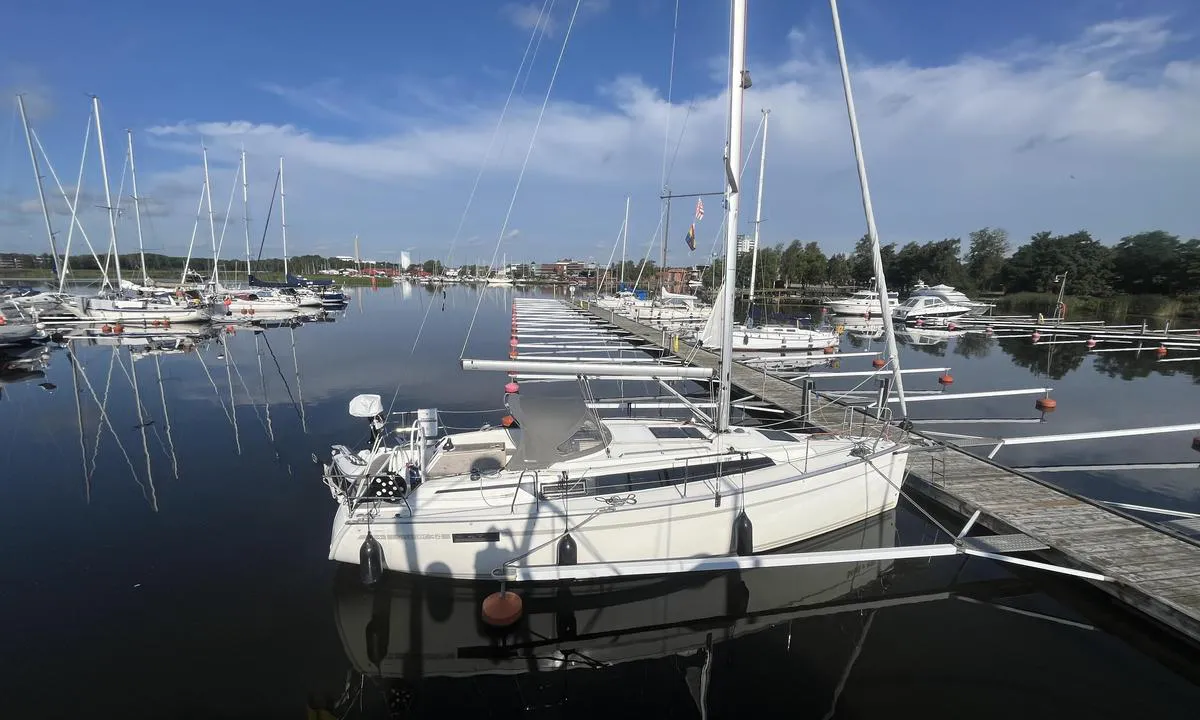 Nyköping Gästhamn: {"base": "de", "no": "Brygge B i gjestehavnen", "se": "Brygga B i g\u00e4sthamnen", "en": "Pier B in the guest harbor", "da": "Bakke B i g\u00e6stehavnen", "fr": "Quai B dans le port de plaisance", "de": "Steg B im G\u00e4stehamn", "es": "Muelle B en el puerto de visitantes", "it": "Molo B nel porto degli ospiti", "pt": "Ponte B no porto de h\u00f3spedes", "nl": "Steiger B in de gastenhaven", "pl": "Ponton B w porcie go\u015bcinnym", "uk": "\u041f\u0456\u0440\u0441 B \u0443 \u0433\u043e\u0441\u0442\u044c\u043e\u0432\u0456\u0439 \u0433\u0430\u0432\u0430\u043d\u0456", "ro": "Debarcaderul B \u00een portul pentru oaspe\u021bi", "tr": "Misafir liman\u0131nda B iskelesi", "el": "\u03a0\u03c1\u03bf\u03b2\u03bb\u03ae\u03c4\u03b1 \u0392 \u03c3\u03c4\u03bf\u03bd \u03bb\u03b9\u03bc\u03ad\u03bd\u03b1 \u03b5\u03c0\u03b9\u03c3\u03ba\u03b5\u03c0\u03c4\u03ce\u03bd", "cs": "Molo B v p\u0159\u00edstavu pro hosty", "hu": "B m\u00f3l\u00f3 a vend\u00e9gkik\u00f6t\u0151ben", "fi": "Laituri B vierassatamassa", "bg": "\u041f\u043e\u043d\u0442\u043e\u043d B \u0432 \u0433\u043e\u0441\u0442\u0443\u0432\u0430\u0449\u043e\u0442\u043e \u043f\u0440\u0438\u0441\u0442\u0430\u043d\u0438\u0449\u0435", "sr": "Pristani\u0161te B u gostuju\u0107oj luci", "et": "B-kaid k\u00fclalissadamas", "lv": "Piest\u0101tne B viesu osta", "lt": "B prieplauka sve\u010di\u0173 uoste"}