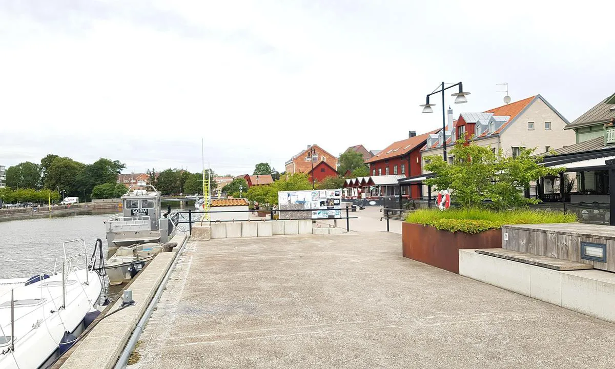 Nyköping Gästhamn: {"base": "no", "no": "Ved \u00f8stre elvebredd er det ogs\u00e5 bra longsideplasser. Man b\u00f8r v\u00e6re uavhengig av gjestehavnstoalett, det er ca 300m dit. Vann og str\u00f8m finnes. Plasseringen er i n\u00e6rheten av restauranter, s\u00e5 noe liv om kvelden m\u00e5 nok p\u00e5regnes. Foto mot nord.", "se": "Vid \u00f6stra \u00e4lvstranden finns det ocks\u00e5 bra l\u00e5ngsidesplatser. Man b\u00f6r vara oberoende av g\u00e4sthamnstoalett, det \u00e4r ca 300m dit. Vatten och el finns. Placeringen \u00e4r n\u00e4ra restauranger, s\u00e5 viss livlighet p\u00e5 kv\u00e4llen f\u00e5r man r\u00e4kna med. Foto mot norr.", "en": "On the eastern riverbank, there are also good alongside berths. You should be independent of the guest harbor toilets, it is approximately 300m to them. Water and electricity are available. The location is near restaurants, so some noise in the evening should be expected. Photo looking north.", "da": "Ved \u00f8stre flodbred er der ogs\u00e5 gode longsidepladser. Man b\u00f8r v\u00e6re uafh\u00e6ngig af g\u00e6stehavnstoiletter, det er ca. 300m dertil. Vand og str\u00f8m findes. Placeringen er t\u00e6t p\u00e5 restauranter, s\u00e5 noget liv om aftenen m\u00e5 nok forventes. Foto mod nord.", "fr": "Sur la rive est du fleuve, il y a aussi de bons emplacements de longside. Il est recommand\u00e9 d'\u00eatre ind\u00e9pendant des toilettes du port de plaisance pour invit\u00e9s, elles se trouvent \u00e0 environ 300m de l\u00e0. L'eau et l'\u00e9lectricit\u00e9 sont disponibles. L'emplacement est proche des restaurants, donc il faut s'attendre \u00e0 un peu d'animation en soir\u00e9e. Photo vers le nord.", "de": "An der \u00f6stlichen Flussufer gibt es auch gute Longside-Liegepl\u00e4tze. Man sollte unabh\u00e4ngig von den G\u00e4stehafentoiletten sein, da es ca. 300 m dorthin sind. Wasser und Strom sind vorhanden. Die Lage befindet sich in der N\u00e4he von Restaurants, sodass mit etwas Leben am Abend zu rechnen ist. Foto nach Norden.", "es": "En la orilla este del r\u00edo tambi\u00e9n hay buenos lugares de atraque paralelo. Se recomienda no depender de los ba\u00f1os del puerto para hu\u00e9spedes, ya que est\u00e1n a unos 300 metros de distancia. Hay agua y electricidad disponibles. La ubicaci\u00f3n est\u00e1 cerca de restaurantes, por lo que es probable que haya algo de vida nocturna. Foto hacia el norte.", "it": "Sulla riva orientale del fiume ci sono anche buoni posti per ormeggiare fianco a fianco. \u00c8 consigliabile essere indipendenti dai servizi igienici del porto turistico, si trovano a circa 300 metri. Acqua e corrente elettrica sono disponibili. La posizione \u00e8 vicino a ristoranti, quindi bisogna aspettarsi un po' di movimento la sera. Foto verso nord.", "pt": "Na margem leste do rio, h\u00e1 tamb\u00e9m bons lugares de atraca\u00e7\u00e3o ao longo do cais. Deve-se ser independente do sanit\u00e1rio da marina de visitantes, que fica a cerca de 300m de dist\u00e2ncia. H\u00e1 \u00e1gua e eletricidade dispon\u00edveis. A localiza\u00e7\u00e3o \u00e9 pr\u00f3xima a restaurantes, por isso pode-se esperar alguma movimenta\u00e7\u00e3o \u00e0 noite. Foto voltada para o norte.", "nl": "Aan de oostelijke rivierkust zijn er ook goede langsplekken. Men moet onafhankelijk zijn van het toilet in de jachthaven, het is ongeveer 300 meter verderop. Water en elektriciteit zijn beschikbaar. De locatie is in de buurt van restaurants, dus enige levendigheid 's avonds moet worden verwacht. Foto naar het noorden.", "pl": "Wschodnim brzegiem rzeki znajduj\u0105 si\u0119 r\u00f3wnie\u017c dobre miejsca do cumowania r\u00f3wnoleg\u0142ego. Powinno si\u0119 by\u0107 niezale\u017cnym od toalety go\u015bcinnej, to jest oko\u0142o 300m st\u0105d. Jest dost\u0119pna woda i pr\u0105d. Lokalizacja jest w pobli\u017cu restauracji, wi\u0119c nale\u017cy spodziewa\u0107 si\u0119 troch\u0119 \u017cycia wieczorem. Zdj\u0119cie w stron\u0119 p\u00f3\u0142nocy.", "uk": "\u041d\u0430 \u0441\u0445\u0456\u0434\u043d\u043e\u043c\u0443 \u0431\u0435\u0440\u0435\u0437\u0456 \u0440\u0456\u0447\u043a\u0438 \u0442\u0430\u043a\u043e\u0436 \u0454 \u0445\u043e\u0440\u043e\u0448\u0456 \u043c\u0456\u0441\u0446\u044f \u0434\u043b\u044f \u043f\u0440\u0438\u0447\u0430\u043b\u0443 \u0432\u0437\u0434\u043e\u0432\u0436 \u0431\u043e\u0440\u0442\u0443. \u0412\u0430\u0440\u0442\u043e \u0431\u0443\u0442\u0438 \u043d\u0435\u0437\u0430\u043b\u0435\u0436\u043d\u0438\u043c \u0432\u0456\u0434 \u0442\u0443\u0430\u043b\u0435\u0442\u0456\u0432 \u0434\u043b\u044f \u0433\u043e\u0441\u0442\u0435\u0439 \u0433\u0430\u0432\u0430\u043d\u0456, \u0432\u043e\u043d\u0438 \u0437\u043d\u0430\u0445\u043e\u0434\u044f\u0442\u044c\u0441\u044f \u043f\u0440\u0438\u0431\u043b\u0438\u0437\u043d\u043e \u0437\u0430 300 \u043c \u0437\u0432\u0456\u0434\u0442\u0438. \u0404 \u0432\u043e\u0434\u0430 \u0442\u0430 \u0435\u043b\u0435\u043a\u0442\u0440\u0438\u043a\u0430. \u041c\u0456\u0441\u0446\u0435 \u0437\u043d\u0430\u0445\u043e\u0434\u0438\u0442\u044c\u0441\u044f \u043f\u043e\u0431\u043b\u0438\u0437\u0443 \u0440\u0435\u0441\u0442\u043e\u0440\u0430\u043d\u0456\u0432, \u0442\u043e\u0436 \u0441\u043b\u0456\u0434 \u043e\u0447\u0456\u043a\u0443\u0432\u0430\u0442\u0438 \u043f\u0435\u0432\u043d\u043e\u0433\u043e \u0448\u0443\u043c\u0443 \u0432\u0432\u0435\u0447\u0435\u0440\u0456. \u0424\u043e\u0442\u043e \u043d\u0430 \u043f\u0456\u0432\u043d\u0456\u0447.", "ro": "La malul estic al r\u00e2ului exist\u0103 de asemenea locuri bune pentru acostare lateral\u0103. Ar trebui s\u0103 fi\u021bi independent de toaletele pentru oaspe\u021bi ale portului, acestea sunt la aproximativ 300m distan\u021b\u0103. Ap\u0103 \u0219i electricitate sunt disponibile. Loca\u021bia este \u00een apropierea restaurantelor, a\u0219a c\u0103 este de a\u0219teptat ceva activitate seara. Fotografie spre nord.", "tr": "Do\u011fu nehir k\u0131y\u0131s\u0131nda da uygun borda yana\u015fma yerleri bulunmaktad\u0131r. Misafir liman\u0131 tuvaletlerinden ba\u011f\u0131ms\u0131z olunmal\u0131d\u0131r, \u00e7\u00fcnk\u00fc oras\u0131 yakla\u015f\u0131k 300m uzakl\u0131kta. Su ve elektrik bulunmaktad\u0131r. Konum, restoranlara yak\u0131nd\u0131r, bu y\u00fczden ak\u015famlar\u0131 biraz hareket olmas\u0131 muhtemeldir. Kuzeye do\u011fru foto\u011fraf.", "el": "\u03a3\u03c4\u03b7\u03bd \u03b1\u03bd\u03b1\u03c4\u03bf\u03bb\u03b9\u03ba\u03ae \u03cc\u03c7\u03b8\u03b7 \u03c4\u03bf\u03c5 \u03c0\u03bf\u03c4\u03b1\u03bc\u03bf\u03cd \u03c5\u03c0\u03ac\u03c1\u03c7\u03bf\u03c5\u03bd \u03b5\u03c0\u03af\u03c3\u03b7\u03c2 \u03ba\u03b1\u03bb\u03ad\u03c2 \u03b8\u03ad\u03c3\u03b5\u03b9\u03c2 \u03c0\u03bb\u03b5\u03c5\u03c1\u03b9\u03ba\u03ae\u03c2 \u03c0\u03c1\u03cc\u03c3\u03b4\u03b5\u03c3\u03b7\u03c2. \u03a0\u03c1\u03ad\u03c0\u03b5\u03b9 \u03bd\u03b1 \u03b5\u03af\u03c3\u03c4\u03b5 \u03b1\u03bd\u03b5\u03be\u03ac\u03c1\u03c4\u03b7\u03c4\u03bf\u03b9 \u03b1\u03c0\u03cc \u03c4\u03b7\u03bd \u03c4\u03bf\u03c5\u03b1\u03bb\u03ad\u03c4\u03b1 \u03c4\u03b7\u03c2 \u03bc\u03b1\u03c1\u03af\u03bd\u03b1\u03c2, \u03b5\u03af\u03bd\u03b1\u03b9 \u03c0\u03b5\u03c1\u03af\u03c0\u03bf\u03c5 300\u03bc \u03bc\u03ad\u03c7\u03c1\u03b9 \u03b5\u03ba\u03b5\u03af. \u039d\u03b5\u03c1\u03cc \u03ba\u03b1\u03b9 \u03c1\u03b5\u03cd\u03bc\u03b1 \u03c5\u03c0\u03ac\u03c1\u03c7\u03bf\u03c5\u03bd. \u0397 \u03c4\u03bf\u03c0\u03bf\u03b8\u03b5\u03c3\u03af\u03b1 \u03b5\u03af\u03bd\u03b1\u03b9 \u03ba\u03bf\u03bd\u03c4\u03ac \u03c3\u03b5 \u03b5\u03c3\u03c4\u03b9\u03b1\u03c4\u03cc\u03c1\u03b9\u03b1, \u03bf\u03c0\u03cc\u03c4\u03b5 \u03c0\u03c1\u03ad\u03c0\u03b5\u03b9 \u03bd\u03b1 \u03b1\u03bd\u03b1\u03bc\u03ad\u03bd\u03b5\u03c4\u03b1\u03b9 \u03ba\u03ac\u03c0\u03bf\u03b9\u03b1 \u03ba\u03af\u03bd\u03b7\u03c3\u03b7 \u03c4\u03bf \u03b2\u03c1\u03ac\u03b4\u03c5. \u03a6\u03c9\u03c4\u03bf\u03b3\u03c1\u03b1\u03c6\u03af\u03b1 \u03c0\u03c1\u03bf\u03c2 \u03b2\u03bf\u03c1\u03c1\u03ac.", "cs": "Na v\u00fdchodn\u00edm b\u0159ehu \u0159eky jsou tak\u00e9 dobr\u00e1 longside m\u00edsta. M\u011bli byste b\u00fdt nez\u00e1visl\u00ed na toalet\u011b pro hosty, je to asi 300m tam. Voda a elekt\u0159ina jsou k dispozici. Um\u00edst\u011bn\u00ed je v bl\u00edzkosti restaurac\u00ed, tak\u017ee ve\u010der lze o\u010dek\u00e1vat n\u011bjak\u00fd ruch. Fotografie sm\u011brem na sever.", "hu": "A keleti foly\u00f3parton is j\u00f3 oldalkik\u00f6t\u0151k tal\u00e1lhat\u00f3k. F\u00fcggetlennek kell lenni a vend\u00e9ghaj\u00f3 kik\u00f6t\u0151i v\u00e9c\u00e9j\u00e9t\u0151l, az kb. 300 m-re van onnan. V\u00edz \u00e9s \u00e1ram rendelkez\u00e9sre \u00e1ll. A kik\u00f6t\u0151helyek \u00e9ttermek k\u00f6zel\u00e9ben vannak, \u00edgy este n\u00e9mi \u00e9letre sz\u00e1m\u00edtani kell. Fot\u00f3 \u00e9szak fel\u00e9.", "fi": "It\u00e4isell\u00e4 joenrannalla on my\u00f6s hyvi\u00e4 kylkikiinnityspaikkoja. Vierassataman WC:st\u00e4 tulisi olla riippumaton, sinne on noin 300m. Vett\u00e4 ja s\u00e4hk\u00f6\u00e4 on saatavilla. Sijainti on l\u00e4hell\u00e4 ravintoloita, joten jonkin verran el\u00e4m\u00e4\u00e4 voidaan odottaa iltaisin. Kuva pohjoiseen.", "bg": "\u041d\u0430 \u0438\u0437\u0442\u043e\u0447\u043d\u0438\u044f \u0431\u0440\u044f\u0433 \u043d\u0430 \u0440\u0435\u043a\u0430\u0442\u0430 \u0441\u044a\u0449\u043e \u0438\u043c\u0430 \u0434\u043e\u0431\u0440\u0438 \u043c\u0435\u0441\u0442\u0430 \u0437\u0430 \u0448\u0432\u0430\u0440\u0442\u043e\u0432\u0430\u043d\u0435 \u043f\u043e \u0434\u044a\u043b\u0436\u0438\u043d\u0430\u0442\u0430 \u043d\u0430 \u043a\u043e\u0440\u0430\u0431\u0430. \u0422\u0440\u044f\u0431\u0432\u0430 \u0434\u0430 \u0441\u0442\u0435 \u043d\u0435\u0437\u0430\u0432\u0438\u0441\u0438\u043c\u0438 \u043e\u0442 \u0442\u043e\u0430\u043b\u0435\u0442\u043d\u0430\u0442\u0430 \u043d\u0430 \u0433\u043e\u0441\u0442\u0443\u0432\u0430\u0449\u043e\u0442\u043e \u043f\u0440\u0438\u0441\u0442\u0430\u043d\u0438\u0449\u0435, \u0440\u0430\u0437\u0441\u0442\u043e\u044f\u043d\u0438\u0435\u0442\u043e \u0434\u043e \u043d\u0435\u044f \u0435 \u043e\u043a\u043e\u043b\u043e 300 \u043c\u0435\u0442\u0440\u0430. \u0418\u043c\u0430 \u0432\u043e\u0434\u0430 \u0438 \u0442\u043e\u043a. \u0420\u0430\u0437\u043f\u043e\u043b\u043e\u0436\u0435\u043d\u0438\u0435\u0442\u043e \u0435 \u0432 \u0431\u043b\u0438\u0437\u043e\u0441\u0442 \u0434\u043e \u0440\u0435\u0441\u0442\u043e\u0440\u0430\u043d\u0442\u0438, \u0442\u0430\u043a\u0430 \u0447\u0435 \u0442\u0440\u044f\u0431\u0432\u0430 \u0434\u0430 \u0441\u0435 \u043e\u0447\u0430\u043a\u0432\u0430 \u0438\u0437\u0432\u0435\u0441\u0442\u043d\u043e \u043e\u0436\u0438\u0432\u043b\u0435\u043d\u0438\u0435 \u0432\u0435\u0447\u0435\u0440. \u0421\u043d\u0438\u043c\u043a\u0430 \u043a\u044a\u043c \u0441\u0435\u0432\u0435\u0440.", "sr": "Na isto\u010dnoj obali reke tako\u0111e postoje dobra mesta za pristajanje uz bok broda. Trebalo bi biti nezavisni od toaleta u gostuju\u0107oj luci, udaljeni su oko 300m. Voda i struja su dostupni. Lokacija je u blizini restorana, tako da se mo\u017ee o\u010dekivati neka aktivnost uve\u010de. Fotografija prema severu.", "et": "Ida j\u00f5e kaldal on ka head kai \u00e4\u00e4res sildumisplatsid. Peldikust l\u00f5una pool, see on umbes 300m kaugusel. Vesi ja elekter on saadaval. Asukoht on restoranide l\u00e4hedal, nii et \u00f5htune melu on t\u00f5en\u00e4oline. Foto p\u00f5hja suunas.", "lv": "Austrumu upes krast\u0101 ir ar\u012b labas s\u0101nu piest\u0101tnes. Jums j\u0101b\u016bt neatkar\u012bgam no viesu ostas tualetes, kas ir aptuveni 300 metru att\u0101lum\u0101. Pieejams \u016bdens un elektr\u012bba. Piest\u0101tne atrodas net\u0101lu no restor\u0101niem, t\u0101p\u0113c vakar\u0101 var b\u016bt neliela dz\u012bv\u012bba. Foto virziens uz zieme\u013ciem.", "lt": "Vakar\u0173 up\u0117s krante taip pat yra geros vietos \u0161vartuotis ilgesniam laikui. Reik\u0117t\u0173 b\u016bti nepriklausomiems nuo sve\u010di\u0173 uosto tualeto, atstumas iki jo yra apie 300 m. Yra vandens tiekimas ir elektros energija. Vietov\u0117 yra netoli restoran\u0173, tod\u0117l vakare gali b\u016bti truput\u012f daugiau triuk\u0161mo. Nuotrauka \u012f \u0161iaur\u0119."}
