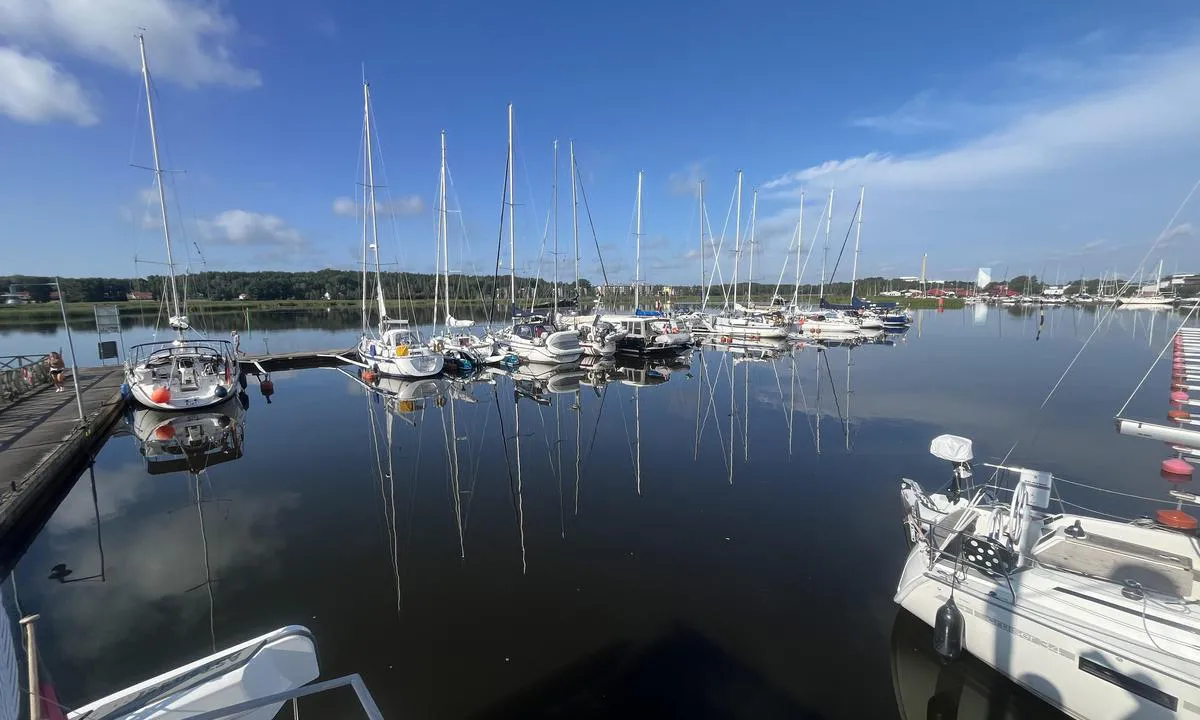 Nyköping Gästhamn: {"base": "de", "no": "Brygge A i gjestehavnen", "se": "Brygga A i g\u00e4sthamnen", "en": "Pier A in the guest harbor", "da": "B\u00e5dplads A i g\u00e6stehavnen", "fr": "Pontoon A dans le port des visiteurs", "de": "Steg A im G\u00e4stehamn", "es": "Embarcadero A en el puerto de invitados", "it": "Ponte A nel porto ospiti", "pt": "P\u00eder A no porto de visitantes", "nl": "Steiger A in de gastenhaven", "pl": "Pomost A w marinie dla go\u015bci", "uk": "\u041f\u0456\u0440\u0441 A \u0432 \u0433\u043e\u0441\u0442\u044c\u043e\u0432\u0456\u0439 \u0433\u0430\u0432\u0430\u043d\u0456", "ro": "Podon A \u00een portul pentru oaspe\u021bi", "tr": "Misafir liman\u0131'nda A pontonu", "el": "\u03a0\u03c1\u03bf\u03b2\u03bb\u03ae\u03c4\u03b1 A \u03c3\u03c4\u03bf\u03bd \u03bb\u03b9\u03bc\u03ac\u03bd\u03b9 \u03b3\u03b9\u03b1 \u03b5\u03c0\u03b9\u03c3\u03ba\u03ad\u03c0\u03c4\u03b5\u03c2", "cs": "Molo A v p\u0159\u00edstavu pro hosty", "hu": "A m\u00f3l\u00f3 a vend\u00e9gkik\u00f6t\u0151ben", "fi": "Laituri A vierassatamassa", "bg": "\u041f\u043e\u043d\u0442\u043e\u043e\u043d A \u0432 \u0433\u043e\u0441\u0442\u0443\u0432\u0430\u0449\u043e\u0442\u043e \u043f\u0440\u0438\u0441\u0442\u0430\u043d\u0438\u0449\u0435", "sr": "Pristani\u0161te A u luci za goste", "et": "Steer A kai k\u00fclalissadamas", "lv": "Piest\u0101tne A viesu ost\u0101", "lt": "Pirsas A sve\u010di\u0173 prieplaukoje"}
