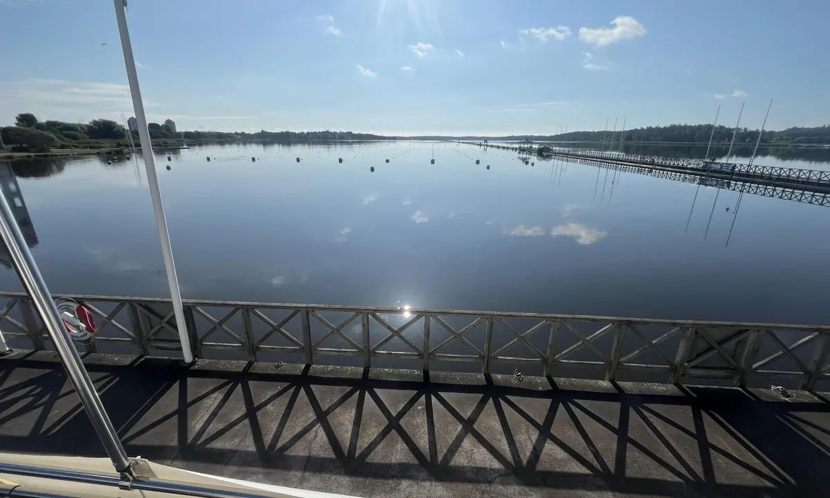 Nyköping Gästhamn: {"base": "de", "no": "Kanoruten sett fra gjestehavna brygga", "se": "Kanotbanan sedd fr\u00e5n g\u00e4sthamnens brygga", "en": "The canoe route as seen from the guest harbor dock", "da": "Kano-ruten set fra g\u00e6stehavnens bro", "fr": "Le parcours de cano\u00eb vu depuis le pont du port pour visiteurs", "de": "Die Kanustrecke vom G\u00e4stehamn Steg aus gesehen", "es": "El tramo de canotaje visto desde el muelle de hu\u00e9spedes del puerto.", "it": "Il percorso in canoa visto dal pontile del porto degli ospiti", "pt": "A rota de canoagem vista do cais do G\u00e4stehamn", "nl": "Het kanopad vanaf de gastenhavensteiger gezien", "pl": "Szlak dla kajak\u00f3w widziany z przystani go\u015bcinnej", "uk": "\u0412\u0438\u0434 \u0437 \u0433\u043e\u0441\u0442\u044c\u043e\u0432\u043e\u0433\u043e \u043f\u0440\u0438\u0447\u0430\u043b\u0443 \u043d\u0430 \u043c\u0430\u0440\u0448\u0440\u0443\u0442 \u0434\u043b\u044f \u043a\u0430\u043d\u043e\u0435", "ro": "Traseul pentru canoe v\u0103zut de la pontonul portului pentru oaspe\u021bi", "tr": "Misafir iskelesinden g\u00f6r\u00fclen kano parkuru", "el": "\u0397 \u03b4\u03b9\u03b1\u03b4\u03c1\u03bf\u03bc\u03ae \u03ba\u03b1\u03bd\u03cc \u03b1\u03c0\u03cc \u03c4\u03b7\u03bd \u03b1\u03c0\u03bf\u03b2\u03ac\u03b8\u03c1\u03b1 \u03c4\u03bf\u03c5 G\u00e4stehamn \u03cc\u03c0\u03c9\u03c2 \u03c6\u03b1\u03af\u03bd\u03b5\u03c4\u03b1\u03b9", "cs": "Tra\u0165 pro k\u00e1noe z pohledu z p\u0159\u00edstavi\u0161t\u011b pro hosty", "hu": "A vend\u00e9gkik\u00f6t\u0151 m\u00f3l\u00f3r\u00f3l n\u00e9zve a kenu \u00fatvonal", "fi": "Melontareitti vierassataman laiturista n\u00e4htyn\u00e4", "bg": "\u041a\u0430\u043d\u0443 \u043c\u0430\u0440\u0448\u0440\u0443\u0442\u0430, \u0433\u043b\u0435\u0434\u0430\u043d \u043e\u0442 \u043f\u0440\u0438\u0441\u0442\u0430\u043d\u0430 \u043d\u0430 \u0433\u043e\u0441\u0442\u0438\u0442\u0435", "sr": "\u041a\u0430\u043d\u0443 \u0441\u0442\u0430\u0437\u0430 \u0433\u043b\u0435\u0434\u0430\u043d\u043e \u0441\u0430 \u0433\u043e\u0441\u0442\u0438\u043d\u0441\u043a\u043e\u0433 \u043f\u0440\u0438\u0441\u0442\u0430\u043d\u0438\u0448\u0442\u0430", "et": "Kanuurada G\u00e4stehamni kai juurest vaadatuna", "lv": "Kanoe ce\u013c\u0161 no viesu piest\u0101tnes piest\u0101tnes skatupunkta", "lt": "Kanoj\u0173 trasa i\u0161 sve\u010di\u0173 prieplaukos Steg matoma"}