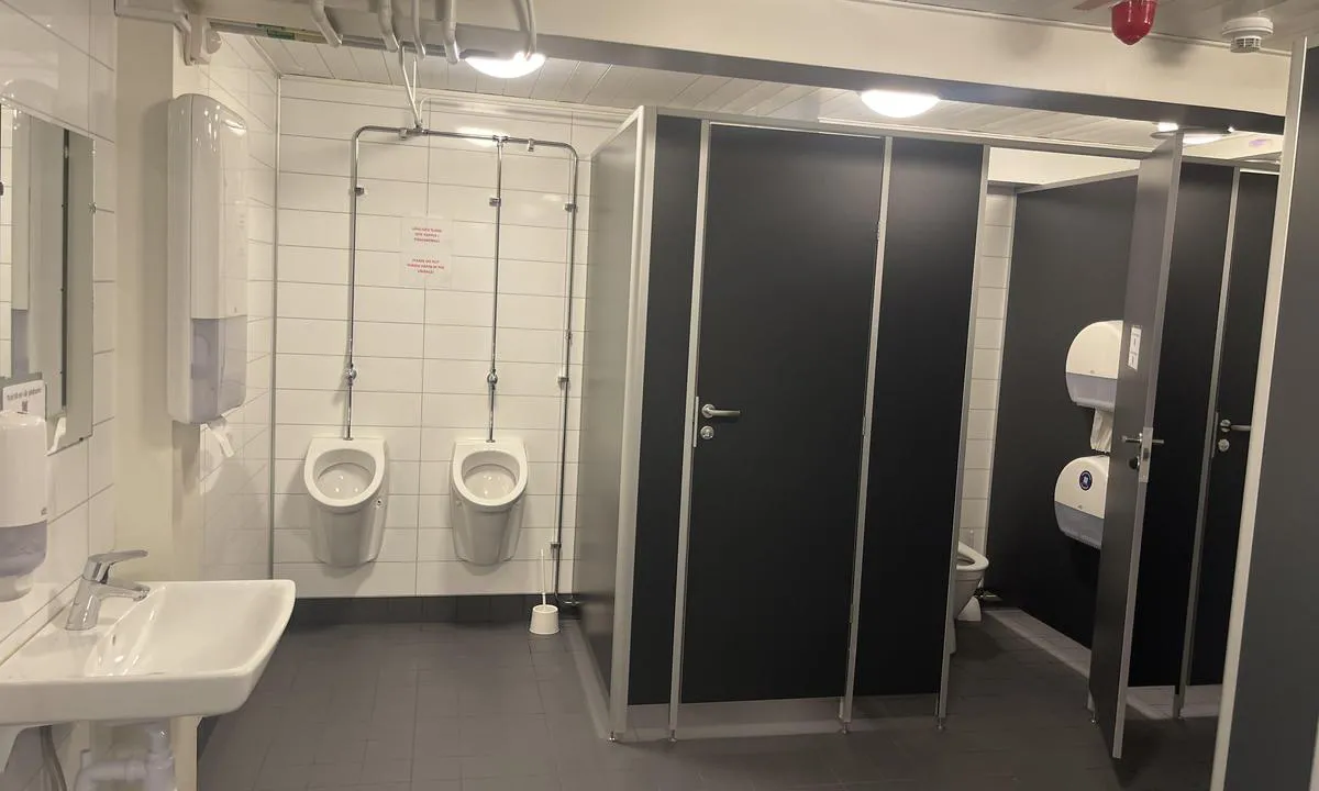 Nynäshamns Gästhamn: {"base": "en", "no": "Veldig rene toaletter!", "se": "V\u00e4ldigt rena toaletter!", "en": "Very clean toilets!", "da": "Meget rene toiletter!", "fr": "Toilettes tr\u00e8s propres\u00a0!", "de": "Sehr saubere Toiletten!", "es": "\u00a1Ba\u00f1os muy limpios!", "it": "Servizi igienici molto puliti!", "pt": "Sanit\u00e1rios muito limpos!", "nl": "Zeer schone toiletten!", "pl": "Bardzo czyste toalety!", "uk": "\u0414\u0443\u0436\u0435 \u0447\u0438\u0441\u0442\u0456 \u0442\u0443\u0430\u043b\u0435\u0442\u0438!", "ro": "Toalete foarte curate!", "tr": "\u00c7ok temiz tuvaletler!", "el": "\u03a0\u03bf\u03bb\u03cd \u03ba\u03b1\u03b8\u03b1\u03c1\u03ad\u03c2 \u03c4\u03bf\u03c5\u03b1\u03bb\u03ad\u03c4\u03b5\u03c2!", "cs": "Velmi \u010dist\u00e9 toalety!", "hu": "Nagyon tiszta mell\u00e9khelyis\u00e9gek!", "fi": "Eritt\u00e4in puhtaat WC-tilat!", "bg": "\u041c\u043d\u043e\u0433\u043e \u0447\u0438\u0441\u0442\u0438 \u0442\u043e\u0430\u043b\u0435\u0442\u043d\u0438!", "sr": "Vrlo \u010disti toaleti!", "et": "V\u00e4ga puhtad tualetid!", "lv": "\u013boti t\u012bras tualetes!", "lt": "Labai \u0161var\u016bs tualetai!"}