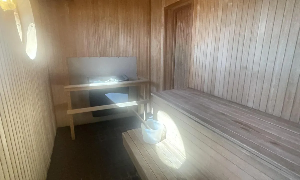 Nynäshamns Gästhamn: {"base": "en", "no": "Badstue integrert i dusjene", "se": "Bastu integrerad i duschar", "en": "Sauna integrated in showers", "da": "Sauna integreret i bruserne", "fr": "Sauna int\u00e9gr\u00e9 dans les douches", "de": "Sauna integriert in Duschen", "es": "Sauna integrada en las duchas", "it": "Sauna integrata nelle docce", "pt": "Sauna integrada nos chuveiros", "nl": "Sauna ge\u00efntegreerd in douches", "pl": "Sauna zintegrowana z prysznicami", "uk": "\u0421\u0430\u0443\u043d\u0430 \u0456\u043d\u0442\u0435\u0433\u0440\u043e\u0432\u0430\u043d\u0430 \u0432 \u0434\u0443\u0448\u043e\u0432\u0456", "ro": "Saun\u0103 integrat\u0103 \u00een du\u0219uri", "tr": "Du\u015flara entegre sauna", "el": "\u03a3\u03ac\u03bf\u03c5\u03bd\u03b1 \u03b5\u03bd\u03c3\u03c9\u03bc\u03b1\u03c4\u03c9\u03bc\u03ad\u03bd\u03b7 \u03c3\u03c4\u03b1 \u03bd\u03c4\u03bf\u03c5\u03c2", "cs": "Sauna integrovan\u00e1 ve sprch\u00e1ch", "hu": "Szauna integr\u00e1lva a zuhanyz\u00f3kba", "fi": "Sauna integroitu suihkuhuoneisiin", "bg": "\u0421\u0430\u0443\u043d\u0430, \u0438\u043d\u0442\u0435\u0433\u0440\u0438\u0440\u0430\u043d\u0430 \u0432 \u0434\u0443\u0448\u043e\u0432\u0435\u0442\u0435", "sr": "Sauna integrisana u tu\u0161eve", "et": "Saun integreeritud du\u0161\u0161idega", "lv": "Sauna integr\u0113ta du\u0161\u0101s", "lt": "Integruota sauna du\u0161uose"}