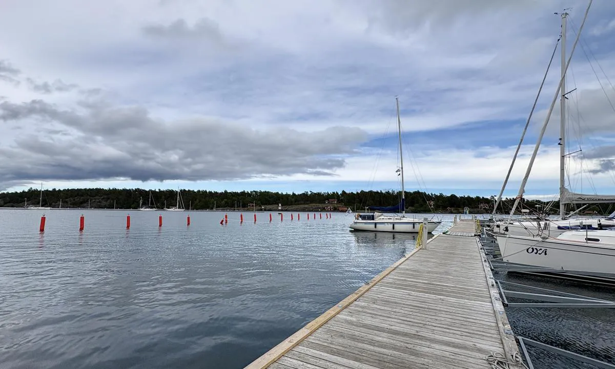 Nynäshamns Gästhamn: {"base": "de", "no": "Lett tilgjengelige b\u00f8yer ved bryggene, plassene er tydelig nummerert ved bryggen.", "se": "L\u00e4tt \u00e5tkomliga bojar vid bryggorna, platserna \u00e4r tydligt numrerade vid bryggan.", "en": "Easily accessible buoys on the jetties, the berths are cleanly numbered on the pier.", "da": "Godt tilg\u00e6ngelige b\u00f8jer ved broerne, pladserne er tydeligt nummererede ved broen.", "fr": "Les bou\u00e9es facilement accessibles sur les pontons, les places sont proprement num\u00e9rot\u00e9es sur le ponton.", "de": "Gut erreichbare Bojen an den Stegen, die Pl\u00e4tze sind am Steg sauber nummeriert.", "es": "Boyas de f\u00e1cil acceso en los muelles, los lugares est\u00e1n claramente numerados en el muelle.", "it": "Boe ben accessibili lungo i moli, i posti sono numerati chiaramente sul molo.", "pt": "Boias de f\u00e1cil acesso nos cais, os lugares est\u00e3o limpos e numerados nos cais.", "nl": "Goed bereikbare boeien aan de steigers, de plaatsen zijn bij de steiger netjes genummerd.", "pl": "\u0141atwo dost\u0119pne boje przy pomostach, miejsca s\u0105 czysto ponumerowane na pomo\u015bcie.", "uk": "\u0414\u043e\u0431\u0440\u0435 \u0434\u043e\u0441\u0442\u0443\u043f\u043d\u0456 \u0431\u0443\u0457 \u043d\u0430 \u043f\u0456\u0440\u0441\u0430\u0445, \u043c\u0456\u0441\u0446\u044f \u043d\u0430 \u043f\u0456\u0440\u0441\u0456 \u0430\u043a\u0443\u0440\u0430\u0442\u043d\u043e \u043f\u0440\u043e\u043d\u0443\u043c\u0435\u0440\u043e\u0432\u0430\u043d\u0456.", "ro": "Boiere u\u0219or accesibile pe pontoane, locurile sunt clar numerotate pe ponton.", "tr": "\u0130skelelerde kolayca ula\u015f\u0131labilir \u015famand\u0131ralar, yerler iskelede temiz bir \u015fekilde numaraland\u0131r\u0131lm\u0131\u015ft\u0131r.", "el": "\u039f\u03b9 \u03b5\u03cd\u03ba\u03bf\u03bb\u03b1 \u03c0\u03c1\u03bf\u03c3\u03b2\u03ac\u03c3\u03b9\u03bc\u03bf\u03b9 \u03c0\u03bb\u03c9\u03c4\u03ae\u03c1\u03b5\u03c2 \u03c3\u03c4\u03b9\u03c2 \u03c0\u03c1\u03bf\u03b2\u03bb\u03ae\u03c4\u03b5\u03c2, \u03bf\u03b9 \u03b8\u03ad\u03c3\u03b5\u03b9\u03c2 \u03c3\u03c4\u03b9\u03c2 \u03c0\u03c1\u03bf\u03b2\u03bb\u03ae\u03c4\u03b5\u03c2 \u03b5\u03af\u03bd\u03b1\u03b9 \u03ba\u03b1\u03b8\u03b1\u03c1\u03ac \u03b1\u03c1\u03b9\u03b8\u03bc\u03b7\u03bc\u03ad\u03bd\u03b5\u03c2.", "cs": "Dob\u0159e p\u0159\u00edstupn\u00e9 b\u00f3je u mol, m\u00edsta jsou na molu \u010dist\u011b o\u010d\u00edslov\u00e1na.", "hu": "A k\u00f6nnyen megk\u00f6zel\u00edthet\u0151 b\u00f3j\u00e1k a m\u00f3l\u00f3kon vannak, a helyeket tiszt\u00e1n sz\u00e1mozt\u00e1k a m\u00f3l\u00f3n.", "fi": "Helposti saavutettavissa olevat poijut laitureilla, paikat on selv\u00e4sti numeroitu laiturilla.", "bg": "\u0414\u043e\u0431\u0440\u0435 \u0434\u043e\u0441\u0442\u044a\u043f\u043d\u0438 \u0431\u0443\u0439\u043e\u0432\u0435 \u043d\u0430 \u043a\u0435\u0439\u043e\u0432\u0435\u0442\u0435, \u043c\u0435\u0441\u0442\u0430\u0442\u0430 \u0441\u0430 \u044f\u0441\u043d\u043e \u043d\u043e\u043c\u0435\u0440\u0438\u0440\u0430\u043d\u0438 \u043d\u0430 \u043a\u0435\u044f.", "sr": "<p>Lako dostupne bove na molovima, mesta su na molu jasno numerisana.</p>", "et": "H\u00e4sti ligip\u00e4\u00e4setavad poiid sildadel, kohad kai \u00e4\u00e4res on puhtalt nummerdatud.", "lv": "Viegli sasniedzamas bojas pie piest\u0101tn\u0113m, vietas ir pie piest\u0101tnes skaidri numur\u0113tas.", "lt": "Lengvai pasiekiamos bojos prie prieplauk\u0173, vietos yra ai\u0161kiai sunumeruotos prie prieplaukos."}