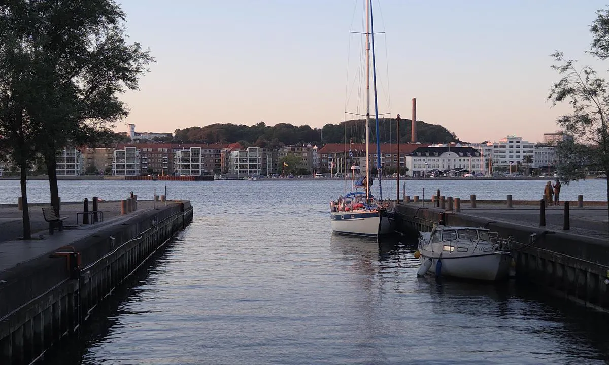 Obels kanal: {"base": "no", "no": "Bilde kanalens munning", "se": "Bild kanalens mynning", "en": "Picture of the channel's mouth", "da": "Billede af kanalens munding", "fr": "Image de l'embouchure du canal", "de": "Bild der M\u00fcndung des Kanals", "es": "Imagen de la desembocadura del canal", "it": "Immagine dell'imbocco del canale", "pt": "Imagem da entrada do canal", "nl": "Fotografeer de ingang van het kanaal", "pl": "Obraz uj\u015bcia kana\u0142u", "uk": "\u0417\u043e\u0431\u0440\u0430\u0436\u0435\u043d\u043d\u044f \u0433\u0438\u0440\u043b\u0430 \u043a\u0430\u043d\u0430\u043b\u0443", "ro": "Imagineaz\u0103-\u021bi gura canalului", "tr": "Kanal\u0131n a\u011fz\u0131n\u0131n g\u00f6r\u00fcnt\u00fcs\u00fc", "el": "\u0395\u03b9\u03ba\u03cc\u03bd\u03b1 \u03c4\u03b7\u03c2 \u03b5\u03ba\u03b2\u03bf\u03bb\u03ae\u03c2 \u03c4\u03bf\u03c5 \u03ba\u03b1\u03bd\u03b1\u03bb\u03b9\u03bf\u03cd", "cs": "Vyfotit \u00fast\u00ed kan\u00e1lu", "hu": "K\u00e9pek a csatorna torkolat\u00e1r\u00f3l", "fi": "Kuva kanavan suulta", "bg": "\u0421\u043d\u0438\u043c\u043a\u0430 \u043e\u0442 \u0443\u0441\u0442\u0438\u0435\u0442\u043e \u043d\u0430 \u043a\u0430\u043d\u0430\u043b\u0430", "sr": "\u0421\u043b\u0438\u043a\u0430 \u0443\u043b\u0430\u0437\u0430 \u0443 \u043a\u0430\u043d\u0430\u043b", "et": "Pildistage kanali suu", "lv": "Bildes kan\u0101la gr\u012bva.", "lt": "Kanalas angas paveikslas"}