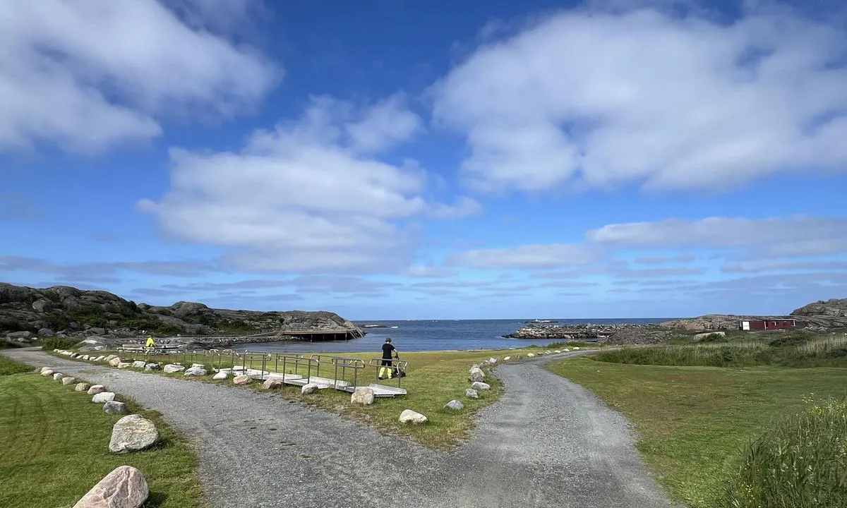 Öckeröhamn: {"base": "en", "no": "Saltasviken badeplass - 20 minutters gange over \u00f8ya.", "se": "Saltasviken badplats - 20 minuters promenad \u00f6ver \u00f6n.", "en": "Saltasviken swim spot - 20 min walk across the island.", "da": "Saltasviken badestrand - 20 minutters g\u00e5tur tv\u00e6rs over \u00f8en.", "fr": "Spot de baignade Saltasviken - 20 min \u00e0 pied \u00e0 travers l'\u00eele.", "de": "Saltasviken Badeplatz - 20 Minuten Fu\u00dfweg \u00fcber die Insel.", "es": "Playa Saltasviken - 20 minutos a pie a trav\u00e9s de la isla.", "it": "Punto di balneazione di Saltasviken - 20 minuti a piedi attraverso l'isola.", "pt": "Ponto de nata\u00e7\u00e3o Saltasviken - 20 minutos a p\u00e9 pela ilha.", "nl": "Saltasviken zwemspot - 20 minuten lopen over het eiland.", "pl": "Saltasviken miejsce do k\u0105pieli - 20 minut spacerem przez wysp\u0119.", "uk": "\u041f\u043b\u044f\u0436 \u0434\u043b\u044f \u043f\u043b\u0430\u0432\u0430\u043d\u043d\u044f Saltasviken - 20 \u0445\u0432\u0438\u043b\u0438\u043d \u043f\u0456\u0448\u043a\u0438 \u0447\u0435\u0440\u0435\u0437 \u043e\u0441\u0442\u0440\u0456\u0432.", "ro": "Loc de \u00eenot Saltasviken - 20 de minute de mers pe jos de-a lungul insulei.", "tr": "Saltasviken y\u00fczme noktas\u0131 - ada boyunca 20 dakikal\u0131k y\u00fcr\u00fcy\u00fc\u015f.", "el": "\u03a3\u03b7\u03bc\u03b5\u03af\u03bf \u03ba\u03bf\u03bb\u03cd\u03bc\u03b2\u03b7\u03c3\u03b7\u03c2 Saltasviken - 20 \u03bb\u03b5\u03c0\u03c4\u03ac \u03c0\u03b5\u03c1\u03c0\u03ac\u03c4\u03b7\u03bc\u03b1 \u03b4\u03b9\u03b1\u03c3\u03c7\u03af\u03b6\u03bf\u03bd\u03c4\u03b1\u03c2 \u03c4\u03bf \u03bd\u03b7\u03c3\u03af.", "cs": "Plaveck\u00e9 m\u00edsto Saltasviken - 20 minut ch\u016fze p\u0159es ostrov.", "hu": "Saltasviken f\u00fcrd\u0151hely - 20 perces s\u00e9ta a szigeten \u00e1t.", "fi": "Saltasvikenin uimapaikka - 20 minuutin k\u00e4vely saaren halki.", "bg": "\u041c\u044f\u0441\u0442\u043e \u0437\u0430 \u043f\u043b\u0443\u0432\u0430\u043d\u0435 Saltasviken - 20 \u043c\u0438\u043d\u0443\u0442\u0438 \u043f\u0435\u0448\u0430 \u043f\u0440\u0435\u0437 \u043e\u0441\u0442\u0440\u043e\u0432\u0430.", "sr": "Saltasviken mesto za plivanje - 20 minuta hoda preko ostrva.", "et": "Saltasviken ujumiskoht - 20 minutit jalutusk\u00e4iku \u00fcle saare.", "lv": "Saltasviken peldvietas - 20 min\u016b\u0161u g\u0101jiens p\u0101ri salai.", "lt": "Saltasviken maudymosi vieta - 20 min p\u0117s\u010diomis per sal\u0105."}
