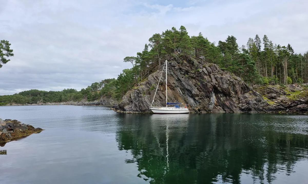 Oksabåsen - Storeknappen: Flere bolter i fjellet på nordøstsiden.