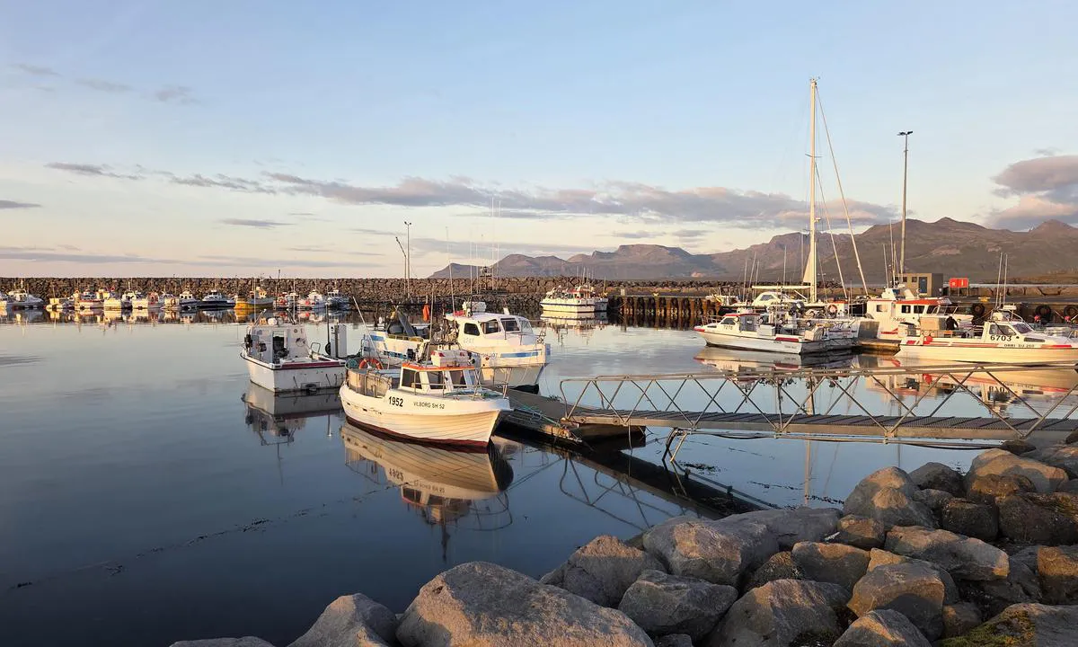 Ólafsvík: {"base": "en", "no": "Travel havn med fiskefart\u00f8y. St\u00f8rre seilb\u00e5ter m\u00e5 legge til ved bryggen.", "se": "Livlig hamn med fiskeb\u00e5tar. St\u00f6rre segelb\u00e5tar beh\u00f6ver l\u00e4gga till vid kajen.", "en": "Busy harbour with fishing vessels. Larger sailboats need to go at the pier.", "da": "Travl havn med fiskefart\u00f8jer. St\u00f8rre sejlb\u00e5de skal ligge ved kajen.", "fr": "Port anim\u00e9 avec des bateaux de p\u00eache. Les voiliers plus grands doivent accoster au quai.", "de": "Lebhafter Hafen mit Fischerbooten. Gr\u00f6\u00dfere Segelboote m\u00fcssen am Pier anlegen.", "es": "Puerto concurrido con embarcaciones pesqueras. Los veleros m\u00e1s grandes deben atracar en el muelle.", "it": "Porto trafficato con pescherecci. Le barche a vela pi\u00f9 grandi devono ormeggiare alla banchina.", "pt": "Porto movimentado com embarca\u00e7\u00f5es de pesca. Veleiros maiores precisam atracar no cais.", "nl": "Drukke haven met vissersschepen. Grotere zeilboten moeten aan de steiger afmeren.", "pl": "Ruchliwy port z kutrami rybackimi. Wi\u0119ksze jachty \u017caglowe musz\u0105 cumowa\u0107 przy kei.", "uk": "\u0417\u0430\u0432\u0430\u043d\u0442\u0430\u0436\u0435\u043d\u0430 \u0433\u0430\u0432\u0430\u043d\u044c \u0437 \u0440\u0438\u0431\u0430\u043b\u044c\u0441\u044c\u043a\u0438\u043c\u0438 \u0441\u0443\u0434\u043d\u0430\u043c\u0438. \u0412\u0435\u043b\u0438\u043a\u0456 \u0432\u0456\u0442\u0440\u0438\u043b\u044c\u043d\u0438\u043a\u0438 \u043f\u043e\u0432\u0438\u043d\u043d\u0456 \u043f\u0440\u0438\u0448\u0432\u0430\u0440\u0442\u043e\u0432\u0443\u0432\u0430\u0442\u0438\u0441\u044c \u0431\u0456\u043b\u044f \u043f\u0440\u0438\u0447\u0430\u043b\u0443.", "ro": "Port aglomerat cu nave de pescuit. Velerele mai mari trebuie s\u0103 acost eze la chei.", "tr": "Bal\u0131k\u00e7\u0131 tekneleriyle dolu yo\u011fun bir liman. Daha b\u00fcy\u00fck yelkenlilerin iskeleye gitmesi gerekir.", "el": "\u0391\u03c0\u03b1\u03c3\u03c7\u03bf\u03bb\u03b7\u03bc\u03ad\u03bd\u03bf \u03bb\u03b9\u03bc\u03ac\u03bd\u03b9 \u03bc\u03b5 \u03b1\u03bb\u03b9\u03b5\u03c5\u03c4\u03b9\u03ba\u03ac \u03c3\u03ba\u03ac\u03c6\u03b7. \u03a4\u03b1 \u03bc\u03b5\u03b3\u03b1\u03bb\u03cd\u03c4\u03b5\u03c1\u03b1 \u03b9\u03c3\u03c4\u03b9\u03bf\u03c6\u03cc\u03c1\u03b1 \u03c0\u03c1\u03ad\u03c0\u03b5\u03b9 \u03bd\u03b1 \u03c0\u03c1\u03bf\u03c3\u03b5\u03b3\u03b3\u03af\u03b6\u03bf\u03c5\u03bd \u03c3\u03c4\u03bf\u03bd \u03bc\u03cc\u03bb\u03bf.", "cs": "Ru\u0161n\u00fd p\u0159\u00edstav s ryb\u00e1\u0159sk\u00fdmi plavidly. V\u011bt\u0161\u00ed plachetnice mus\u00ed kotvit u mola.", "hu": "Forgalmas kik\u00f6t\u0151 hal\u00e1szhaj\u00f3kkal. A nagyobb vitorl\u00e1soknak a m\u00f3l\u00f3hoz kell menni\u00fck.", "fi": "Vilkas satama kalastusveneille. Suuremmat purjeveneet tarvitsevat laiturin.", "bg": "\u0417\u0430\u0435\u0442\u043e \u043f\u0440\u0438\u0441\u0442\u0430\u043d\u0438\u0449\u0435 \u0441 \u0440\u0438\u0431\u043e\u043b\u043e\u0432\u043d\u0438 \u043a\u043e\u0440\u0430\u0431\u0438. \u041f\u043e-\u0433\u043e\u043b\u0435\u043c\u0438\u0442\u0435 \u0432\u0435\u0442\u0440\u043e\u0445\u043e\u0434\u0438 \u0442\u0440\u044f\u0431\u0432\u0430 \u0434\u0430 \u0430\u043a\u043e\u0441\u0442\u0438\u0440\u0430\u0442 \u043d\u0430 \u043a\u0435\u044f.", "sr": "Prometna luka sa ribarskim brodovima. Ve\u0107i jedrenjaci treba da pristanu uz mol.", "et": "Sadam on tihedalt h\u00f5ivatud kalalaevadega. Suuremad purjelaevad peavad sadamakail peatuma.", "lv": "Ros\u012bga osta ar zvejas ku\u0123iem. Liel\u0101kiem jaht\u0101m j\u0101pien\u0101k pie piest\u0101tnes.", "lt": "U\u017eimtas uostas su \u017evejybos laivais. Didesni jachtai turi prisi\u0161vartuoti prie molio."}