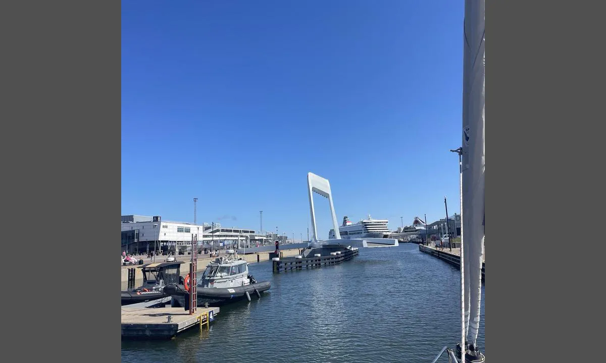 Old City Marina: {"base": "en", "no": "Utsikt n\u00e5r du forlater marinaen. F\u00f8r du g\u00e5r inn i fergeomr\u00e5det (ring 10 minutter f\u00f8r moloen) m\u00e5 du f\u00e5 tillatelse fra Tallinn Radio 5 p\u00e5 VHF kanal 14. De vil ogs\u00e5 \u00e5pne broen. Broen er \u00e5pen etter \u00e5 ha ringt Tallinn Radio 5 p\u00e5 VHF kanal 14. N\u00e5r du forlater, m\u00e5 du vente p\u00e5 det andre gr\u00f8nne lyset f\u00f8r du g\u00e5r inn i fergeomr\u00e5det etter \u00e5 ha passert broen. Du kan vente ved bensinstasjonens pontong hvis den er ledig.", "se": "Utsikt n\u00e4r du l\u00e4mnar marinan.<br>Innan du g\u00e5r in i f\u00e4rjeomr\u00e5det (ring 10 minuter innan v\u00e5gbrytaren) m\u00e5ste du f\u00e5 tillst\u00e5nd fr\u00e5n Tallinn Radio 5 p\u00e5 VHF ch14. De kommer ocks\u00e5 att \u00f6ppna bron.<br>Bron \u00e4r \u00f6ppen efter samtal till Tallinn Radio 5 p\u00e5 VHF ch14.<br>N\u00e4r du l\u00e4mnar m\u00e5ste du v\u00e4nta p\u00e5 det andra gr\u00f6na ljuset innan du g\u00e5r in i f\u00e4rjeomr\u00e5det efter att ha passerat bron. Du kan v\u00e4nta vid bensinstationens ponton om den \u00e4r tom.", "en": "View when leaving the marina.\r\nBefore entering the ferry area (call 10mn before break water) you need to get permission from Tallinn Radio 5 on VHF ch14. The will also open the bridge.\r\nThe bridge is open after call Tallinn Radio 5 on VHF ch14.\r\nWhen leaving, You will have wait for the second green light before entering the ferry area after passing the bridge. You can wait on the petrol station pontoon if empty.", "da": "Udsigt ved udsejling fra marinaen.<br>F\u00f8r indsejling til f\u00e6rgeomr\u00e5det (kald 10 minutter f\u00f8r molen) skal du indhente tilladelse fra Tallinn Radio 5 p\u00e5 VHF kanal 14. De vil ogs\u00e5 \u00e5bne broen.<br>Broen \u00e5bnes efter kald til Tallinn Radio 5 p\u00e5 VHF kanal 14.<br>Ved udsejling skal du vente p\u00e5 det andet gr\u00f8nne lys, f\u00f8r du entrer f\u00e6rgeomr\u00e5det efter passage af broen. Du kan vente ved pontonen ved tankstationen, hvis den er tom.", "fr": "Vue en quittant la marina. Avant d'entrer dans la zone des ferries (appelez 10 minutes avant la digue), vous devez obtenir la permission de Tallinn Radio 5 sur VHF ch14. Ils ouvriront \u00e9galement le pont. Le pont est ouvert apr\u00e8s avoir appel\u00e9 Tallinn Radio 5 sur VHF ch14. En partant, vous devrez attendre le deuxi\u00e8me feu vert avant d'entrer dans la zone des ferries apr\u00e8s avoir pass\u00e9 le pont. Vous pouvez attendre sur le ponton de la station-service s'il est vide.", "de": "Blick beim Verlassen des Yachthafens. Bevor Sie in den F\u00e4hrbereich einfahren (rufen Sie 10 Minuten vor der Wellenbrecher an), m\u00fcssen Sie die Erlaubnis von Tallinn Radio 5 auf UKW-Kanal 14 einholen. Sie werden auch die Br\u00fccke \u00f6ffnen. Die Br\u00fccke wird nach dem Anruf bei Tallinn Radio 5 auf UKW-Kanal 14 ge\u00f6ffnet. Beim Verlassen m\u00fcssen Sie auf das zweite gr\u00fcne Licht warten, bevor Sie in den F\u00e4hrbereich einfahren, nachdem Sie die Br\u00fccke passiert haben. Sie k\u00f6nnen am Ponton der Tankstelle warten, wenn dieser frei ist.", "es": "Vista al salir de la marina.<br>Antes de entrar en la zona de transbordadores (llamar 10 minutos antes de romper el agua) necesita obtener permiso de Tallinn Radio 5 en VHF canal 14. Tambi\u00e9n abrir\u00e1n el puente.<br>El puente se abre despu\u00e9s de llamar a Tallinn Radio 5 en VHF canal 14.<br>Al salir, deber\u00e1 esperar la segunda luz verde antes de entrar en la zona de transbordadores despu\u00e9s de pasar el puente. Puede esperar en el pont\u00f3n de la estaci\u00f3n de gasolina si est\u00e1 vac\u00edo.", "it": "Vista all'uscita della marina. Prima di entrare nell'area dei traghetti (chiamare 10 minuti prima del frangiflutti), \u00e8 necessario ottenere il permesso da Tallinn Radio 5 sul canale VHF 14. Apriranno anche il ponte. Il ponte \u00e8 aperto dopo aver chiamato Tallinn Radio 5 sul canale VHF 14. Quando si parte, \u00e8 necessario attendere il secondo semaforo verde prima di entrare nell'area dei traghetti dopo aver superato il ponte. \u00c8 possibile attendere sul pontile della stazione di servizio se vuoto.", "pt": "Vista ao sair da marina. <br>No entanto, antes de entrar na \u00e1rea da balsa (ligar 10 minutos antes de chegar ao quebra-mar), voc\u00ea precisa obter permiss\u00e3o do Tallinn Radio 5 no VHF canal 14. Eles tamb\u00e9m abrir\u00e3o a ponte.<br>A ponte \u00e9 aberta ap\u00f3s a liga\u00e7\u00e3o para o Tallinn Radio 5 no VHF canal 14.<br>Ao sair, voc\u00ea deve aguardar o segundo sinal verde antes de entrar na \u00e1rea da balsa ap\u00f3s passar pela ponte. Voc\u00ea pode esperar no pont\u00e3o do posto de combust\u00edvel se estiver vazio.", "nl": "Uitzicht bij het verlaten van de jachthaven. Voordat u het veerbootgebied in gaat (roep 10 minuten voor de golfbreker) moet u toestemming krijgen van Tallinn Radio 5 op VHF kanaal 14. Zij zullen ook de brug openen. De brug gaat open na oproep van Tallinn Radio 5 op VHF kanaal 14. Bij het verlaten moet u wachten op het tweede groene licht voordat u het veerbootgebied in gaat na het passeren van de brug. U kunt wachten aan de steiger van het benzinestation indien leeg.", "pl": "Widok przy opuszczaniu mariny. Przed wej\u015bciem na teren promowy (zadzwo\u0144 10 minut przed wej\u015bciem na wody os\u0142onione) musisz uzyska\u0107 pozwolenie od Tallinn Radio 5 na VHF kana\u0142 14. Oni r\u00f3wnie\u017c otworz\u0105 most. Most jest otwarty po wezwaniu Tallinn Radio 5 na VHF kana\u0142 14. Przy opuszczaniu, b\u0119dziesz musia\u0142 czeka\u0107 na drugi zielony sygna\u0142 \u015bwietlny przed wej\u015bciem na teren promowy po przejechaniu przez most. Mo\u017cesz czeka\u0107 na pomo\u015bcie stacji paliw, je\u015bli jest pusty.", "uk": "\u0412\u0438\u0434 \u043f\u0440\u0438 \u0432\u0438\u0445\u043e\u0434\u0456 \u0437 \u043c\u0430\u0440\u0438\u043d\u0438. <br/>\u041f\u0435\u0440\u0435\u0434 \u0432\u0445\u043e\u0434\u043e\u043c \u0432 \u0437\u043e\u043d\u0443 \u043f\u043e\u0440\u043e\u043c\u0456\u0432 (\u0434\u0437\u0432\u0456\u043d\u043e\u043a \u0437\u0430 10 \u0445\u0432\u0438\u043b\u0438\u043d \u043f\u0435\u0440\u0435\u0434 \u0445\u0432\u0438\u043b\u0435\u043b\u043e\u043c\u043e\u043c) \u043d\u0435\u043e\u0431\u0445\u0456\u0434\u043d\u043e \u043e\u0442\u0440\u0438\u043c\u0430\u0442\u0438 \u0434\u043e\u0437\u0432\u0456\u043b \u0432\u0456\u0434 Tallinn Radio 5 \u043d\u0430 \u0423\u041a\u0425 \u043a\u0430\u043d\u0430\u043b\u0456 14. \u0412\u043e\u043d\u0438 \u0442\u0430\u043a\u043e\u0436 \u0432\u0456\u0434\u043a\u0440\u0438\u044e\u0442\u044c \u043c\u0456\u0441\u0442. <br/>\u041c\u0456\u0441\u0442 \u0432\u0456\u0434\u043a\u0440\u0438\u0432\u0430\u0454\u0442\u044c\u0441\u044f \u043f\u0456\u0441\u043b\u044f \u0434\u0437\u0432\u0456\u043d\u043a\u0430 Tallinn Radio 5 \u043d\u0430 \u0423\u041a\u0425 \u043a\u0430\u043d\u0430\u043b\u0456 14. <br/>\u041f\u0440\u0438 \u0432\u0438\u0445\u043e\u0434\u0456 \u0412\u0430\u043c \u043f\u043e\u0442\u0440\u0456\u0431\u043d\u043e \u0431\u0443\u0434\u0435 \u0447\u0435\u043a\u0430\u0442\u0438 \u0434\u0440\u0443\u0433\u043e\u0433\u043e \u0437\u0435\u043b\u0435\u043d\u043e\u0433\u043e \u0441\u0432\u0456\u0442\u043b\u0430 \u043f\u0435\u0440\u0435\u0434 \u0432\u0445\u043e\u0434\u043e\u043c \u0432 \u0437\u043e\u043d\u0443 \u043f\u043e\u0440\u043e\u043c\u0456\u0432 \u043f\u0456\u0441\u043b\u044f \u043f\u0440\u043e\u0445\u043e\u0434\u0436\u0435\u043d\u043d\u044f \u043c\u043e\u0441\u0442\u0443. \u0412\u0438 \u043c\u043e\u0436\u0435\u0442\u0435 \u0437\u0430\u0447\u0435\u043a\u0430\u0442\u0438 \u043d\u0430 \u043f\u043e\u043d\u0442\u043e\u043d\u0456 \u0437\u0430\u043f\u0440\u0430\u0432\u043d\u043e\u0457 \u0441\u0442\u0430\u043d\u0446\u0456\u0457, \u044f\u043a\u0449\u043e \u0432\u0456\u043d \u043f\u043e\u0440\u043e\u0436\u043d\u0456\u0439.", "ro": "Vedere la ie\u0219irea din marin\u0103. <br> \u00cenainte de a intra \u00een zona de feribot (suna\u021bi cu 10 minute \u00eenainte de a ajunge la dig), trebuie s\u0103 ob\u021bine\u021bi permisiunea de la Tallinn Radio 5 pe VHF ch14. Ei vor deschide \u0219i podul. <br> Podul se deschide dup\u0103 ce suna\u021bi la Tallinn Radio 5 pe VHF ch14. <br> La plecare, va trebui s\u0103 a\u0219tepta\u021bi al doilea semnal verde \u00eenainte de a intra \u00een zona de feribot dup\u0103 trecerea podului. Pute\u021bi a\u0219tepta pe pontonul de la sta\u021bia de benzin\u0103 dac\u0103 este liber.", "tr": "Marinadan ayr\u0131l\u0131rken g\u00f6r\u00fcn\u00fcm.<br>Feribot alan\u0131na girmeden \u00f6nce (dalgak\u0131ran'dan 10 dakika \u00f6nce aray\u0131n), Tallinn Radio 5'ten VHF ch14'te izin alman\u0131z gerekir. Ayr\u0131ca k\u00f6pr\u00fcy\u00fc de a\u00e7acaklar.<br>K\u00f6pr\u00fc, Tallinn Radio 5'i VHF ch14'te arad\u0131ktan sonra a\u00e7\u0131l\u0131r.<br>Ayr\u0131l\u0131rken, k\u00f6pr\u00fcy\u00fc ge\u00e7tikten sonra feribot alan\u0131na girmeden \u00f6nce ikinci ye\u015fil \u0131\u015f\u0131\u011f\u0131 bekleyeceksiniz. E\u011fer bo\u015fsa akaryak\u0131t istasyonu pontonunda bekleyebilirsiniz.", "el": "\u0398\u03ad\u03b1 \u03ba\u03b1\u03c4\u03ac \u03c4\u03b7\u03bd \u03ad\u03be\u03bf\u03b4\u03bf \u03b1\u03c0\u03cc \u03c4\u03b7 \u03bc\u03b1\u03c1\u03af\u03bd\u03b1.<br>\u03a0\u03c1\u03b9\u03bd \u03b5\u03b9\u03c3\u03ad\u03bb\u03b8\u03b5\u03c4\u03b5 \u03c3\u03c4\u03b7\u03bd \u03c0\u03b5\u03c1\u03b9\u03bf\u03c7\u03ae \u03c4\u03c9\u03bd \u03c6\u03ad\u03c1\u03b9 (\u03ba\u03b1\u03bb\u03ad\u03c3\u03c4\u03b5 10 \u03bb\u03b5\u03c0\u03c4\u03ac \u03c0\u03c1\u03b9\u03bd \u03c4\u03bf break water) \u03c7\u03c1\u03b5\u03b9\u03ac\u03b6\u03b5\u03c4\u03b1\u03b9 \u03bd\u03b1 \u03c0\u03ac\u03c1\u03b5\u03c4\u03b5 \u03ac\u03b4\u03b5\u03b9\u03b1 \u03b1\u03c0\u03cc \u03c4\u03bf\u03bd Tallinn Radio 5 \u03c3\u03c4\u03bf VHF ch14. \u0398\u03b1 \u03b1\u03bd\u03bf\u03af\u03be\u03bf\u03c5\u03bd \u03b5\u03c0\u03af\u03c3\u03b7\u03c2 \u03ba\u03b1\u03b9 \u03c4\u03b7 \u03b3\u03ad\u03c6\u03c5\u03c1\u03b1.<br>\u0397 \u03b3\u03ad\u03c6\u03c5\u03c1\u03b1 \u03b1\u03bd\u03bf\u03af\u03b3\u03b5\u03b9 \u03bc\u03b5\u03c4\u03ac \u03b1\u03c0\u03cc \u03ba\u03bb\u03ae\u03c3\u03b7 \u03c3\u03c4\u03bf\u03bd Tallinn Radio 5 \u03c3\u03c4\u03bf VHF ch14.<br>\u038c\u03c4\u03b1\u03bd \u03b1\u03bd\u03b1\u03c7\u03c9\u03c1\u03b5\u03af\u03c4\u03b5, \u03b8\u03b1 \u03c0\u03c1\u03ad\u03c0\u03b5\u03b9 \u03bd\u03b1 \u03c0\u03b5\u03c1\u03b9\u03bc\u03ad\u03bd\u03b5\u03c4\u03b5 \u03b3\u03b9\u03b1 \u03c4\u03bf \u03b4\u03b5\u03cd\u03c4\u03b5\u03c1\u03bf \u03c0\u03c1\u03ac\u03c3\u03b9\u03bd\u03bf \u03c6\u03c9\u03c2 \u03c0\u03c1\u03b9\u03bd \u03b5\u03b9\u03c3\u03ad\u03bb\u03b8\u03b5\u03c4\u03b5 \u03c3\u03c4\u03b7\u03bd \u03c0\u03b5\u03c1\u03b9\u03bf\u03c7\u03ae \u03c4\u03c9\u03bd \u03c6\u03ad\u03c1\u03b9 \u03bc\u03b5\u03c4\u03ac \u03c4\u03b7 \u03b4\u03b9\u03ad\u03bb\u03b5\u03c5\u03c3\u03b7 \u03c4\u03b7\u03c2 \u03b3\u03ad\u03c6\u03c5\u03c1\u03b1\u03c2. \u039c\u03c0\u03bf\u03c1\u03b5\u03af\u03c4\u03b5 \u03bd\u03b1 \u03c0\u03b5\u03c1\u03b9\u03bc\u03ad\u03bd\u03b5\u03c4\u03b5 \u03c3\u03c4\u03b7\u03bd \u03c0\u03bb\u03c9\u03c4\u03ae \u03b5\u03be\u03ad\u03b4\u03c1\u03b1 \u03c4\u03bf\u03c5 \u03b2\u03b5\u03bd\u03b6\u03b9\u03bd\u03ac\u03b4\u03b9\u03ba\u03bf\u03c5 \u03b1\u03bd \u03b5\u03af\u03bd\u03b1\u03b9 \u03ac\u03b4\u03b5\u03b9\u03b1.", "cs": "Pohled p\u0159i odchodu z mar\u00edny. Ne\u017e vstoup\u00edte do oblasti trajektu (volejte 10 minut p\u0159ed vjezdem do ochrann\u00e9ho hr\u00e1ze), mus\u00edte z\u00edskat povolen\u00ed od Tallinn Radio 5 na VHF ch14. Otev\u0159ou tak\u00e9 most. Most je otev\u0159en po zavol\u00e1n\u00ed Tallinn Radio 5 na VHF ch14. P\u0159i odchodu mus\u00edte po\u010dkat na druh\u00e9 zelen\u00e9 sv\u011btlo p\u0159ed vstupem do oblasti trajektu po pr\u016fjezdu mostem. M\u016f\u017eete \u010dekat na pontonu \u010derpac\u00ed stanice, pokud je pr\u00e1zdn\u00fd.", "hu": "Kil\u00e1t\u00e1s a kik\u00f6t\u0151 elhagy\u00e1sakor. Miel\u0151tt bel\u00e9pne a kompter\u00fcletre (10 perccel a hull\u00e1mt\u00f6r\u0151 el\u0151tt h\u00edvja fel), enged\u00e9lyt kell k\u00e9rnie a Tallinn Radio 5-t\u0151l VHF ch14-en. \u0150k fogj\u00e1k kinyitni a hidat is. A h\u00edd a Tallinn Radio 5 VHF ch14-en t\u00f6rt\u00e9n\u0151 h\u00edv\u00e1s ut\u00e1n ny\u00edlik ki. T\u00e1voz\u00e1skor meg kell v\u00e1rnia a m\u00e1sodik z\u00f6ld l\u00e1mp\u00e1t, miel\u0151tt bel\u00e9phet a kompter\u00fcletre a h\u00edd \u00e1thalad\u00e1sa ut\u00e1n. V\u00e1rhat az \u00fcres benzink\u00fat pontonj\u00e1n, ha nincs tele.", "fi": "N\u00e4k\u00f6ala marinasta poistuttaessa. Ennen kuin saavut lauttojen alueelle (soita 10 minuuttia ennen aallonmurtajaa), sinun tulee saada lupa Tallinn Radio 5:lt\u00e4 VHF-kanavalla 14. He avaavat my\u00f6s sillan. Silta on auki soiton j\u00e4lkeen Tallinn Radio 5:lle VHF-kanavalla 14. L\u00e4htiess\u00e4si, sinun tulee odottaa toista vihre\u00e4\u00e4 valoa ennen kuin p\u00e4\u00e4set lautta-alueelle sillan ylityksen j\u00e4lkeen. Voit odottaa, jos huoltoaseman ponttooni on tyhj\u00e4.", "bg": "\u0418\u0437\u0433\u043b\u0435\u0434 \u043f\u0440\u0438 \u043d\u0430\u043f\u0443\u0441\u043a\u0430\u043d\u0435 \u043d\u0430 \u043c\u0430\u0440\u0438\u043d\u0430\u0442\u0430.<br>\u041f\u0440\u0435\u0434\u0438 \u0434\u0430 \u0432\u043b\u0435\u0437\u0435\u0442\u0435 \u0432 \u0437\u043e\u043d\u0430\u0442\u0430 \u043d\u0430 \u0444\u0435\u0440\u0438\u0431\u043e\u0442\u0430 (\u043e\u0431\u0430\u0434\u0435\u0442\u0435 \u0441\u0435 10 \u043c\u0438\u043d\u0443\u0442\u0438 \u043f\u0440\u0435\u0434\u0438 \u0432\u044a\u043b\u043d\u043e\u043b\u043e\u043c\u0430), \u0442\u0440\u044f\u0431\u0432\u0430 \u0434\u0430 \u043f\u043e\u043b\u0443\u0447\u0438\u0442\u0435 \u0440\u0430\u0437\u0440\u0435\u0448\u0435\u043d\u0438\u0435 \u043e\u0442 Tallinn Radio 5 \u043d\u0430 VHF \u043a\u0430\u043d\u0430\u043b 14. \u0422\u0435 \u0441\u044a\u0449\u043e \u0442\u0430\u043a\u0430 \u0449\u0435 \u043e\u0442\u0432\u043e\u0440\u044f\u0442 \u043c\u043e\u0441\u0442\u0430.<br>\u041c\u043e\u0441\u0442\u044a\u0442 \u0441\u0435 \u043e\u0442\u0432\u0430\u0440\u044f \u0441\u043b\u0435\u0434 \u043f\u043e\u0432\u0438\u043a\u0432\u0430\u043d\u0435 \u043a\u044a\u043c Tallinn Radio 5 \u043d\u0430 VHF \u043a\u0430\u043d\u0430\u043b 14.<br>\u041a\u043e\u0433\u0430\u0442\u043e \u043d\u0430\u043f\u0443\u0441\u043a\u0430\u0442\u0435, \u0449\u0435 \u0442\u0440\u044f\u0431\u0432\u0430 \u0434\u0430 \u0438\u0437\u0447\u0430\u043a\u0430\u0442\u0435 \u0437\u0430 \u0432\u0442\u043e\u0440\u0438\u044f \u0437\u0435\u043b\u0435\u043d \u0441\u0438\u0433\u043d\u0430\u043b, \u043f\u0440\u0435\u0434\u0438 \u0434\u0430 \u0432\u043b\u0435\u0437\u0435\u0442\u0435 \u0432 \u0437\u043e\u043d\u0430\u0442\u0430 \u043d\u0430 \u0444\u0435\u0440\u0438\u0431\u043e\u0442\u0438\u0442\u0435 \u0441\u043b\u0435\u0434 \u043f\u0440\u0435\u043c\u0438\u043d\u0430\u0432\u0430\u043d\u0435\u0442\u043e \u043d\u0430 \u043c\u043e\u0441\u0442\u0430. \u041c\u043e\u0436\u0435 \u0434\u0430 \u0438\u0437\u0447\u0430\u043a\u0430\u0442\u0435 \u043d\u0430 \u043f\u043e\u043d\u0442\u043e\u043d\u0430 \u043d\u0430 \u0431\u0435\u043d\u0437\u0438\u043d\u043e\u0441\u0442\u0430\u043d\u0446\u0438\u044f\u0442\u0430, \u0430\u043a\u043e \u0435 \u0441\u0432\u043e\u0431\u043e\u0434\u0435\u043d.", "sr": "Pogled pri izlasku iz marine.<br> Pre ulaska u oblast trajekta (pozovite 10 minuta pre ulaska u luku), potrebno je da dobijete dozvolu od Tallinn Radio 5 na VHF kanalu 14. Oni \u0107e tako\u0111e otvoriti most.<br> Most je otvoren nakon \u0161to pozovete Tallinn Radio 5 na VHF kanalu 14.<br> Kada izlazite, mora\u0107ete da sa\u010dekate drugo zeleno svetlo pre nego \u0161to u\u0111ete u oblast trajekta nakon \u0161to pro\u0111ete most. Mo\u017eete sa\u010dekati na pontonu benzinske stanice ako je prazan.", "et": "<p>V\u00e4ljumise vaade sadamast.</p>\n<p>Enne praamialale sisenemist (helista 10 min enne lainemurdjat) peate saama Tallinna Raadio 5-lt tuge VHF kanalil 14. Nemad avavad ka silla.</p>\n<p>Sild avatakse p\u00e4rast Tallinna Raadio 5-le helistamist VHF kanalil 14.</p>\n<p>Lahkudes peate ootama teist rohelist tuld enne praamialale sisenemist p\u00e4rast sillast m\u00f6\u00f6dumist. Saate oodata k\u00fctusetankla pontoonil, kui see on vaba.</p>", "lv": "Skats, ejot \u0101r\u0101 no jahtu ostas. Pirms ieiet pr\u0101mju zon\u0101 (zvan\u012bt 10 min\u016btes pirms mola) jums j\u0101sa\u0146em at\u013cauja no Tallina Radio 5 uz VHF ch14. Vi\u0146i ar\u012b atv\u0113rs tiltu. Tiltu atver p\u0113c zvana Tallina Radio 5 uz VHF ch14. Izbraucot, jums b\u016bs j\u0101gaida otrais za\u013cais sign\u0101ls pirms ieie\u0161anas pr\u0101mju zon\u0101 p\u0113c tilta \u0161\u0137\u0113rso\u0161anas. J\u016bs varat gaid\u012bt uz degvielas stacijas pontona, ja tas ir tuk\u0161s.", "lt": "Vaizdas i\u0161vykstant i\u0161 prieplaukos.<br> Prie\u0161 \u012fplaukdami \u012f kelt\u0173 zon\u0105 (paskambinkite prie\u0161 10 minu\u010di\u0173, kai b\u016bsite prie\u0161ais bango lau\u017e\u0105) turite gauti leidim\u0105 i\u0161 Talino radijo 5 per VHF ch14. Jie taip pat atidarys tilt\u0105.<br> Tiltas atidaromas po skambu\u010dio Talino radijui 5 per VHF ch14.<br> I\u0161vykstant, jums reik\u0117s laukti antrojo \u017ealios \u0161viesos signalo prie\u0161 \u012feidami \u012f kelt\u0173 zon\u0105 po tilto perva\u017eiavimo. Galite laukti ant degal\u0173 stoties pontono, jei jis tu\u0161\u010dias."}