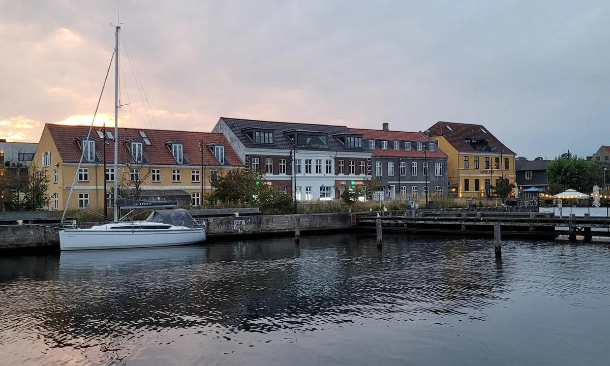 Fredericia - Gammelhavn: {"base": "de", "no": "Utsikt fra \u00f8stlig kaiprekel mot vestlig molo.", "se": "Utsikt fr\u00e5n den \u00f6stra kajen mot den v\u00e4stra piren.", "en": "View from the eastern quay side to the western pier.", "da": "Udsigt fra det \u00f8stlige kajomr\u00e5de mod den vestlige mole.", "fr": "Vue depuis le quai est vers la jet\u00e9e ouest.", "de": "Blick von \u00f6stlicher Kaiseite auf westliche Mole.", "es": "Vista desde el muelle este hacia el espig\u00f3n oeste.", "it": "Vista dal lato est del molo verso la diga ovest.", "pt": "Vista do lado leste do cais para o quebra-mar oeste.", "nl": "Uitzicht van de oostelijke kadezijde op de westelijke pier.", "pl": "Widok z wschodniej strony nabrze\u017ca na zachodni falochron.", "uk": "\u0412\u0438\u0434 \u0437 \u0441\u0445\u0456\u0434\u043d\u043e\u0433\u043e \u0431\u043e\u043a\u0443 \u043d\u0430\u0431\u0435\u0440\u0435\u0436\u043d\u043e\u0457 \u043d\u0430 \u0437\u0430\u0445\u0456\u0434\u043d\u0438\u0439 \u043c\u043e\u043b.", "ro": "Privire de pe partea estic\u0103 a cheiului c\u0103tre digul vestic.", "tr": "Do\u011fu iskelesinden bat\u0131 dalgak\u0131ran\u0131na bak\u0131\u015f.", "el": "\u0386\u03c0\u03bf\u03c8\u03b7 \u03b1\u03c0\u03cc \u03c4\u03b7\u03bd \u03b1\u03bd\u03b1\u03c4\u03bf\u03bb\u03b9\u03ba\u03ae \u03c0\u03bb\u03b5\u03c5\u03c1\u03ac \u03c4\u03bf\u03c5 \u03bb\u03b9\u03bc\u03b1\u03bd\u03b9\u03bf\u03cd \u03c0\u03c1\u03bf\u03c2 \u03c4\u03b7 \u03b4\u03c5\u03c4\u03b9\u03ba\u03ae \u03b1\u03c0\u03bf\u03b2\u03ac\u03b8\u03c1\u03b1.", "cs": "Pohled z v\u00fdchodn\u00ed strany p\u0159\u00edstavi\u0161t\u011b na z\u00e1padn\u00ed molo.", "hu": "Kil\u00e1t\u00e1s a keleti rakpartr\u00f3l a nyugati m\u00f3l\u00f3ra.", "fi": "N\u00e4kym\u00e4 it\u00e4iselt\u00e4 laiturisivulta l\u00e4nsimolelle.", "bg": "\u0418\u0437\u0433\u043b\u0435\u0434 \u043e\u0442 \u0438\u0437\u0442\u043e\u0447\u043d\u0438\u044f \u043a\u0435\u0439 \u043a\u044a\u043c \u0437\u0430\u043f\u0430\u0434\u043d\u0438\u044f \u043c\u043e\u043b.", "sr": "\u041f\u043e\u0433\u043b\u0435\u0434 \u0441\u0430 \u0438\u0441\u0442\u043e\u0447\u043d\u0435 \u0441\u0442\u0440\u0430\u043d\u0435 \u043a\u0435\u0458\u0430 \u043d\u0430 \u0437\u0430\u043f\u0430\u0434\u043d\u0438 \u043c\u043e\u043b.", "et": "Vaade idapoolsest kailast l\u00e4\u00e4ne muulile.", "lv": "Skats no austrumu krastmalas uz rietumu molu.", "lt": "Vaizdas nuo rytinio krantin\u0117s kra\u0161to link vakarinio molas."}