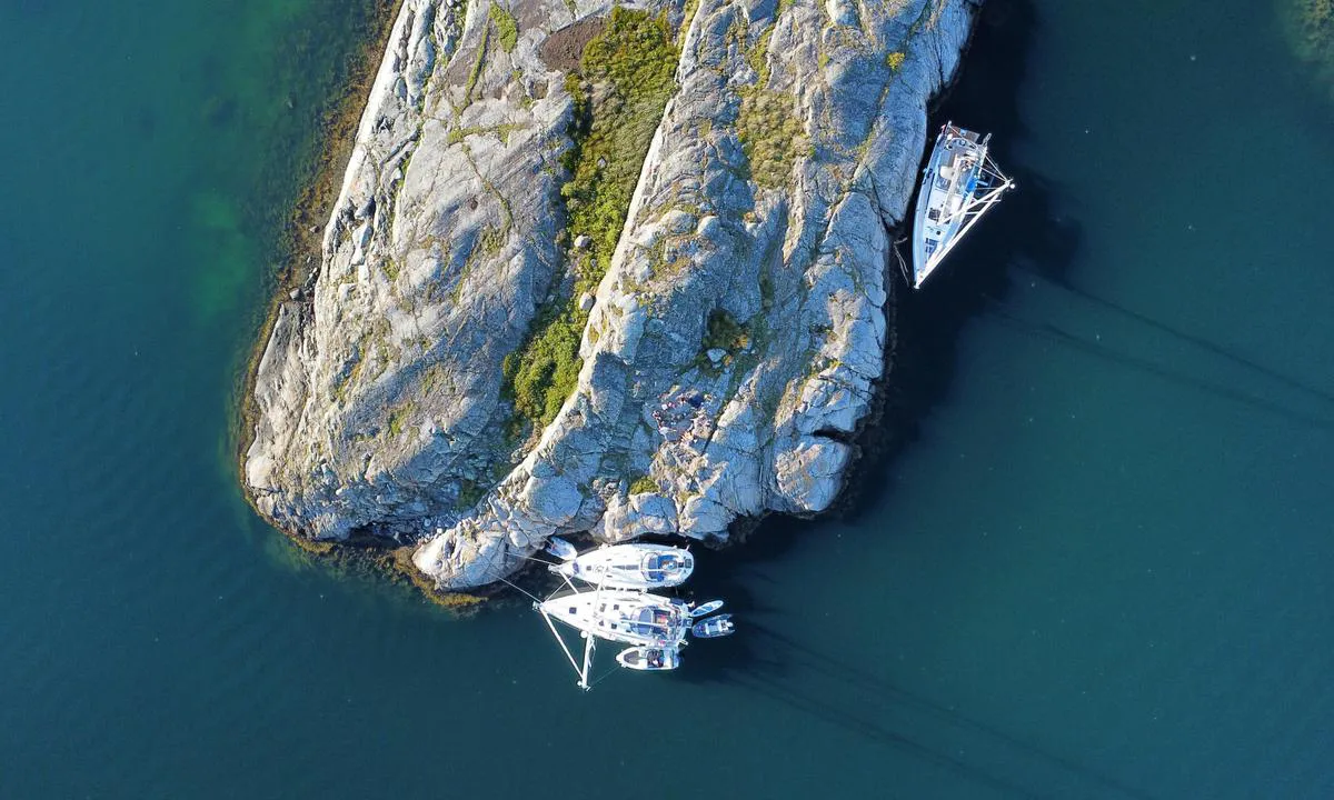 Boats moored on the south and east side of Olskär