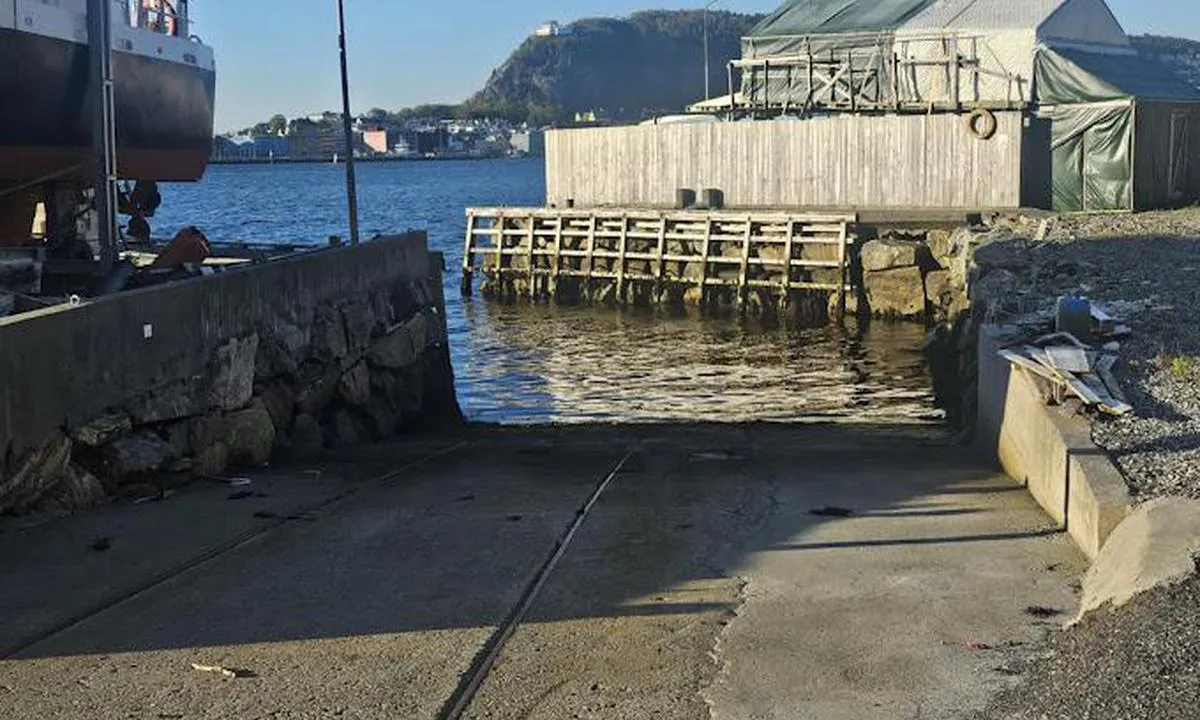 Olsvikskaret Eiendom Havn: {"base": "en", "no": "B\u00e5trampe. Bred. Vinsj.", "se": "B\u00e5tramp. Bred. Winch.", "en": "Boat ramp. Wide. Winch.", "da": "B\u00e5drampe. Bred. Spil.", "fr": "Rampe de mise \u00e0 l'eau. Large. Treuil.", "de": "Bootsrampe. Breit. Winde.", "es": "Rampa para botes. Ancha. Cabrestante.", "it": "Rampa per barche. Ampia. Verricello.", "pt": "Rampa de barcos. Larga. Guincho.", "nl": "Boothelling. Breed. Lier.", "pl": "Slip. Szeroki. Wyci\u0105garka.", "uk": "\u0421\u043f\u0443\u0441\u043a \u0434\u043b\u044f \u0447\u043e\u0432\u043d\u0456\u0432. \u0428\u0438\u0440\u043e\u043a\u0438\u0439. \u041b\u0435\u0431\u0456\u0434\u043a\u0430.", "ro": "Ramp\u0103 pentru b\u0103rci. Larg\u0103. Troliu.", "tr": "Tekne rampas\u0131. Geni\u015f. Vin\u00e7.", "el": "\u0393\u03bb\u03af\u03c3\u03c4\u03c1\u03b1 \u03c3\u03ba\u03b1\u03c6\u03ce\u03bd. \u03a0\u03bb\u03b1\u03c4\u03b9\u03ac. \u0392\u03af\u03bd\u03c4\u03c3\u03b9.", "cs": "Skluz pro lod\u011b. \u0160irok\u00fd. Navij\u00e1k.", "hu": "Haj\u00f3 r\u00e1mpa. Sz\u00e9les. Cs\u00f6rl\u0151.", "fi": "Veneenlaskuramppi. Leve\u00e4. Vinssi.", "bg": "\u0421\u043b\u0438\u043f. \u0428\u0438\u0440\u043e\u043a. \u0422\u0435\u043b\u0444\u0435\u0440.", "sr": "Rampa za \u010damce. \u0160iroka. Vitlo.", "et": "Paadislipp. Lai. Vints.", "lv": "Laivu slip\u0113tava. Plata. Vin\u010da.", "lt": "Laiv\u0173 nuleidimo ramp/ kalnas. Platus. Gerv\u0117."}