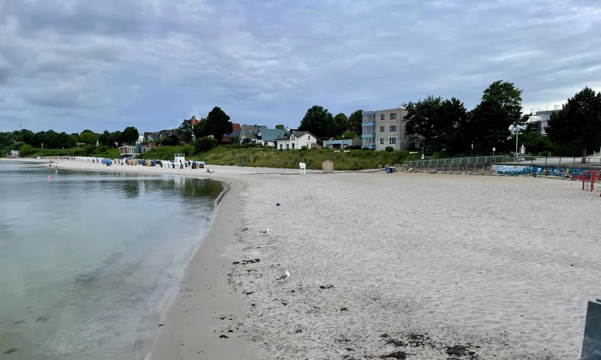 Olympiahafen Schilksee - Kiel: {"base": "no", "no": "Fin strand s\u00f8r for havna.", "se": "Fin strand s\u00f6der om hamnen.", "en": "Nice beach south of the harbour.", "da": "Fin strand syd for havnen.", "fr": "Belle plage au sud du port.", "de": "Sch\u00f6ner Strand s\u00fcdlich des Hafens.", "es": "Hermosa playa al sur del puerto.", "it": "Bella spiaggia a sud del porto.", "pt": "Praia boa ao sul do porto.", "nl": "Mooi strand ten zuiden van de haven.", "pl": "Fajna pla\u017ca na po\u0142udnie od portu.", "uk": "\u0413\u0430\u0440\u043d\u0438\u0439 \u043f\u043b\u044f\u0436 \u043d\u0430 \u043f\u0456\u0432\u0434\u0435\u043d\u044c \u0432\u0456\u0434 \u043f\u043e\u0440\u0442\u0443.", "ro": "Plaj\u0103 frumoas\u0103 la sud de port.", "tr": "Liman\u0131n g\u00fcneyinde g\u00fczel bir plaj var.", "el": "\u03a9\u03c1\u03b1\u03af\u03b1 \u03c0\u03b1\u03c1\u03b1\u03bb\u03af\u03b1 \u03bd\u03cc\u03c4\u03b9\u03b1 \u03c4\u03bf\u03c5 \u03bb\u03b9\u03bc\u03b1\u03bd\u03b9\u03bf\u03cd.", "cs": "P\u011bkn\u00e1 pl\u00e1\u017e ji\u017en\u011b od p\u0159\u00edstavu.", "hu": "Sz\u00e9p strand a kik\u00f6t\u0151t\u0151l d\u00e9lre.", "fi": "Hieno ranta sataman etel\u00e4puolella.", "bg": "\u0425\u0443\u0431\u0430\u0432 \u043f\u043b\u0430\u0436 \u044e\u0436\u043d\u043e \u043e\u0442 \u043f\u0440\u0438\u0441\u0442\u0430\u043d\u0438\u0449\u0435\u0442\u043e.", "sr": "Lepa pla\u017ea ju\u017eno od luke.", "et": "Peen rand l\u00f5unasadamast.", "lv": "Laba pludmale uz dienvidiem no ostas.", "lt": "Geras papl\u016bdimys \u012f pietus nuo uosto."}