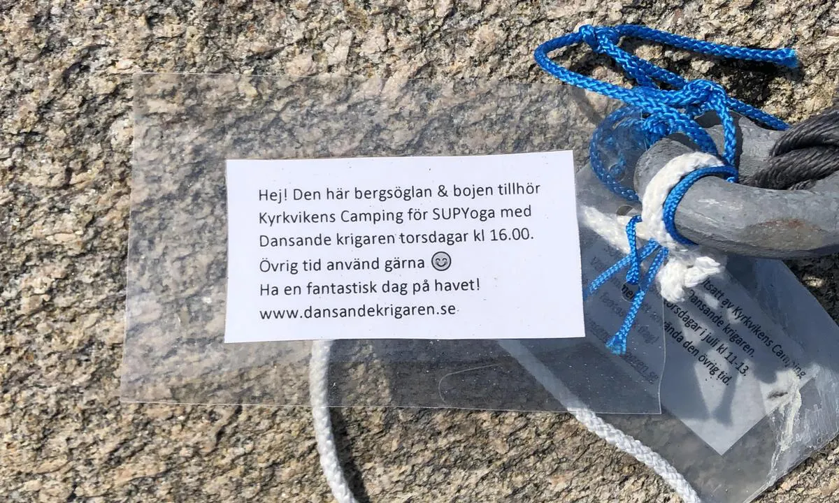 Ommerholmen: Kyrkvikens Camping har satt fast en bolt med øye til fortøying på Omerholmen. Du bør også ha med egne bergkiler for å ligge godt.