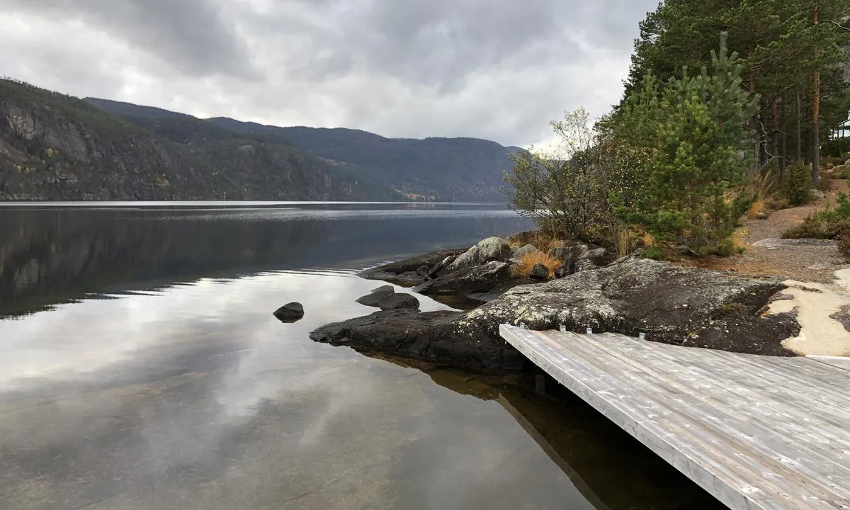 Utsikt fra Omnes Camping og innover Telemarkskanalen.