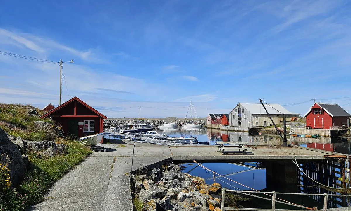 Ona Gjestebrygge: {"base": "no", "no": "Gjestehavna sett fra fergekaia.", "se": "G\u00e4sthamnen sedd fr\u00e5n f\u00e4rjekajen.", "en": "The guest harbor seen from the ferry dock.", "da": "G\u00e6stehavnen set fra f\u00e6rgekajen.", "fr": "Le port de plaisance vu du quai des ferries.", "de": "Der G\u00e4stehafen von der F\u00e4hranlegestelle aus gesehen.", "es": "El puerto para visitantes visto desde el muelle del ferry.", "it": "Il porto per gli ospiti visto dal molo del traghetto.", "pt": "A marina para visitantes vista do cais do ferry.", "nl": "De gastenhaven gezien vanaf de veerbootsteiger.", "pl": "Przysta\u0144 dla go\u015bci widziana z przystani promowej.", "uk": "\u0413\u043e\u0441\u0442\u044c\u043e\u0432\u0430 \u0433\u0430\u0432\u0430\u043d\u044c, \u043f\u043e\u0433\u043b\u044f\u0434 \u0437 \u043f\u043e\u0440\u043e\u043c\u0443.", "ro": "Portul pentru oaspe\u021bi v\u0103zut de la cheiul de feribot.", "tr": "Konuk liman\u0131 feribot iskelesinden g\u00f6r\u00fcld\u00fc.", "el": "\u0397 \u03bc\u03b1\u03c1\u03af\u03bd\u03b1 \u03c6\u03b9\u03bb\u03bf\u03be\u03b5\u03bd\u03bf\u03c5\u03bc\u03ad\u03bd\u03c9\u03bd \u03cc\u03c0\u03c9\u03c2 \u03c6\u03b1\u03af\u03bd\u03b5\u03c4\u03b1\u03b9 \u03b1\u03c0\u03cc \u03c4\u03b7\u03bd \u03b1\u03c0\u03bf\u03b2\u03ac\u03b8\u03c1\u03b1 \u03c4\u03bf\u03c5 \u03c6\u03b5\u03c1\u03b9\u03bc\u03c0\u03cc\u03c4.", "cs": "P\u0159\u00edstav pro hosty zobrazen\u00fd z plavebn\u00edho p\u0159\u00edstavi\u0161t\u011b.", "hu": "Vend\u00e9ghaj\u00f3kik\u00f6t\u0151 a kompkik\u00f6t\u0151r\u0151l n\u00e9zve.", "fi": "Vierasvenesatama n\u00e4htyn\u00e4 lauttalaiturilta.", "bg": "\u0413\u043e\u0441\u0442\u0443\u0432\u0430\u0449\u043e\u0442\u043e \u043f\u0440\u0438\u0441\u0442\u0430\u043d\u0438\u0449\u0435, \u0432\u0438\u0434\u044f\u043d\u043e \u043e\u0442 \u0444\u0435\u0440\u0438\u0431\u043e\u0442\u043d\u0438\u044f \u043a\u0435\u0439.", "sr": "Gostinsko pristani\u0161te vi\u0111eno sa trajektnog doka.", "et": "K\u00fclalissadam vaadatuna praamisillalt.", "lv": "Viesu osta skat\u012bta no pr\u0101mju piest\u0101tnes.", "lt": "Sve\u010diai uoste matyti nuo kelt\u0173 prieplaukos."}