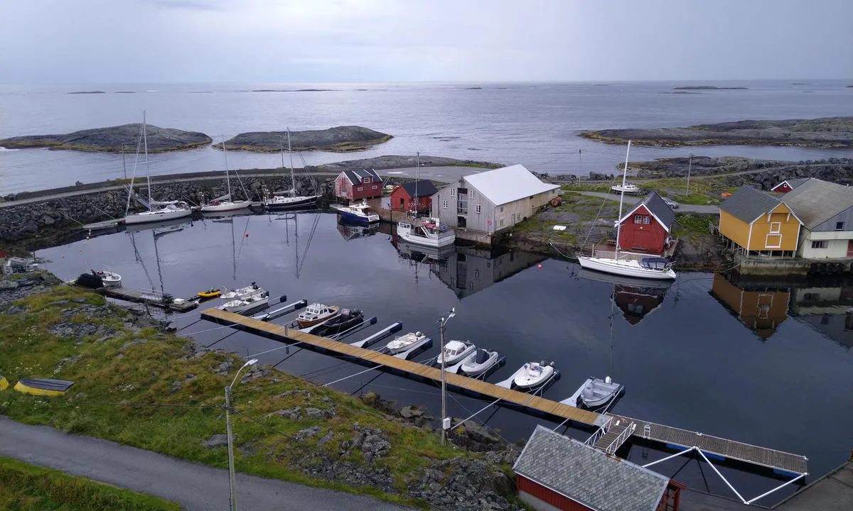 Ona Gjestebrygge: {"base": "no", "no": "God dybde langs hele brygga, ingen kjetting, str\u00f8m og vann, b\u00f8ye markerer grunne tror jeg", "se": "Bra djup l\u00e4ngs hela bryggan, ingen k\u00e4tting, str\u00f6m och vatten, boj markerar grunda tror jag", "en": "Good depth along the entire dock, no mooring chains, electricity and water available, a buoy marks shallow waters I believe", "da": "God dybde langs hele kajen, ingen k\u00e6de, str\u00f8m og vand, b\u00f8je markerer grund tror jeg"}